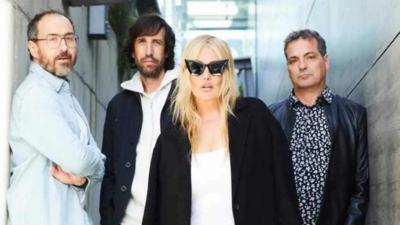 
<p>    SAN SEBASTI&Aacute;N, 12 (EUROPA PRESS)</p>
<p>   La Oreja de Van Gogh sigue sumando fechas a su gira 'Tantas cosas que contar'. As&iacute;, tras agotar el taquillaje en numerosos 'shows' en tiempo r&eacute;cord, y con medio mill&oacute;n de entradas vendidas, el grupo donostiarra ha ampliado su tour con seis nuevos conciertos.</p>
<p>   Las nuevas ciudades que se suman a la gira de regreso de Amaia Montero como vocalista de la banda son Badajoz, C&oacute;rdoba, Gran Canaria y Tenerife. Barcelona y Madrid, por su parte, sumar&aacute;n otra fecha m&aacute;s a las ya anunciadas previamente para el a&ntilde;o que viene. Las entradas saldr&aacute;n a la venta el pr&oacute;ximo lunes.</p>
<p>   Esta gira de celebraci&oacute;n de sus m&aacute;s de tres d&eacute;cadas de trayectoria "promete ser un recorrido emocional por canciones como 'Cu&iacute;date', 'La Playa', 'Puedes contar conmigo', 'Rosas', '20 de enero' y otros himnos atemporales que siguen latiendo bien fuerte en la memoria colectiva", han recordado desde la promotora Get In.</p>
<p>   'Tantas cosas que contar' es el nombre elegido por La Oreja de Van Gogh para este tour, en el que no participar&aacute; su guitarrista fundador Pablo Benegas, como gui&ntilde;o a uno de sus &aacute;lbumes m&aacute;s emblem&aacute;ticos: 'El viaje de Copperpot', que este a&ntilde;o ha cumplido 25 a&ntilde;os de su lanzamiento.</p>
      