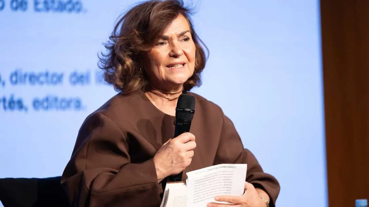 
<p>   PAMPLONA, 12 (EUROPA PRESS)</p>
<p>   La presidenta del Consejo de Estado, Carmen Calvo, ha afirmado este viernes que la gesti&oacute;n sobre las denuncias de acoso a mujeres dentro del PSOE "no se ha empezado bien pero se va a terminar bien".</p>
<p>   Ex vicepresidente del Gobierno y ex secretaria de Igualdad saocialista, Carmen Calvo, que ha atendido a los medios de comunicaci&oacute;n tras participar en un acto en Pamplona, ha asegurado que "se va a terminar bien porque ser socialista es completamente incompatible con atropellar los derechos de las mujeres, su libertad y la integridad de sus cuerpos, y como eso es incompatible, cuando el partido siga aclarando lo que sucede, todas las decisiones ir&aacute;n a alg&uacute;n sitio". "Fuera de nuestro partido quienes hacen esto. Ayudar a la justicia para que todo se acabe conociendo y desde ese orden de cosas, continuar la lucha democr&aacute;tica del feminismo, porque el feminismo no es otra cosa que democracia", ha afirmado.</p>
<p>   Calvo ha reconocido que la gesti&oacute;n en el PSOE sobre estas denuncias ha empezado mal porque han sido lentos, "pero tendr&aacute; que terminar bien porque mi partido es un partido comprometido con lo que significa el feminismo para la democracia".</p>
<p>   Adem&aacute;s, ha afirmado que "la lucha feminista contin&uacute;a intacta, y contra los compa&ntilde;eros, dentro del partido, todo, absolutamente todo el peso de nuestras normas, y fuera, la justicia de nuestro pa&iacute;s sin paliativos, porque no hay otra".</p>
<p>   Calvo ha reclamado que "cunda el ejemplo, primero para las mujeres que est&aacute; siendo en este momento acosadas en cualquier lugar; que cunda el ejemplo en todas las organizaciones en las que las mujeres se callan por miedo; que cunda el ejemplo para sanar una sociedad donde los hombres no pueden hacer esto y donde la inmensa mayor&iacute;a de los hombres que no lo hacen ayuden tambi&eacute;n a que quienes lo hacen sepan que esto no es sostenible".</p>
<p>    Adem&aacute;s, ha afirmado que "los compa&ntilde;eros que en su fuero interno sepan que han hecho esto, ya saben que no pueden ser militantes del Partido Socialista".</p>
<p>   Calvo ha explicado que, precisamente por este mensaje que viene trasladando, le duele lo ocurrido en el PSOE. "Lo he dicho sin ning&uacute;n tipo de ambajes. A quienes m&aacute;s nos duele es a los que formamos parte de esta organizaci&oacute;n. Y a las feministas de este partido nos duele todav&iacute;a m&aacute;s, porque trabajamos por esto y no vamos a parar. Claro que nos duele m&aacute;s. Lo que ocurre es que lo que las feministas llevamos diciendo desde antes de que la dictadura terminara es que esto es una realidad que se ha negado durante mucho tiempo", ha se&ntilde;alado.</p>
<p>   Carmen Calvo ha pedido que ninguna mujer "se calle". "En cualquier lugar en el que est&eacute;, que ninguna se calle. La &uacute;nica manera de sanar esto es abrir las compuertas. Yo ya recuerdo que, por desgracia, cuando una mujer era asesinada no se consideraba asesinato. No se daba ni siquiera como noticia principal, se daba como noticia residual y se llamaba crimen pasional. Pues ahora cuando se asesina a una mujer se le llama asesinato. Y si podemos ir con la justicia en la mano contra su asesino, est&aacute; en la c&aacute;rcel", ha se&ntilde;alado.</p>
      