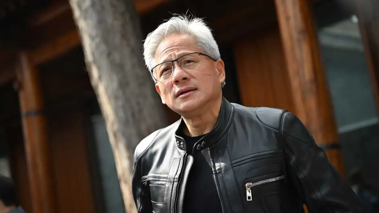 
<p>La revista 'Time' destaca a "los arquitectos de la IA", se&ntilde;alando a Huang como uno de los l&iacute;deres m&aacute;s influyentes de esta tecnolog&iacute;a</p>
<p>   MADRID, 12 (EUROPA PRESS)</p>
<p>   Jensen Huang, consejero delegado de Nvidia, el fabricante tecnol&oacute;gico estadounidense en el epicentro de la fiebre de la IA, que en 2025 se convirti&oacute; en la empresa m&aacute;s valiosa del mundo al superar los 5 billones de d&oacute;lares (4,3 billones de euros) de capitalizaci&oacute;n burs&aacute;til, ha sido elegido como "persona del a&ntilde;o" por el peri&oacute;dico 'Financial Times'.</p>
<p>   El diario de referencia en la City destaca el papel que ha desempe&ntilde;ado el cofundador de Nvidia, que lidera la compa&ntilde;&iacute;a de manera ininterrumpida desde 1993, en la transformaci&oacute;n que ha convertido a los chips en "el motor de la fiebre de la IA que arrasa el mundo empresarial y financiero".</p>
<p>   Adem&aacute;s de considerarle un factor clave en la adopci&oacute;n de una tecnolog&iacute;a capaz de transformar industrias enteras, se&ntilde;ala que Huang, de 62 a&ntilde;os, ha estado en el centro de uno de los mayores programas de inversi&oacute;n jam&aacute;s llevados a cabo por el sector privado, lo que ha impulsado la econom&iacute;a estadounidense y sostenido un auge burs&aacute;til.</p>
<p>    No obstante, el peri&oacute;dico destaca como uno de los mayores logros de Huang la capacidad del ejecutivo nacido en Taiw&aacute;n para negociar con la Casa Blanca de Donald Trump, apuntando que, aparte de halagar al presidente durante apariciones conjuntas, ha demostrado ser experto a la hora de cerrar acuerdos, como la venta de chips a Arabia Saud&iacute; o la cesi&oacute;n de un porcentaje de las ventas de Nvidia en China al Gobierno a cambio de licencias de exportaci&oacute;n.</p>
<p>   Bajo el liderazgo de Jensen Huang, del que 'Financial Times' destaca su longevidad como directivo, pues permanece de manera ininterrumpida al frente de la compa&ntilde;&iacute;a que fund&oacute; en 1993 junto a Chris Malachowsky y Curtis Priem, Nvidia se ha convertido en la empresa cotizada m&aacute;s valiosa de la historia, tras ser la primera, y hasta ahora &uacute;nica compa&ntilde;&iacute;a, en conquistar los 5 billones de d&oacute;lares de capitalizaci&oacute;n, hito logrado el pasado 29 de octubre.</p>
<p>   A pesar de que la valoraci&oacute;n de Nvidia desde entonces ha ca&iacute;do a unos 4,4 billones de d&oacute;lares (3,8 billones de euros), la empresa se mantiene como la m&aacute;s valiosa del mundo y se prev&eacute; que el propio Huang finalice 2025 con un patrimonio neto de m&aacute;s de 160.000 millones de d&oacute;lares (136.515 millones de euros), situ&aacute;ndose entre las 10 personas m&aacute;s ricas del mundo.</p>
<p>    La elecci&oacute;n del CEO de Nvidia por 'Financial Times' a&ntilde;ade un nuevo representante tecnol&oacute;gico al palmar&eacute;s de la personalidad m&aacute;s destacada cada a&ntilde;o desde 2007 por el diario brit&aacute;nico, que en anteriores ediciones eligi&oacute; a figuras del sector como Steve Jobs (2010), Tim Cook (2014), Satya Nadella (2019) o Elon Musk (2021).</p>
<p>'TIME' Y LOS ARQUITECTOS DE LA IA.</p>
<p>   La relevancia de la inteligencia artificial en 2025, y de la figura de Jensen Huang, tambi&eacute;n ha sido destacada por la revista 'Time' que ha elegido como su 'persona del a&ntilde;o' a los "arquitectos de la IA", destacando al CEO de Nvidia como "uno de los l&iacute;deres de IA m&aacute;s influyentes del mundo".</p>
<p>   De este modo, coloca al empresario de origen taiwan&eacute;s en el centro de una de las dos im&aacute;genes de portada con las que ilustra su decisi&oacute;n de 2025 y que homenajea la famosa fotograf&iacute;a de 1932 'Almuerzo en lo alto de un rascacielos' con un grupo de obreros sobre una viga de acero a 244 metros de altura en el edificio RCA de Nueva York.</p>
<p>    En la imagen Jensen Huang aparece junto a Sam Altman (OpenAI), Elon Musk (Tesla/SpaceX), Mark Zuckerberg (Meta), Lisa Su (AMD), Demis Hassabis (DeepMind), Dario Amodei (Anthropic) y Fei-Fei Li (ImageNet), conocida como la 'madrina' de la IA.</p>
<p>    Para 'Time', que elige a su 'persona del a&ntilde;o' desde 1927, este fue el a&ntilde;o en que la IA despunt&oacute; con fuerza y se hizo evidente que no habr&iacute;a vuelta atr&aacute;s y, acaparando las noticias y los debates sobre su impacto. "Cualquiera que fuera la pregunta, la IA era la respuesta", se&ntilde;ala la publicaci&oacute;n, subrayando la velocidad sin precedentes de la adopci&oacute;n de la nueva tecnolog&iacute;a.</p>
<p>   "Toda industria la necesita, toda empresa la usa y toda naci&oacute;n necesita desarrollarla", declara a 'Time' el propio Jensen Huang, para quien se trata de "la tecnolog&iacute;a m&aacute;s impactante de nuestro tiempo".</p>
<p>    Si bien desde su elecci&oacute;n de Charles Lindbergh en 1927 este reconocimiento suele caer sobre una persona, 'Time' algunas veces decide se&ntilde;alar como protagonista anual a un concepto, como sucedi&oacute; con la Tierra en peligro de extinci&oacute;n (1988) o el PC (1982).</p>
<p>    En este sentido, la revista apunta que, con su decisi&oacute;n de 2025, es la tercera ocasi&oacute;n en que su elecci&oacute;n busca capturar un momento clave de la revoluci&oacute;n tecnol&oacute;gica, tras el reconocimiento de 1982 al ordenador personal y al surgimiento de las comunidades digitales con la portada espejada de 2006 que nombr&oacute; a "T&uacute;" como personalidad de aquel a&ntilde;o y que ahora est&aacute; dando paso a la era de la IA.</p>
      
