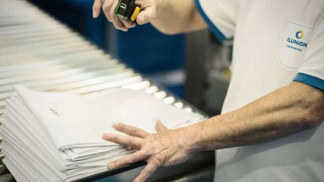 
<p>   MADRID, 12 (EUROPA PRESS)</p>
<p>   La tasa de paro de las personas con discapacidad en Espa&ntilde;a se situ&oacute; en el 18,5% en 2024, lo que supone un descenso de 1,2 puntos con respecto al a&ntilde;o anterior, y 7,3 puntos m&aacute;s que la tasa de paro de las personas sin discapacidad, que se situ&oacute; en un 11,2%, seg&uacute;n la Estad&iacute;stica de Discapacidad en el Mercado Laboral publicada este viernes por el Instituto Nacional de Estad&iacute;stica (INE).</p>
<p>   Por su parte, la tasa de empleo se situ&oacute; en el 28,9%, con un aumento de 0,4 puntos respecto a 2023. Mientras, en la poblaci&oacute;n sin discapacidad esta tasa fue del 69,7%, lo que supone una diferencia de 40,8 puntos.</p>
<p>   Adem&aacute;s, de la estad&iacute;stica se desprende que la tasa de actividad de las personas con discapacidad se sit&uacute;o en el 35,4% en 2024, lo que supuso un descenso de 0,1 puntos respecto al a&ntilde;o anterior. Esta tasa representa menos de la mitad que la de la poblaci&oacute;n sin discapacidad, que alcanza el 78,5%.</p>
<p>   Por sexo, la tasa de actividad creci&oacute; 1,2 puntos en las mujeres, hasta alcanzar el 36,3%, mientras que se redujo 1,1 puntos en los hombres, hasta el 34,7%. Por su parte, la tasa de empleo de las mujeres con discapacidad fue del 29,8% (1,5 puntos m&aacute;s que en 2023) y la de hombres del 28,2% (0,4 puntos menos).</p>
<p>   Por edad, el grupo de 25 a 44 a&ntilde;os mostr&oacute; las tasas m&aacute;s altas de actividad (48,6%) y empleo (37,6%) y una tasa de paro del 22,7%, mientras que el grupo m&aacute;s joven, de 16 a 24 a&ntilde;os, present&oacute; el doble de tasa de paro (48,6%) y una tasa de empleo tres veces inferior (11,7%).</p>
<p>   Por tipo de discapacidad, la sensorial present&oacute; la mayor tasa de actividad (52,4%), mientras que la mental registr&oacute; la menor (29,8%).</p>
<p>   De los datos tambi&eacute;n se desprende que el 69,9% de los ocupados con discapacidad eran asalariados del sector privado y el 20,8%, del sector p&uacute;blico. El 83,8% ten&iacute;an contrato indefinido y el 82,5% a jornada completa.</p>
<p>   Por comunidades aut&oacute;nomas, las que presentaron mayor tasa de actividad fueron Cantabria (45,1%) y Comunidad de Madrid (41,5%). En el lado opuesto, figuran Canarias (28,4%) y Principado de Asturias (29,3%).</p>
<p>   En cuanto al salario medio anual bruto de los trabajadores con discapacidad, este alcanz&oacute; los 23.159,7 euros en 2023, un 5,1% m&aacute;s que en 2022. Esta cifra represent&oacute; el 82,1% del salario medio de los trabajadores sin discapacidad (28.207,8 euros).</p>
<p>   De las 33.015.200 personas con relaci&oacute;n a la Seguridad Social en 2023 con 16 o m&aacute;s a&ntilde;os, 3.305.700 (el 10%) ten&iacute;an discapacidad reconocida.</p>
<p>   De ellas, 2.526.700 recibieron solo una pensi&oacute;n contributiva --lo que represent&oacute; el 76,4% del total con relaci&oacute;n a la Seguridad Social, frente al 20,5% sin discapacidad-- y 377.300 estuvieron en alta laboral exclusiva (11,4% frente al 63,3%).</p>
      