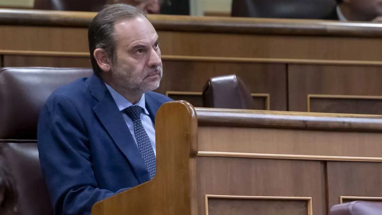 
<p>    MADRID, 12 (EUROPA PRESS)</p>
<p>   El Bar&oacute;metro de Opini&oacute;n del Centro de Investigaciones Sociol&oacute;gicas (CIS) de este mes de diciembre refleja un incremento de la inquietud generada por la corrupci&oacute;n y una mayor censura al comportamiento de los pol&iacute;ticos, aunque el principal problema de Espa&ntilde;a es, de nuevo, la vivienda.</p>
<p>   En el primer estudio de este tipo realizado por el CIS tras el ingreso en prisi&oacute;n del exministro socialista Jos&eacute; Luis &Aacute;balos, las menciones a la corrupci&oacute;n suben cuatro puntos con respecto al mes anterior, hasta el 16,2%, su segundo m&aacute;ximo de este a&ntilde;o. Y tambi&eacute;n crecen las alusiones al mal comportamiento de los pol&iacute;ticos, que pasan el 12,9% de noviembre a un 13,8%.</p>
<p>    En la c&uacute;spide de los problemas repite la vivienda, que lleva ya 13 meses en ese primer puesto, esta vez con un 39,9% tan s&oacute;lo una d&eacute;cima menos que el mes anterior.</p>
<p>   (SEGUIR&Aacute; AMPLIACI&Oacute;N)</p>
      