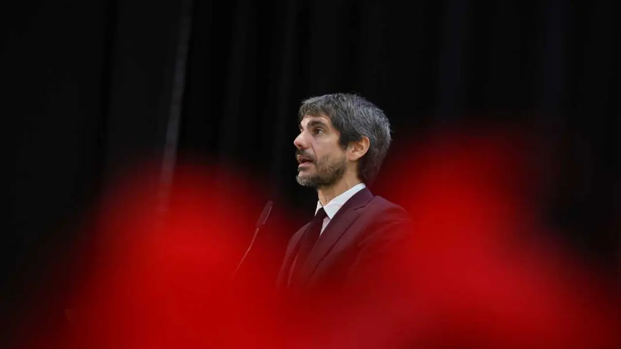 
<p>   MADRID, 21 (EUROPA PRESS)</p>
<p>   El Ministerio de Cultura, a trav&eacute;s del Instituto de la Cinematograf&iacute;a y las Artes Audiovisuales (ICAA), ha concedido ayudas para la escritura de guiones de largometrajes cinematogr&aacute;ficos por valor de 8 millones. Las cuant&iacute;as de las ayudas son de 30.000 euros para los proyectos de guiones de largometrajes y de 25.000 euros para los de documentales.</p>
<p>    De un total de 4.080 solicitudes presentadas, han resultado beneficiarios 285 guiones, de los que 224 son de ficci&oacute;n (84% de la dotaci&oacute;n total), 53 de car&aacute;cter documental (13% de la dotaci&oacute;n total) y 8 de animaci&oacute;n (3% de dotaci&oacute;n total). Treinta y cuatro de los guiones se realizan en r&eacute;gimen de coautor&iacute;a.</p>
<p>    Esta l&iacute;nea de ayudas ha reservado un 25% del cr&eacute;dito a proyectos de guiones escritos en lenguas cooficiales distintas al castellano y un 45% a proyectos de guiones escritos exclusivamente por mujeres. As&iacute;, han resultado beneficiarios 74 guiones escritos en lenguas cooficiales distintas al castellano, un 25,9% de la dotaci&oacute;n total, de los que 35 son en catal&aacute;n, 16 en valenciano, 10 en euskera, 13 en gallego.</p>
<p>   Respecto a la presencia femenina en la autor&iacute;a de los guiones de largometrajes beneficiarios, 131 est&aacute;n escritos exclusivamente por mujeres, un 45% de la dotaci&oacute;n total. Atendiendo a la comunidad aut&oacute;noma de residencia de los beneficiarios, &eacute;stas se distribuyen en Andaluc&iacute;a (22), Arag&oacute;n (9), Canarias (4), Cantabria (1), Castilla -La Mancha (5), Castilla y Le&oacute;n (2) Catalu&ntilde;a (60), Comunidad de Madrid (107), Comunidad Foral de Navarra (2), Comunidad Valenciana (29), Extremadura (3), Galicia (18), Islas Baleares (5), Pa&iacute;s Vasco (14), Principado de Asturias (1) y Regi&oacute;n de Murcia (2).</p>
<p>    Seg&uacute;n el Ministerio, en la selecci&oacute;n de proyectos solo se han admitido guiones en cuya elaboraci&oacute;n y desarrollo no se hayan utilizado herramientas de inteligencia artificial generativa.</p>
<p>    Con esta convocatoria, el Ministerio de Cultura recupera la l&iacute;nea de ayudas para la elaboraci&oacute;n de guiones de largometrajes ya prevista en la Ley 55/2007, de 28 de diciembre, del Cine, y que llevaba sin convocarse desde el a&ntilde;o 2011. Con ellas se busca afianzar las capacidades de los profesionales en los primeros eslabones de la cadena de valor con el fin de mejorar el tejido industrial espa&ntilde;ol y de combatir la precariedad laboral de los guionistas</p>
      