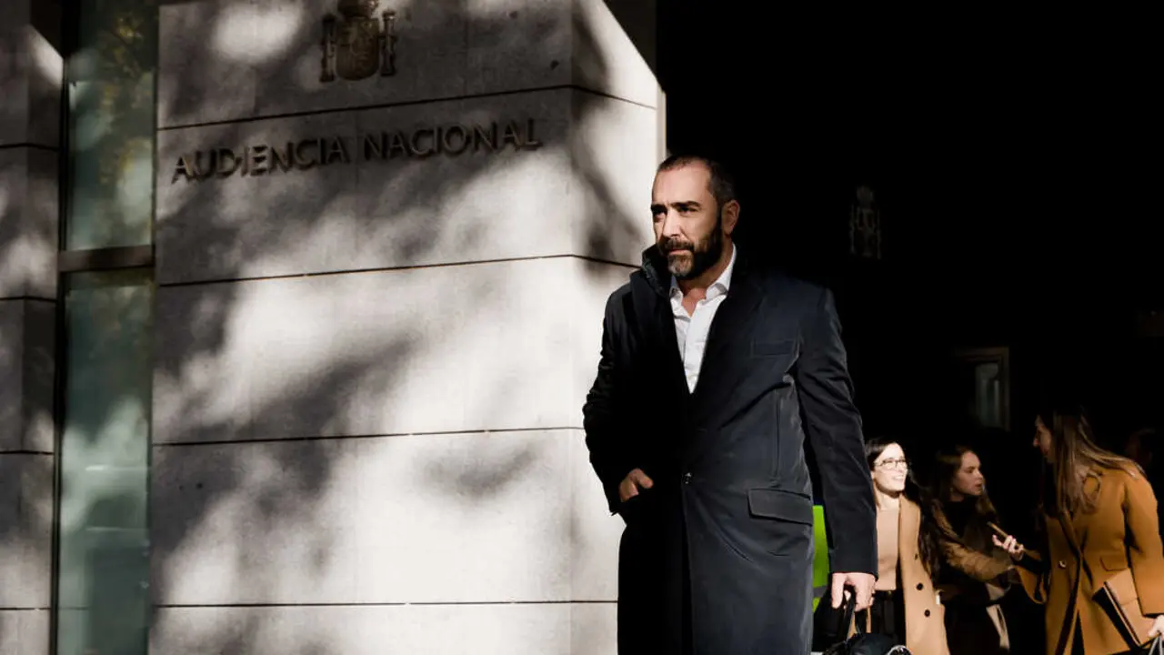 
<p>La UCO sostiene que Aldama puso a la trabajadora a disposici&oacute;n de &Aacute;balos y Koldo para "funciones de asesor&iacute;a fiscal"</p>
<p>   MADRID, 12 (EUROPA PRESS)</p>
<p>   La secretaria del empresario V&iacute;ctor de Aldama, Mar&iacute;a Pilar Losada, ha asegurado este viernes como testigo en la Audiencia Nacional por el 'caso hidrocarburos' que realiz&oacute; alguna gesti&oacute;n para el exministro Jos&eacute; Luis &Aacute;balos porque se lo ped&iacute;a su jefe.</p>
<p>   En su declaraci&oacute;n ante el juez Santiago Pedraz, la testigo ha indicado que habl&oacute; con &Aacute;balos una &uacute;nica vez por un problema en la vivienda de &eacute;l en Valencia, de acuerdo con las fuentes jur&iacute;dicas consultadas por Europa Press.</p>
<p>   La secretaria del tambi&eacute;n considerado presunto conseguidor del 'caso Koldo' ha enmarcado ese contacto con &Aacute;balos en que era una de las muchas cosas que le ped&iacute;a Aldama que hiciera.</p>
<p>   Seg&uacute;n el &uacute;ltimo informe de la Unidad Central Operativa (UCO) de la Guardia Civil aportado a la causa, la "relaci&oacute;n estrecha" de Aldama con &Aacute;balos y su asesor ministerial Koldo Garc&iacute;a incluy&oacute; que el empresario "puso a disposici&oacute;n de ambos los servicios de su secretaria personal para que &eacute;sta les prestara funciones de asesor&iacute;a fiscal".</p>
<p>   Los investigadores recogen que, el 11 de febrero de 2022, Losada acudi&oacute; al domicilio personal del exministro de Transportes. "Buenas tardes, como est&aacute;s. Espero que bien. Me gustar&iacute;a tomarme un caf&eacute; contigo, dime cu&aacute;ndo podr&iacute;as y d&oacute;nde. Es importante", mensaje&oacute; ella a &Aacute;balos, que le dijo que estar&iacute;a en casa toda la tarde.</p>
<p>   Tambi&eacute;n se&ntilde;alan como "particularmente relevante" que la secretaria, en sus comunicaciones con Aldama, se refiriera a &Aacute;balos como "el jefe" y a Koldo como "K".</p>
<p>   Ello "evidencia un trato habitual, directo y cercano con ambos", seg&uacute;n la Guardia Civil, que plasma otro mensaje de Losada, esta vez con Aldama, en el que dice haber hecho "un peque&ntilde;o informe preliminar para el jefe" y que "lo tiene K".</p>
      