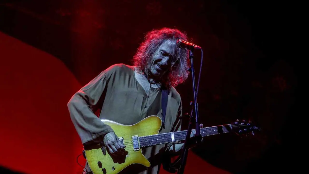 
<p>   PLASENCIA (C&Aacute;CERES), 12 (EUROPA PRESS)</p>
<p>   El m&uacute;sico Robe Iniesta recibir&aacute; este domingo, 14 de diciembre, un "sentido homenaje" en su localidad natal, Plasencia, tras su fallecimiento este pasado mi&eacute;rcoles a los 63 a&ntilde;os.</p>
<p>   As&iacute; lo han confirmado las redes sociales del artista, que agradecen el cari&ntilde;o y apoyo recibido "estos d&iacute;as tan dif&iacute;ciles y tan tristes" y avanzan que avanzan que el lugar y la hora de este homenaje se indicar&aacute;n ma&ntilde;ana s&aacute;bado.</p>
<p>   Por su parte, el Ayuntamiento de Plasencia ha ampliado el horario de firma en el libro de condolencias instalado en el zagu&aacute;n municipal, que tambi&eacute;n permanecer&aacute; abierto este viernes hasta las 20,00 horas, y el s&aacute;bado de 10,00 a 14,00 horas, para que los ciudadanos puedan dejar su despedida al m&uacute;sico placentino.</p>
      