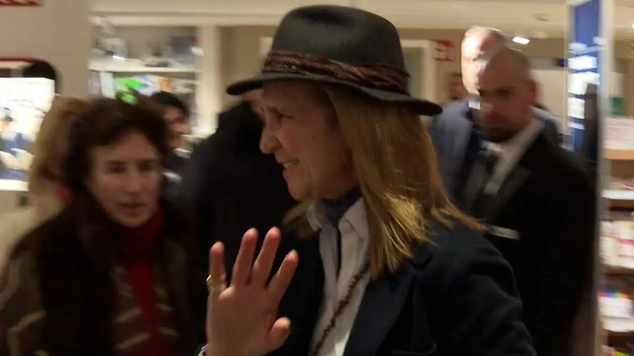 
<p>Laurence Debray pone en valor la asistencia de lectores de todas las edades: "El m&aacute;s joven ten&iacute;a 12 a&ntilde;os"</p>
<p>   MADRID, 12 (EUROPA PRESS)</p>
<p>   La infanta Elena ha asistido este viernes a la firma del libro 'Reconciliaci&oacute;n' (Planeta), la biograf&iacute;a del rey Juan Carlos I escrita por de la autora Laurence Debray, para mostrar su apoyo a la escritora y hablar con los primeros asistentes.</p>
<p>     La coautora de las memorias ha querido destacar, en declaraciones a Europa Press, la buena relaci&oacute;n que tiene con la infanta: "Me apoya mucho y siempre vamos a los eventos juntas. La quiero mucho, siempre me ha apoyado mucho. Ella y su hermana", ha valorado tras la firma del libro en 'El Corte Ingl&eacute;s' de la calle Goya.</p>
<p>   A ra&iacute;z de esto, Debray ha excusado la brevedad de la estancia de la Infanta, quien llegaba de viaje en ese momento. "Es una persona muy fiel y un encanto de mujer", ha resaltado antes de agradecer el "apoyo" de la infanta en sus visitas a Madrid, "como amiga y como hija del rey".</p>
<p>   Asimismo, la autora ha comentado acerca de la recepci&oacute;n del libro, que ha vendido 40.000 ejemplares en los primeros cinco d&iacute;as desde que se ha puesto a la venta en Espa&ntilde;a: "Sobre las cr&iacute;ticas que ha habido en los medios, pues tengo la impresi&oacute;n que la gente se queda con las ganas de saber m&aacute;s, de tener su propia impresi&oacute;n, de leerlo. Yo estoy encantada", ha valorado. El libro ya va por la quinta edici&oacute;n, lo que la editorial ha descrito como "cifras hist&oacute;ricas".</p>
<p>UNA FIRMA MULTITUDINARIA Y DE TODAS LAS EDADES</p>
<p>   Al ser preguntada por sus impresiones, la bi&oacute;grafa del em&eacute;rito ha destacado la asistencia de lectores de todas las edades, el m&aacute;s joven siendo un ni&ntilde;o de doce a&ntilde;os. "Ha venido un ni&ntilde;o que adem&aacute;s quer&iacute;a &eacute;l la firma en su ejemplar y algunos otros tambi&eacute;n j&oacute;venes que rondaban los 20", ha subrayado.</p>
<p>   Esta variedad en la asistencia la ha calificado como "positiva", ya que, seg&uacute;n la escritora, es importante que la gente joven tenga inquietudes para "conocer la historia del pa&iacute;s". La autora ha terminado as&iacute; de resumir la lectura como "un libro de historia y un testimonio para la historia".</p>
<p>   En este sentido, un joven de 20 a&ntilde;os ha puesto en valor su inter&eacute;s en la figura del em&eacute;rito como el motivo principal de su asistencia: "Es un personaje interesante, sobre todo por el proceso de la transici&oacute;n espa&ntilde;ola y el poder que ha ostentado durante los &uacute;ltimos 40 a&ntilde;os en Espa&ntilde;a".</p>
<p>   Como muchos otros, ha aprovechado la firma de esta biograf&iacute;a para comprar el libro y leerlo por primera vez. As&iacute;, espera que su lectura sirva para "potenciar el conocimiento de Espa&ntilde;a desde una perspectiva m&aacute;s personal de la vivencia del rey".</p>
<p>   El evento, que ha superado por media hora el tiempo previsto, ha tenido un gran n&uacute;mero de asistentes en su apertura, a los que se han ido sumando m&aacute;s lectores que han aprovechado la oportunidad para tener unas palabras con la autora.</p>
<p>    En 'Reconciliaci&oacute;n', de 500 p&aacute;ginas narradas en primera persona, el rey em&eacute;rito repasa su vida desde su nacimiento en Roma el 5 de enero de 1938, en el exilio, hasta su salida voluntaria del pa&iacute;s para mudarse a Abu Dabi, donde reside desde agosto de 2020.</p>
      