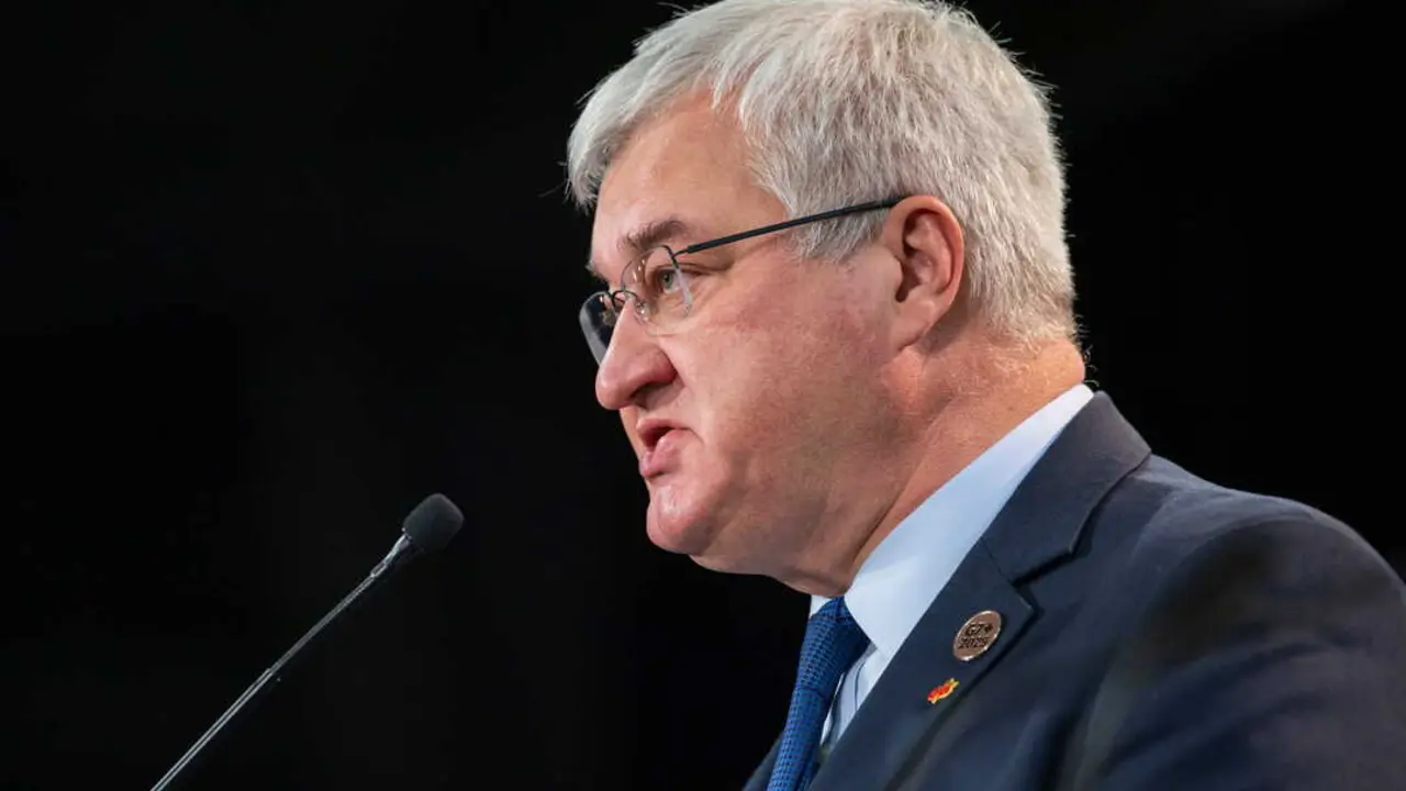 
<p>Kiev presiona para que esta medida "permanezca en vigor" mientras Mosc&uacute; "amenace la seguridad"</p>
<p>   MADRID, 12 (EUROPA PRESS)</p>
<p>   El Gobierno ucraniano ha aplaudido que los pa&iacute;ses de la Uni&oacute;n Europea hayan acordado este viernes la inmovilizaci&oacute;n indefinida de 210.000 millones de euros de activos rusos congelados en suelo europeo, con los que Bruselas quiere financiar a Ucrania.</p>
<p>   "La UE ha tomado una medida urgente y justificada para bloquear cualquier transferencia de activos del Banco Central de Rusia inmovilizados en la UE", ha celebrado el ministro de Exteriores ucraniano, Andri Sibiha, que ha calificado la decisi&oacute;n de "oportuna y decisiva para proteger a Europa y apoyar a Ucrania".</p>
<p>   Para el jefe de la diplomacia ucraniana, esta acci&oacute;n "cierra una peligrosa laguna y debe permanecer en vigor mientras las acciones de Rusia amenacen la seguridad y la estabilidad econ&oacute;mica de la Uni&oacute;n Europea", seg&uacute;n ha indicado a trav&eacute;s de su perfil en la red social X.</p>
<p>   La medida, que ha sido adoptada con 25 votos a favor y dos en contra --Hungr&iacute;a y Eslovaquia--, es un paso previo para reforzar las salvaguardas antes de recurrir a la liquidez de estos activos para financiar el "pr&eacute;stamo de reparaci&oacute;n" a Ucrania que los l&iacute;deres europeos esperan consensuar en la cumbre de la pr&oacute;xima semana.</p>
      