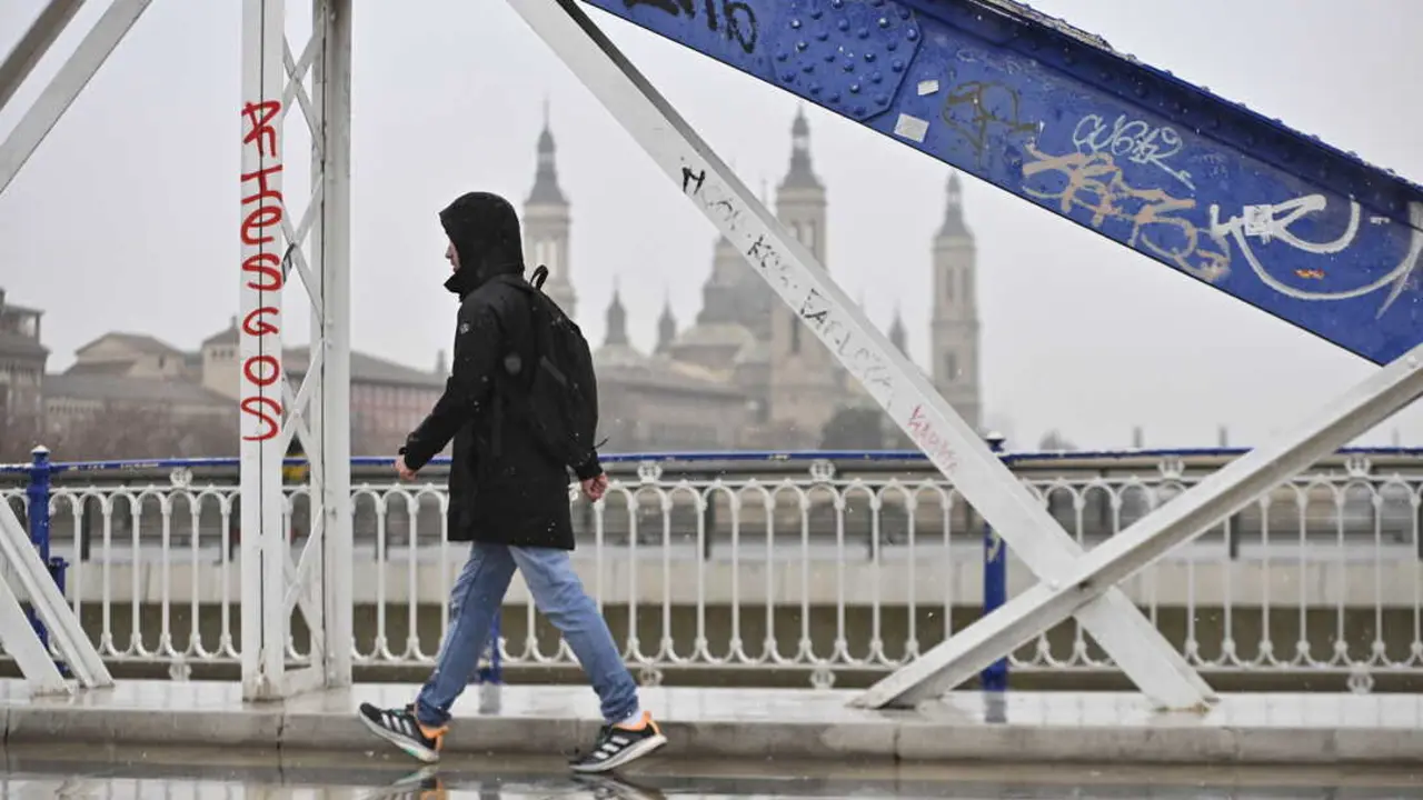 
<p>    MADRID, 13 (EUROPA PRESS)</p>
<p>   Lluvia, viento, tormenta, oleaje, nieve y niebla activan este s&aacute;bado avisos en trece provincias, as&iacute; como Ceuta y Melilla, seg&uacute;n la Agencia Estatal de Meteorolog&iacute;a (AEMET), que prev&eacute; un d&iacute;a marcado por la inestabilidad en Canarias, sur peninsular y &aacute;rea mediterr&aacute;nea debido a la formaci&oacute;n de la borrasca 'Emilia' en torno a Marruecos.</p>
<p>   En concreto, las provincias con aviso amarillo por lluvia ser&aacute;n M&aacute;laga, Santa Cruz de Tenerife (La Gomera y La Palma) y Las Palmas (Fuerteventura y Lanzarote). Sin embargo, se elevar&aacute;n al nivel naranja (importante) en C&aacute;diz, Ceuta, Santa Cruz de Tenerife (Tenerife) y Las Palmas (Gran Canaria).</p>
<p>   En cuanto al viento, Almer&iacute;a, C&aacute;diz, M&aacute;laga y Ceuta esperan avisos amarillos, que subir&aacute;n al nivel naranja en Santa Cruz de Tenerife (Tenerife, La Palma, La Gomera, El Hierro) y Las Palmas (Gran Canaria).</p>
<p>   Por su parte, las tormentas activar&aacute;n avisos amarillos en C&aacute;diz, Ceuta, Santa Cruz de Tenerife (Tenerife, La Palma, La Gomera) y Las Palmas (Gran Canaria, Fuerteventura y Lanzarote). Tambi&eacute;n de este nivel, pero por nieve, estar&aacute;n Santa Cruz de Tenerife (La Palma) y Las Palmas (Gran Canaria) y con aviso amarillo por niebla estar&aacute; Lugo.</p>
<p>   Adem&aacute;s, el oleaje pondr&aacute; con avisos amarillos a Almer&iacute;a, C&aacute;diz, Granada, M&aacute;laga, Asturias (litoral costero occidental y oriental), Cantabria (litoral costero), Guip&uacute;zcoa, Vizcaya, Ceuta (costa) y Melilla (costa). Pero se elevar&aacute;n al nivel naranja en A Coru&ntilde;a, Lugo, Pontevedra Santa Cruz de Tenerife (Tenerife, La Palma, La Gomera, El Hierro) y Las Palmas (Gran Canaria, Fuerteventura y Lanzarote).</p>
<p>   La AEMET prev&eacute; para este s&aacute;bado precipitaciones fuertes y persistentes en el entorno del Estrecho y litoral gaditano, que podr&aacute;n sobrepasar los 100 litros acumulados. Adem&aacute;s, espera probables rachas muy fuertes de levante en el Estrecho y Albor&aacute;n.</p>
<p>   AEMET tambi&eacute;n ha hecho hincapi&eacute; en que Canarias tendr&aacute; rachas muy fuertes de viento de componente norte con chubascos y tormentas que, especialmente en vertientes norte, se prev&eacute;n fuertes y persistentes y que dejar&aacute;n acumulados significativos de nieve en cumbres.</p>
<p>   As&iacute;, se prev&eacute; que predominar&aacute;n los cielos nubosos o cubiertos en la mayor parte del territorio, con tendencia a despejarse en la mitad norte peninsular a excepci&oacute;n de &aacute;reas mediterr&aacute;neas. Estas lluvias provocar&aacute;n precipitaciones en Baleares, sur de Andaluc&iacute;a, Ceuta, Melilla y en la mayor parte del tercio oriental peninsular, poco probables en Catalu&ntilde;a.</p>
<p>   Los mayores acumulados, con precipitaciones fuertes y persistentes acompa&ntilde;ados con tormenta, se esperan en M&aacute;laga y especialmente en C&aacute;diz y Ceuta, donde localmente se podr&iacute;an acumular m&aacute;s de 100 litros. Tambi&eacute;n podr&iacute;a darse alg&uacute;n acumulado significativo en puntos del sureste, as&iacute; como alguna lluvia d&eacute;bil en el Cant&aacute;brico occidental aunque con baja probabilidad.</p>
<p>   De esta forma, los chubascos tambi&eacute;n se prev&eacute;n fuertes, persistentes y con tormenta en Canarias, en especial en vertientes norte de las islas monta&ntilde;osas con cota de nieve entre 1.700 y 2.000 metros (m) en Canarias, que podr&aacute;n descender locamente a los 1.400 m y con acumulados significativos en cumbres.</p>
<p>   Adem&aacute;s, se esperan probables bancos de niebla matinales en interiores de los tercios este y norte peninsulares y heladas d&eacute;biles en monta&ntilde;as de la mitad norte peninsular.</p>
<p>   En cuanto a temperaturas m&aacute;ximas, estar&aacute;n en ascenso en la mitad occidental de la Pen&iacute;nsula, localmente notables en puntos del extremo oeste, alto Ebro y este de la meseta Sur, con descensos en la Ib&eacute;rica sur y acusados en Canarias. Al mismo tiempo, las m&iacute;nimas descender&aacute;n en Canarias, Cant&aacute;brico y cuadrante noroeste, pero aumentar&aacute;n en el cuadrante sureste y resto de zonas mediterr&aacute;neas y de Andaluc&iacute;a con pocos cambios t&eacute;rmicos en el resto.</p>
<p>    A su vez, soplar&aacute; viento del norte fuerte con rachas muy fuertes en Canarias, con viento de componente este en el resto. No obstante, se prev&eacute; moderado en Baleares, mitad sur peninsular y litorales mediterr&aacute;neos y del noroeste, que llegar&aacute;n a fuerte con probables rachas muy fuertes de levante en el Estrecho y Albor&aacute;n, mientras que en el resto ser&aacute; en general flojo.</p>
      