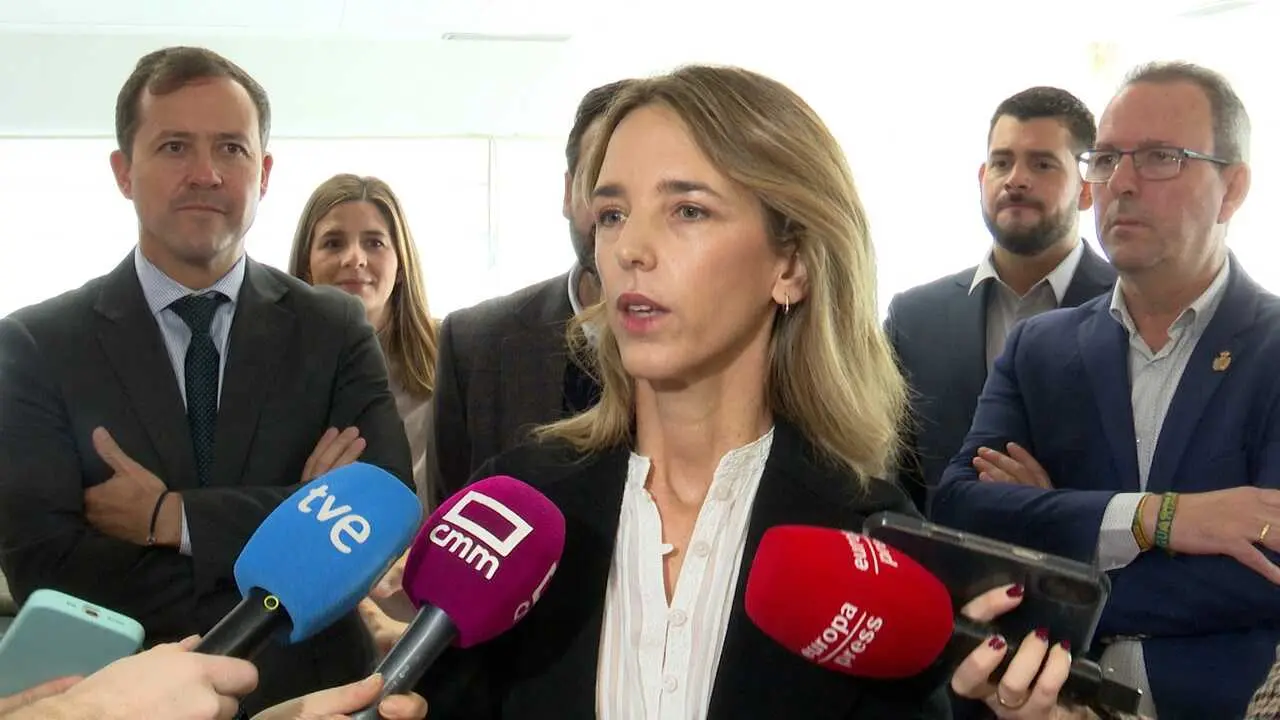 
<p>   TOLEDO, 13 (EUROPA PRESS TELEVISI&Oacute;N)</p>
<p>   La diputada del PP Cayetana &Aacute;lvarez de Toledo ha exigido este s&aacute;bado al presidente del Gobierno, Pedro S&aacute;nchez, que convoque elecciones, porque "en estos momentos en Espa&ntilde;a la asunci&oacute;n de responsabilidad" pasa por ello, y ha insistido en que el dirigente socialista "se tiene que ir" porque "es el n&uacute;mero uno de toda esta pir&aacute;mide de corrupci&oacute;n" y "degradaci&oacute;n institucional".</p>
<p>   "Pedro S&aacute;nchez sabr&aacute; mucho de la soberan&iacute;a popular, la invoca, pero no se atreve a convocar elecciones, tiene p&aacute;nico a los espa&ntilde;oles, tiene p&aacute;nico a las urnas. Y nosotros tenemos que exigir, y yo voy a hacerlo aqu&iacute;, que se convoque a los espa&ntilde;oles a las urnas", ha indicado.</p>
<p>   La 'popular' se ha pronunciado as&iacute; antes de participar en la III edici&oacute;n del D&iacute;a del Nuevo Espa&ntilde;ol, junto al presidente del Partido Popular de Castilla-La Mancha, Paco N&uacute;&ntilde;ez; el presidente provincial del PP de Toledo y alcalde de la ciudad, Carlos Vel&aacute;zquez, y la coordinadora nacional del Nuevos Espa&ntilde;oles del PP, Carmen Cervantes.</p>
<p>   En este contexto, ha considerado "una broma" la remodelaci&oacute;n del Ejecutivo central que reclamaba la vicepresidenta segunda, Yolanda D&iacute;az, porque "el que tiene que remodelar, el primero a ser remodelado es Pedro S&aacute;nchez" que sostiene un "gobierno fundado sobre la corrupci&oacute;n".</p>
<p>   "La primera corrupci&oacute;n de todos fue comprar el gobierno a un pr&oacute;fugo de la justicia a cambio de impunidad. La primera corrupci&oacute;n fue pactar con un partido que no condena el asesinato pol&iacute;tico de 853 espa&ntilde;oles. Esa es la corrupci&oacute;n fundacional de este gobierno. La primera l&iacute;nea roja que se salta es esa, es una l&iacute;nea roja moral, &eacute;tica, profunda", ha destacado.</p>
<p>   A juicio de &Aacute;lvarez de Toledo, "Espa&ntilde;a necesita un rearme moral, necesita una revoluci&oacute;n moral, una vuelta a los principios &eacute;ticos b&aacute;sicos que nos unen a todos los espa&ntilde;oles", principios que no tienen ideolog&iacute;a y que "son de la inmensa mayor&iacute;a", ha a&ntilde;adido, defendiendo una remodelaci&oacute;n y una "regeneraci&oacute;n profunda" que no se alcanza sino con elecciones.    </p>
<p>   Ha querido recordar que "Pedro S&aacute;nchez lleg&oacute; prometiendo regeneraci&oacute;n democr&aacute;tica, regeneraci&oacute;n frente a la corrupci&oacute;n y defensa de las mujeres, y siete a&ntilde;os despu&eacute;s estamos viendo en qu&eacute; ha quedado esas promesas. Siempre fueron mentira, siempre fueron falsas, no ven&iacute;a a regenerar nada, ven&iacute;a a destruir la convivencia entre espa&ntilde;oles".</p>
<p>   Incluso, ha continuado la diputada del PP, personas de su entorno m&aacute;s &iacute;ntimo y pol&iacute;tico y estrecho han venido a "robar a los espa&ntilde;oles, robar su soberan&iacute;a y a robar sus recursos. Sus promesas de regeneraci&oacute;n eran mentira, eran falsas, sus promesas de feminismo exactamente lo mismo".</p>
<p>PREMIO NOBEL DE LA PAZ</p>
<p>   De otro lado, Cayetana &Aacute;lvarez de Toledo se ha referido a su reciente viaje a Oslo, donde ha participado en los actos relacionados con la concesi&oacute;n del Premio Nobel de la Paz a la l&iacute;der de la oposici&oacute;n venezolana, Mar&iacute;a Corina Machado, y que "va a suponer un punto de inflexi&oacute;n en muchos sentidos".</p>
<p>   "La entrega del Premio Nobel de la Paz a Mar&iacute;a Corina Machado tiene mensajes muy importantes, no solamente para los venezolanos, sino para los dem&oacute;cratas del mundo", ha manifestado, rese&ntilde;ando que "el apaciguamiento, la claudicaci&oacute;n, la resignaci&oacute;n, no conducen a la paz" y que "lo que asegura la paz en las naciones, en las comunidades pol&iacute;ticas, es la firmeza democr&aacute;tica, el coraje democr&aacute;tico, la lucha por la libertad".</p>
<p>   Un mensaje que se hace extensible tambi&eacute;n "a los dem&oacute;cratas espa&ntilde;oles a no tener miedo, a no dejarse avasallar por las acusaciones, sino a todo lo contrario, a plantar cara y a defender nuestra democracia constitucional frente a quienes est&aacute;n intentando destruirla desde el Gobierno y desde los aliados y socios del Gobierno".</p>
<p>   "Mar&iacute;a Corina siempre lo ha dicho, lo que asegura la democracia es que cada uno de los ciudadanos nos movilicemos en defensa de la democracia, no hay libertad sin responsabilidad", ha concluido &Aacute;lvarez de Toledo, quien vinculando ambos temas, ha pedido "a Maduro que se vaya de una vez y permita la libertad volver a Venezuela" y a Pedro S&aacute;nchez que "convoque elecciones y deje a los espa&ntilde;oles hablar para que la regeneraci&oacute;n, para que la libertad, para que la igualdad, para que la democracia prevalezcan en nuestras naciones".</p>
<p>PERJUDICANDO LA DEMOCRACIA</p>
<p>   De su lado, el presidente regional del PP, Paco N&uacute;&ntilde;ez ha lamentado la forma en la que "el socialismo est&aacute; perjudicando la convivencia, est&aacute; perjudicando la democracia, y est&aacute; atacando el r&eacute;gimen de libertades que entre todos nos dimos", y c&oacute;mo el Gobierno de Pedro S&aacute;nchez "est&aacute; desmontando gran parte de la arquitectura de la Transici&oacute;n".</p>
<p>   Algo que S&aacute;nchez hace "con la connivencia de quienes le protegen, de los socios que le sustentan en sede parlamentaria y de los compa&ntilde;eros de partido que levantan la bandera del socialismo por encima de cualquier otra", en referencia al presidente regional, Emiliano Garc&iacute;a-Page.</p>
<p>   "Que gente como Page mantenga en el poder a Pedro S&aacute;nchez demuestra cu&aacute;l es hoy la actitud del socialismo, resistir, y que el socialismo est&eacute; por encima de todo, por encima de la democracia, por encima del pa&iacute;s, por encima de la convivencia, por encima del respeto a los ciudadanos por encima del respeto a las mujeres".</p>
<p>   Un PSOE "mis&oacute;gino" y del que se conocen "casos que provocan asco de acoso a las propias compa&ntilde;eras del partido" y que "hace senda camino de Soto del Real encarcelando permanentemente a altos dirigentes del PSOE por casos de corrupci&oacute;n", ha subrayado.</p>
<p>   El alcalde de Toledo, de su lado, ha agradecido la presencia de Cayetana &Aacute;lvarez de Toledo, "un referente en la defensa de la democracia y de la libertad, no solamente en Espa&ntilde;a sino en todo el mundo", as&iacute; como la elecci&oacute;n de la capital regional para celebrar el encuentro de Nuevos Espa&ntilde;oles del PP.    </p>
<p>   Cervantes, como coordinadora del encuentro, ha manifestado que es "un honor y un privilegio" celebrar lo que los Nuevos Espa&ntilde;oles van construyendo d&iacute;a a d&iacute;a. "Espa&ntilde;a poco a poco se ha convertido en nuestra casa" y, como tal, "la defendemos, la cuidamos".</p>
<p>IM&Aacute;GENES DISPONIBLES EN EUROPA PRESS TELEVISI&Oacute;N</p>
<p>URL DE DESCARGA: <a target="_blank" href="https://www.europapress.tv/politica/1035811/1/alvarez-toledo-exige-elecciones-sanchez">https://www.europapress.tv/politica/1035811/1/alvarez-toledo-exige-elecciones-sanchez</a></p>
<p>TEL&Eacute;FONO DE CONTACTO 91 345 44 06 </p>
      