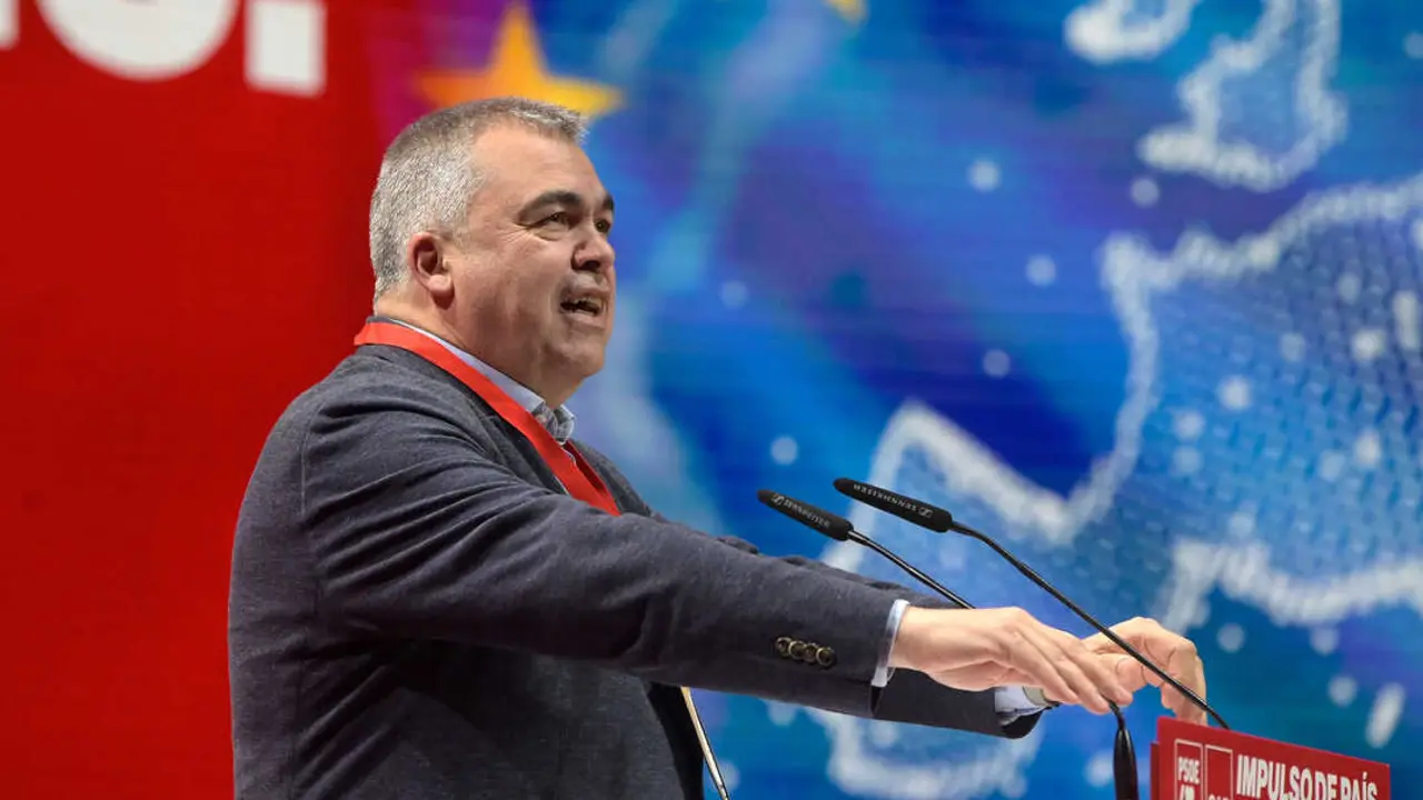 
<p>El que fue responsable del aparato del PSOE firm&oacute; la resoluci&oacute;n de expulsi&oacute;n de los cuatro concejales ahora no adscritos de Santiago</p>
<p>   SANTIAGO DE COMPOSTELA, 13 (EUROPA PRESS)</p>
<p>   El que fue secretario de Organizaci&oacute;n del Partido Socialista a nivel estatal, Santos Cerd&aacute;n, ser&aacute; citado a declarar como testigo en el juicio por la expulsi&oacute;n de las filas socialistas de los cuatro ediles compostelanos Mercedes Ros&oacute;n, Milagros Castro, Gonzalo Mu&iacute;&ntilde;os, y Marta &Aacute;lvarez, que en la actualidad son no adscritos.</p>
<p>   Cerd&aacute;n es uno de los testigos solicitados por la representaci&oacute;n legal de los concejales ahora no adscritos en la audiencia previa a la celebraci&oacute;n del juicio --previsto para los d&iacute;as 7 y 8 de septiembre--, una sesi&oacute;n que tuvo lugar en el pasado mes de octubre y a cuyo contenido ha tenido acceso Europa Press.</p>
<p>   En la vista, el abogado de los ediles expulsados del Partido Socialista pide que el que fue secretario de Organizaci&oacute;n del PSOE comparezca como testigo en calidad de persona firmante de la resoluci&oacute;n disciplinaria aprobada contra los concejales.</p>
<p>   Asimismo, el representante legal de los cuatro concejales ahora no adscritos solicita que comparezcan tambi&eacute;n como testigos, adem&aacute;s de los propios demandantes, cuatro trabajadores eventuales del Partido Socialista en la ciudad y el exalcalde Jos&eacute; Antonio S&aacute;nchez Bugallo.</p>
<p>   Sin embargo, en esta audiencia previa, la abogada que representa al Partido Socialista se opone y presenta recurso contra la citaci&oacute;n de Cerd&aacute;n al asegurar que ya no forma parte del PSOE y que la petici&oacute;n solo busca un "efecto medi&aacute;tico" dada su situaci&oacute;n --en aquel momento permanec&iacute;a detenido en el marco de la supuesta trama de cobro de comisiones a cambio de adjudicaciones--.</p>
<p>   La letrada que se encarga de la representaci&oacute;n legal del Partido Socialista s&iacute; defiende que comparezca el director de la Asesor&iacute;a Jur&iacute;dica de Ferraz, por considerar que podr&iacute;a aclarar la tramitaci&oacute;n de los expedientes disciplinarios. As&iacute;, se&ntilde;ala que &eacute;ste tiene pleno conocimiento del proceso, al contrario que Santos Cerd&aacute;n, a quien, seg&uacute;n argumenta, solo se le hace llegar la propuesta de resoluci&oacute;n para su firma.</p>
<p>   Adem&aacute;s, propone que acuda como testigo el encargado de instruir el expediente desde Ferraz y que se aporten los archivos de audio de las ruedas de prensa hechas por los demandantes o que, en el caso de que la solicitud de esta prueba sea impugnada, que las grabaciones se reproduzcan durante el juicio.</p>
<p>   Por &uacute;ltimo, solicita que no se repitan las declaraciones de testigos que ya comparecieron --como Bugallo y trabajadores eventuales--, de forma que se utilicen sus testimonios durante la vista que decidi&oacute; sobre las medidas cautelares que ped&iacute;an los cuatro ediles para frenar su expulsi&oacute;n del partido, un aspecto que la magistrada rechaza.</p>
<p>LA JUEZA ACEPTA TODAS LAS PROPUESTAS DE TESTIGOS</p>
<p>   Por el contrario, la jueza acepta todos los testigos propuestos por las partes y se&ntilde;ala que, en el caso de Cerd&aacute;n, el hecho de que pertenezca o no al partido es indiferente toda vez que se le cita en calidad de firmante de la resoluci&oacute;n.</p>
<p>   Tambi&eacute;n considera que el instructor de los expedientes podr&aacute; ilustrar sobre los motivos por los que se imponen las sanciones y tambi&eacute;n sobre la mec&aacute;nica de estas.</p>
<p>   En relaci&oacute;n a la petici&oacute;n de la abogada del PSOE de no recoger el testimonio de los cuatro demandantes, la jueza recuerda que la vista por las medidas cautelares ten&iacute;a un objetivo concreto y determinado, aunque despu&eacute;s se hablase all&iacute; de lo "divino y lo humano".</p>
<p>   As&iacute;, se&ntilde;ala que, para salvar el principio de inmediaci&oacute;n --regla procesal fundamental que exige la presencia directa y personal del juez en las audiencias y debates-- se admiten todas las propuestas de comparecencia.</p>
<p>UN CONFLICTO QUE ARRANC&Oacute; EN EL D&Iacute;A DE SAN JUAN DE 2024</p>
<p>   El conflicto interno del PSOE local de la capital gallega estall&oacute; el 24 junio de 2024, cuando los seis concejales del grupo municipal votaron en el pleno a favor de una ordenanza sobre las viviendas tur&iacute;sticas en contra de la decisi&oacute;n marcada por la direcci&oacute;n local, que optaba por la abstenci&oacute;n.</p>
<p>   Esa misma jornada, d&iacute;a de San Juan y festivo en muchas localidades gallegas, la ejecutiva de Santiago convoc&oacute; una reuni&oacute;n para ordenar el relevo de dos de los trabajadores del grupo, la jefa de gabinete y el responsable de comunicaci&oacute;n, unos cambios que el portavoz municipal, entonces Gonzalo Mu&iacute;&ntilde;os, se neg&oacute; a firmar y por los que fue suspendido de militancia durante un plazo de 18 meses.</p>
<p>   A continuaci&oacute;n, Mu&iacute;&ntilde;os fue suspendido de militancia y la direcci&oacute;n local acord&oacute; nombrar a Gumersindo Guinarte como nuevo portavoz del Grupo Municipal y a Marta Abal como secretaria, convocando a Mercedes Ros&oacute;n, Milagros Castro y Marta &Aacute;lvarez a una reuni&oacute;n para ratificar dichos nombramientos. Sin embargo, las tres concejalas no acudieron al entender que la convocatoria era nula, lo que supuso la ruptura en la totalidad del grupo municipal y su posterior expulsi&oacute;n.</p>
<p>   As&iacute; las cosas, y tras pedir judicialmente medidas cautelares que frenasen su expulsi&oacute;n --un aspecto que les fue denegado--, Mercedes Ros&oacute;n, Milagros Castro, Gonzalo Mu&iacute;&ntilde;os y Marta &Aacute;lvarez presentaron una demanda contra el PSOE en la que reclaman la impugnaci&oacute;n de las resoluciones disciplinarias para su reincorporaci&oacute;n en el grupo municipal local.</p>
      