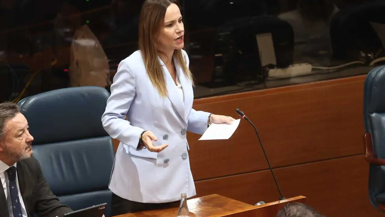 
<p>    MADRID, 14 (EUROPA PRESS)</p>
<p>   La portavoz de Vox en la Asamblea de Madrid, Isabel P&eacute;rez Mo&ntilde;ino, ha preguntado este domingo a la presidenta de la Comunidad de Madrid, Isabel D&iacute;az Ayuso, "si el acento del marroqu&iacute; reincidente" que agredi&oacute; a una anciana en el Metro "cabe en Madrid".</p>
<p>   Mo&ntilde;ino y el portavoz nacional de Seguridad e Inmigraci&oacute;n, Samuel V&aacute;zquez, han acudido a la Puerta del Sol de la capital a denunciar el &uacute;ltimo supuesto hecho violento que atribuyen a un extranjero a una anciana de 80 a&ntilde;os en el Metro de Madrid.</p>
<p>   Durante su intervenci&oacute;n, Mo&ntilde;ino ha asegurado que la v&iacute;ctima ha quedado "silenciada" y vincul&oacute; el suceso con lo que considera "una falta de pol&iacute;ticas firmes en materia de seguridad e inmigraci&oacute;n".</p>
<p>   "Una mujer que no abrir&aacute; portadas de los peri&oacute;dicos ni abrir&aacute; telediarios ni siquiera ocupar&aacute; un espacio en esas concejal&iacute;as de mujer y de feminismo. Una v&iacute;ctima completamente silenciada porque el agresor es un marroqu&iacute; reincidente que est&aacute; aqu&iacute; en nuestras calles", ha aseverado.</p>
<p>   As&iacute;, ha criticado que "entre los socialistas y los mis&oacute;ginos extranjeros, las mujeres cada vez est&aacute;n m&aacute;s inseguras en Espa&ntilde;a y frente a esto hay que aplicar pol&iacute;ticas y discursos valientes". "Todos fuera, los socialistas del poder y los delincuentes extranjeros fuera de nuestras calles a cumplir su pena a sus pa&iacute;ses de origen", ha solicitado.</p>
<p>   En ese contexto, la parlamentaria madrile&ntilde;a ha cuestionado el discurso del Ejecutivo madrile&ntilde;o sobre la diversidad y la convivencia, preguntando directamente a Ayuso si determinados comportamientos delictivos "caben" en el modelo de regi&oacute;n que defiende.</p>
<p>    Mo&ntilde;ino ha extendido sus cr&iacute;ticas a otros episodios recientes de violencia y delincuencia ocurridos en Madrid y reclam&oacute; la aplicaci&oacute;n de pol&iacute;ticas de "ley y orden".</p>
<p>    Asimismo, ha defendido la expulsi&oacute;n de delincuentes extranjeros para que cumplan condena en sus pa&iacute;ses de origen y ha asegurado que, si llega al Gobierno, impulsar&aacute; medidas para "limpiar" Madrid y Espa&ntilde;a de criminalidad, con el objetivo -seg&uacute;n afirm&oacute;- de devolver la seguridad, la libertad y la prosperidad a los ciudadanos.</p>
<p>   Por su parte, el portavoz nacional de Seguridad e Inmigraci&oacute;n, Samuel V&aacute;zquez, ha puesto el foco en la ideolog&iacute;a de g&eacute;nero, lo que llamaban espacios seguros son espacios de impunidad para sus depredadores", asegurando que es necesario invertir en educaci&oacute;n "para que nuestras hijas detecten a estos babosos y se separen de ellos".</p>
      