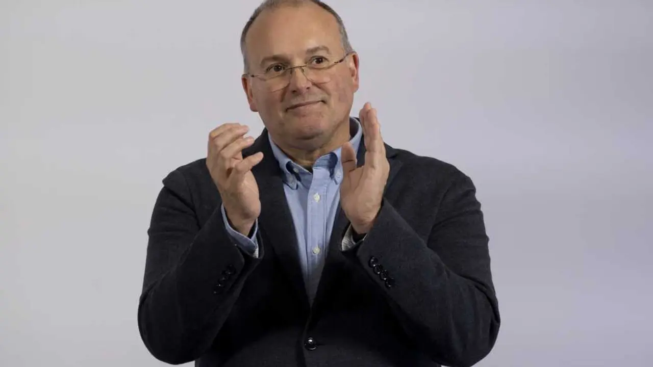 
<p>   MADRID, 15 (EUROPA PRESS)</p>
<p>   El secretario general del Partido Popular, Miguel Tellado, ha sugerido en su cuenta de la red X que la reuni&oacute;n que mantuvieron el expresidente del Gobierno, Jos&eacute; Luis Rodr&iacute;guez Zapatero y el empresario de Plus Ultra Julio Mart&iacute;nez, detenido la semana pasada por la Polic&iacute;a, pudo ser para un "soplo" y ha pedido al presidente del Gobierno, Pedro S&aacute;nchez, que lo explique en la rueda de prensa de cierre del a&ntilde;o que tiene hoy en Moncloa.</p>
<p>   Tellado publica, junto a su comentario, una fotograf&iacute;a de los titulares que publican hoy El Debate y El Confidencial. El primero de ellos desvela que "Zapatero se reuni&oacute; en un monte sin cobertura con el detenido de Plus Ultra 72 horas antes de que lo arrestara la Polic&iacute;a". La segunda noticia apunta que "los investigadores detectaron que el hombre de Zapatero borr&oacute; mensajes y correos antes de su detenci&oacute;n".</p>
<p>   El secretario general del PP afirma en su comentario de X, recogido por Europa Press, que Zapatero es "siempre tan previsor" y afirma que el empresario con el que se reuni&oacute;n "justo antes de que lo detuvieran" es "cliente de sus hijas". "El investigado borr&oacute; pruebas, y el gui&oacute;n parece escrito: reuni&oacute;n, limpieza y detenci&oacute;n", expone el dirigente 'popular'.</p>
<p>   A rengl&oacute;n seguido reclama que Pedro S&aacute;nchez, en su rueda de prensa de hoy, aclare si este encuentro fue una "casualidad" o un "soplo" para "limpiar sin l&iacute;mite", como dec&iacute;a su "fontanera", en referencia a Leire D&iacute;ez, la exmilitante del PSOE, detenida por presuntamente cobrar mordidas, junto con el expresidente de la Sepi, Vicente Fern&aacute;ndez y el socio de Servinhabar vinculado a Santos Cerd&aacute;n, Antx&oacute;n Alonso.</p>
<p>   El directivo de Plus Ultra --rescatada por el Gobierno espa&ntilde;ol con 56 millones de euros-- Julio Mart&iacute;nez fue detenido la semana pasada por presuntamente desviar fondos de la aerol&iacute;nea venezolana y por blanqueo de capitales. Seg&uacute;n El Confidencial, el arrestado que fue puesto en libertad posteriormente con medidas cautelares, habr&iacute;a eliminado contenido de sus tel&eacute;fonos m&oacute;viles y borrado correos electr&oacute;nicos d&iacute;as antes de su detenci&oacute;n.</p>
      