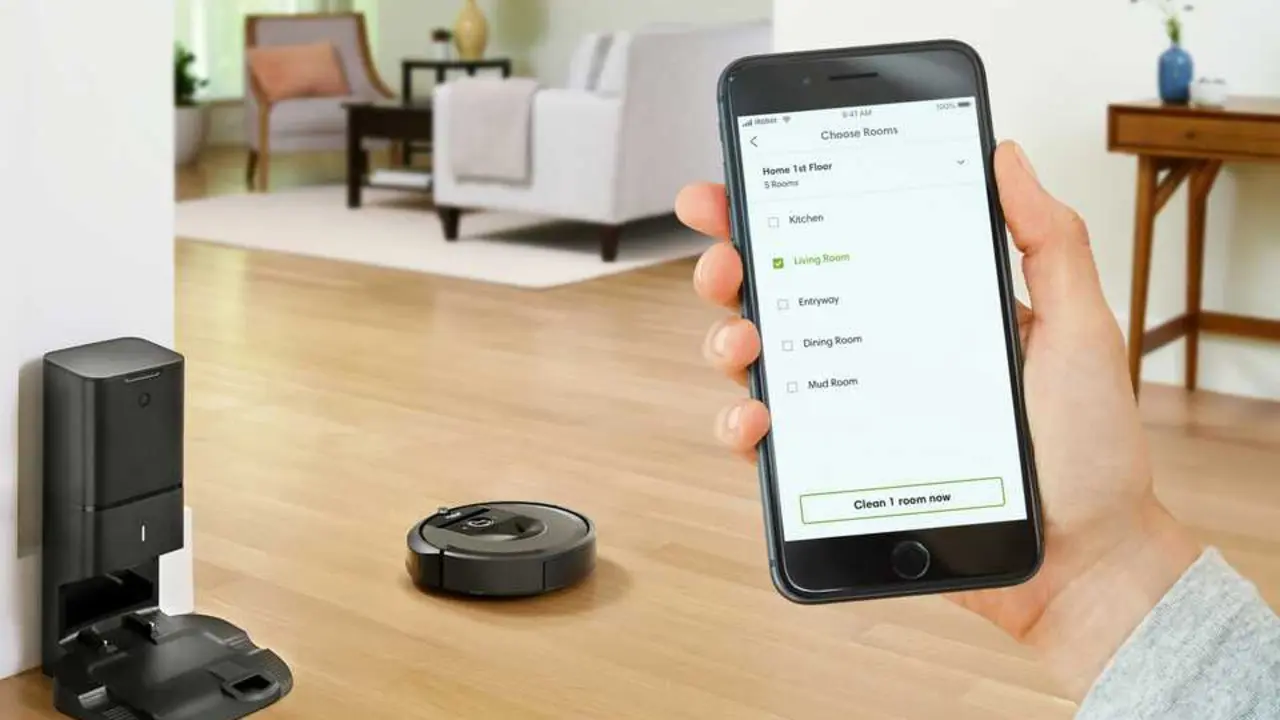 
<p>    MADRID, 15 (EUROPA PRESS)</p>
<p>   iRobot, la empresa fabricante de los aspiradores 'Roomba', ha iniciado junto a varias filiales un proceso voluntario de bancarrota bajo la protecci&oacute;n del Cap&iacute;tulo 11 de la Ley de Quiebras de Estados Unidos en el marco del acuerdo de reestructuraci&oacute;n alcanzado con la compa&ntilde;&iacute;a china Shenzhen Picea Robotics y Santrum Hong Kong, subsidiaria de esta, para adquirir el 100% de la compa&ntilde;&iacute;a estadounidense, que dejar&aacute; de cotizar en el Nasdaq.</p>
<p> iRobot, que seguir&aacute; operando con normalidad durante la quiebra y espera completar el proceso para febrero de 2026, considera este acuerdo de reestructuraci&oacute;n "un paso crucial" para fortalecer la base financiera de la empresa y posicionarla para el crecimiento a largo plazo.</p>
<p>   Seg&uacute;n los t&eacute;rminos del acuerdo, Picea, principal prestamista y fabricante de iRobot, recibir&aacute; el 100% de las acciones de la empresa, lo que permitir&aacute; a esta seguir operando y mejorar su estabilidad financiera, as&iacute; como reducir la deuda e impulsar la innovaci&oacute;n en su cartera de rob&oacute;tica y dispositivos dom&eacute;sticos inteligentes.</p>
<p>   Una vez completada la transacci&oacute;n, iRobot pasar&aacute; a ser una empresa privada propiedad al 100% de Picea y sus acciones dejar&aacute;n de cotizar en Nasdaq Stock Market. Asimismo, iRobot prev&eacute; que, si el Tribunal del Distrito de Delaware aprueba el plan de bancarrota, los accionistas de la compa&ntilde;&iacute;a no recibir&aacute;n ninguna participaci&oacute;n en el capital de la firma reorganizada, por lo que los accionistas "experimentar&aacute;n una p&eacute;rdida total y no recuperar&aacute;n su inversi&oacute;n".</p>
<p>   "El anuncio de hoy marca un hito crucial para asegurar el futuro a largo plazo de iRobot", declar&oacute; Gary Cohen, consejero delegado de iRobot.</p>
<p>    El fabricante de 'Roomba', fundado en 1990 y que dio el salto al parqu&eacute; en 2005, ya advirti&oacute; el pasado mes de marzo de "dudas sustanciales" sobre su capacidad para continuar operando ante la incertidumbre por el impacto sobre la demanda de los consumidores de la competencia, las condiciones macroecon&oacute;micas y los aranceles.</p>
<p>   En enero de 2024, el gigante estadounidense del comercio electr&oacute;nico Amazon cancel&oacute; un acuerdo para la adquisici&oacute;n de iRobot al considerar que la transacci&oacute;n no ten&iacute;a visos de lograr la aprobaci&oacute;n de los reguladores de la Uni&oacute;n Europea, que hab&iacute;an advertido unos meses antes de que la compra podr&iacute;a "restringir" la competencia.</p>
<p>   Tras frustrarse la operaci&oacute;n, iRobot anunci&oacute; un plan de reestructuraci&oacute;n para reforzar su base financiera y que supuso un ajuste de plantilla superior al 50%.</p>
      