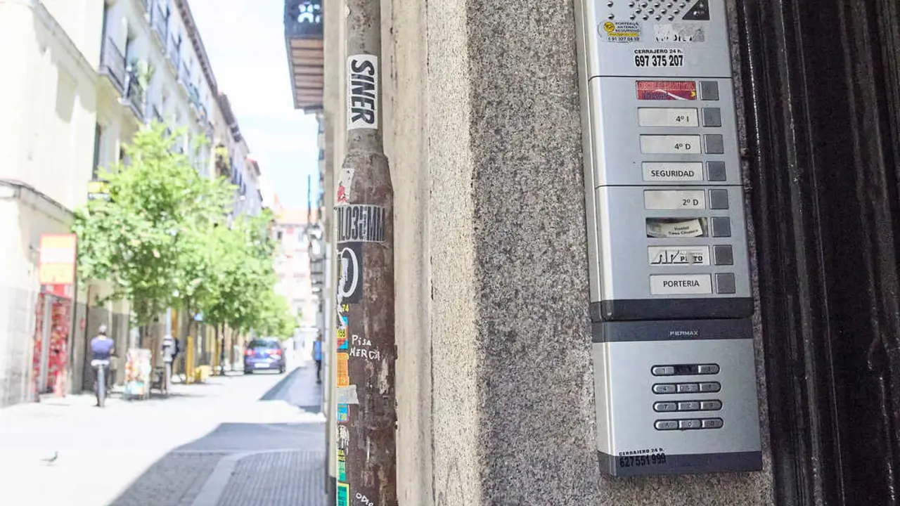 
<p>   MADRID, 15 (EUROPA PRESS)</p>
<p>   El Ministerio de Derechos Sociales, Consumo y Agenda 2030 ha sancionado con 64 millones de euros a la plataforma 'online' de alquiler de viviendas tur&iacute;sticas Airbnb por, entre otros motivos, publicar anuncios de alojamientos sin licencia, seg&uacute;n ha informado este lunes el departamento encabezado por Pablo Bustinduy.</p>
<p>   La resoluci&oacute;n es firme y agota la v&iacute;a administrativa, tras haberse resuelto el recurso de alzada interpuesto ante el ministro de Consumo.</p>
<p>   El fallo incluye, adem&aacute;s, dos sanciones accesorias que obligan a la plataforma a rectificar los incumplimientos detectados, eliminando los contenidos il&iacute;citos publicados y haciendo p&uacute;blica la multa impuesta.</p>
<p>   Las infracciones de la normativa de consumo --identificadas en un total de 65.122 anuncios en Airbnb y que han dado lugar a esta resoluci&oacute;n-- han consistido en pr&aacute;cticas comerciales desleales con los consumidores y usuarios.</p>
<p>   En concreto, Consumo se ha referido a la publicaci&oacute;n de anuncios de alojamientos tur&iacute;sticos sin licencia, contraviniendo las obligaciones impuestas por la mayor&iacute;a de las normativas auton&oacute;micas, que exigen indicar el n&uacute;mero de registro en la publicidad.</p>
<p>   Tambi&eacute;n ha mencionado anuncios que usan n&uacute;meros de licencia o registro falsos o incorrectos, as&iacute; como aquellos sin informaci&oacute;n veraz sobre la naturaleza jur&iacute;dica de los anfitriones, lo que constituye publicidad enga&ntilde;osa.</p>
<p>   Por ello, se ha impuesto una sanci&oacute;n por infracci&oacute;n grave por importe de 64.055.311 euros, cantidad que, seg&uacute;n Consumo, equivale "a seis veces el beneficio il&iacute;cito" obtenido por Airbnb como consecuencia de estas pr&aacute;cticas, mantenidas desde el apercibimiento formulado por el Ministerio hasta la retirada de los anuncios.</p>
<p>   En este contexto, el Tribunal Superior de Justicia de Madrid hab&iacute;a respaldado previamente la orden de retirada dictada por el Ministerio en distintos autos.</p>
<p>INCUMPLIMIENTO DEL R&Eacute;GIMEN DE CONTRATOS A DISTANCIA </p>
<p>   El Ministerio tambi&eacute;n ha identificado una infracci&oacute;n por incumplimiento del r&eacute;gimen y obligaciones de los contratos celebrados a distancia, al omitir informaci&oacute;n sobre la naturaleza jur&iacute;dica del anfitri&oacute;n del alojamiento tur&iacute;stico anunciado. Se trata de una infracci&oacute;n leve, sancionada con 10.000 euros.</p>
<p>   Asimismo, ha se&ntilde;alado la obstrucci&oacute;n o negativa a facilitar informaci&oacute;n durante la instrucci&oacute;n del expediente, ya que la plataforma no respondi&oacute; a los requerimientos de Consumo, otra infracci&oacute;n leve sancionada con 10.000 euros.</p>
<p>   Por &uacute;ltimo, se ha apuntado el incumplimiento de los deberes y prohibiciones impuestos mediante &oacute;rdenes o medidas provisionales del &oacute;rgano instructor --dictadas para evitar riesgos o perjuicios a los consumidores durante la tramitaci&oacute;n del expediente--, una infracci&oacute;n grave sancionada con 55.000 euros.</p>
<p>EXPEDIENTES A AGENCIAS INMOBILIARIAS </p>
<p>   En el &aacute;mbito de la vivienda, el Ministerio ha recordado que mantiene distintos expedientes sancionadores contra agencias inmobiliarias por posibles pr&aacute;cticas abusivas hacia inquilinos en la gesti&oacute;n del alquiler.</p>
<p>   Todas estas actuaciones se enmarcan en el objetivo fijado por Pablo Bustinduy de contribuir a atajar la crisis de la vivienda en Espa&ntilde;a, uno de los principales problemas del pa&iacute;s.</p>
<p>   Bustinduy ha declarado que "hay miles de familias que viven al l&iacute;mite a causa de la vivienda, mientras unos pocos se enriquecen con modelos de negocio que expulsan a las personas de sus hogares", y ha subrayado que "ninguna empresa en Espa&ntilde;a, por grande o poderosa que sea, puede estar por encima de la ley".</p>
      