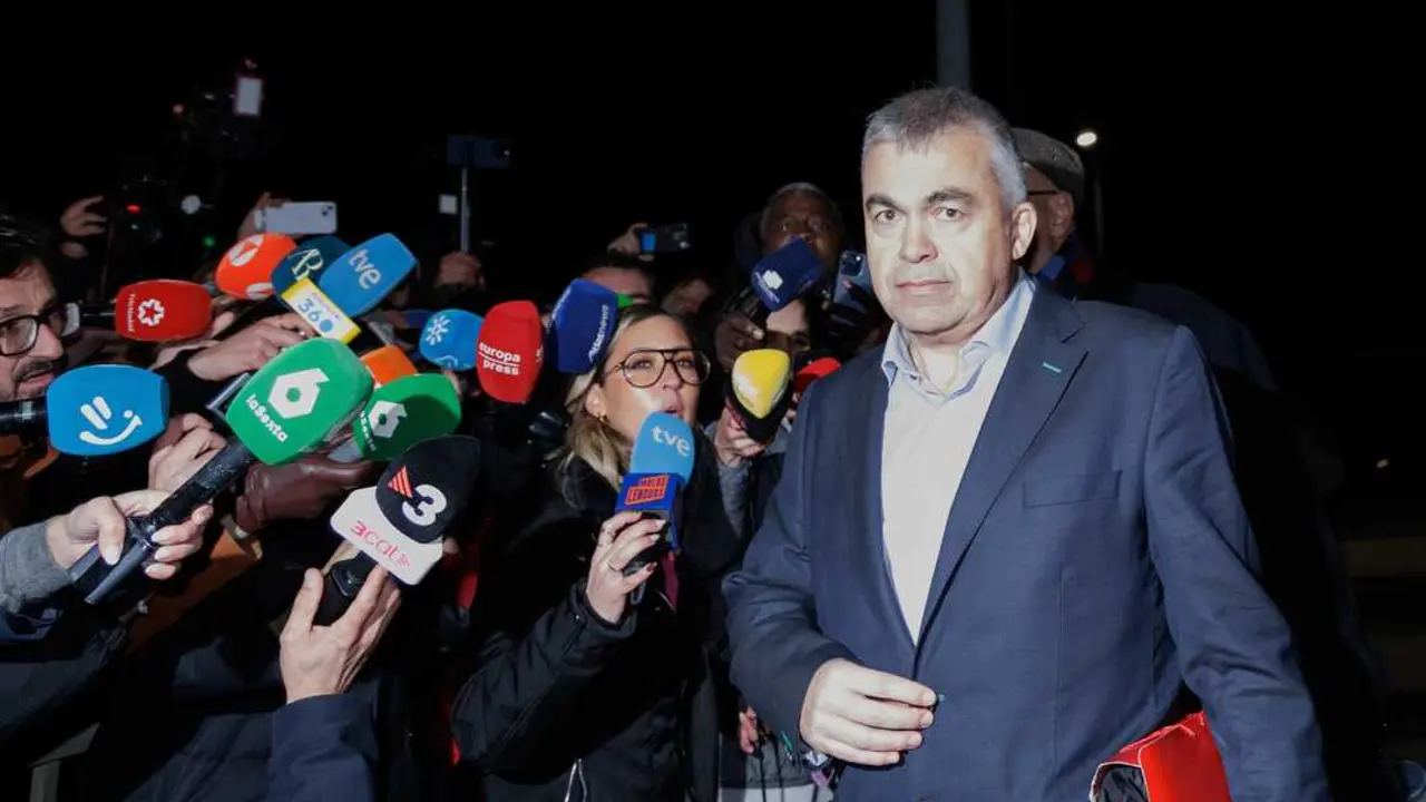 
<p>    PAMPLONA, 15 (EUROPA PRESS)</p>
<p>   El exsecretario de Organizaci&oacute;n del PSOE Santos Cerd&aacute;n ha acudido este lunes a firmar en el juzgado de Tafalla, tal y como le orden&oacute; el juez que hiciera cada quince d&iacute;as tras su puesta en libertad.</p>
<p>   A su salida del juzgado, Santos Cerd&aacute;n no se ha querido detener ante los numerosos medios de comunicaci&oacute;n que le aguardaban en la calle y se ha limitado a decir que no sabe nada de la presunta trama de corrupci&oacute;n en la SEPI y que dar&aacute; la cara "cuando la tenga que dar".</p>
<p>   Es la segunda vez que Santos Cerd&aacute;n acude a firmar al juzgado en Tafalla, despu&eacute;s de que ya lo hiciera el pasado 1 de diciembre, tras su salida de la c&aacute;rcel de Soto del Real el pasado 19 de noviembre.</p>
<p>   El exdirigente socialista ha acudido a Tafalla a primera hora de este lunes. A su salida, ha sido preguntado por los periodistas si sab&iacute;a algo de los presuntos ama&ntilde;os en la SEPI, tras la detenci&oacute;n del que fuera presidente de este organismo, Vicente Fern&aacute;ndez, as&iacute; como de la exmilitante socialista Leire D&iacute;ez y el due&ntilde;o de la empresa Servinabar, Antxon Alonso. La respuesta de Santos Cerd&aacute;n ha sido que no sabe "nada".</p>
<p>   Adem&aacute;s, preguntado sobre el hecho de que dijo en su momento que iba a dar la cara, ha se&ntilde;alado que "la dar&eacute; cuando la tenga que dar".</p>
<p>   Tras ello, no ha contestado a m&aacute;s preguntas de los medios de comunicaci&oacute;n y se ha subido en un coche para abandonar el lugar.</p>
      