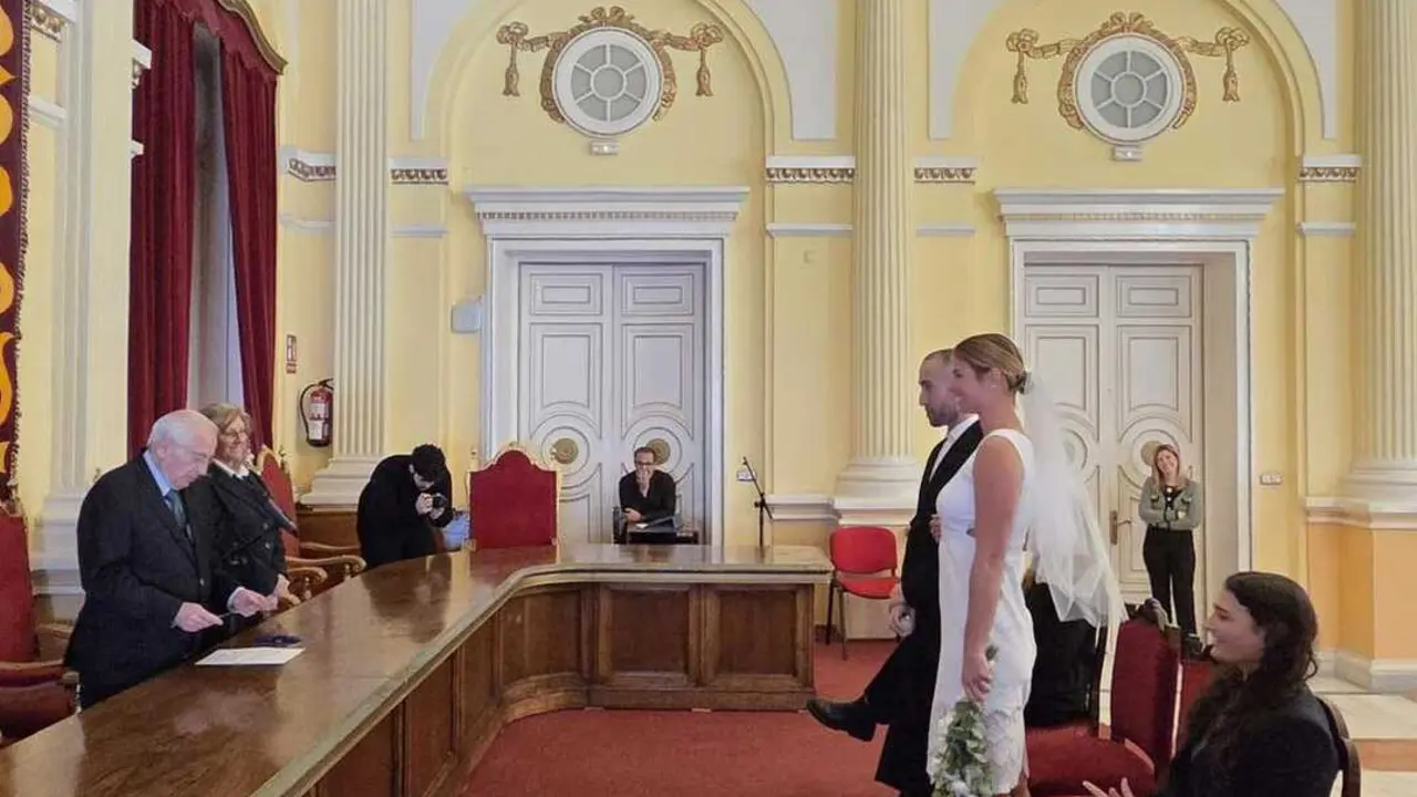 
<p>   MELILLA, 15 (EUROPA PRESS)</p>
<p>   El Gobierno de Melilla triplicar&aacute; en 2026 el presupuesto destinado a ayudas sociales, que pasar&aacute; de un mill&oacute;n a tres millones de euros, para financiar tratamientos de reproducci&oacute;n asistida a familias que deseen tener hijos, cubrir servicios b&aacute;sicos de atenci&oacute;n bucodental a personas vulnerables y conceder ayudas de hasta 18.000 euros anuales a enfermos de ELA y a sus cuidadores.</p>
<p>   As&iacute; lo ha anunciado el presidente de la Ciudad Aut&oacute;noma, Juan Jos&eacute; Imbroda, quien ha subrayado que el incremento presupuestario permitir&aacute; aumentar el n&uacute;mero de beneficiarios y facilitar el acceso a las ayudas. En este sentido, ha explicado que el l&iacute;mite de acceso, hasta ahora condicionado por el salario, se ampliar&aacute; "en un cincuenta por ciento" para llegar a m&aacute;s familias melillenses.</p>
<p>   Entre las medidas ya en marcha, Imbroda ha detallado que desde este mediados de diciembre, y durante un mes, las familias con enfermos neurol&oacute;gicos graves podr&aacute;n solicitar ayudas de hasta 18.000 euros anuales. Para ello, la Consejer&iacute;a de Pol&iacute;ticas Sociales ha consignado una partida de 300.000 euros, con car&aacute;cter retroactivo desde el 1 de enero de este a&ntilde;o, cuyas condiciones han sido publicadas este viernes en el Bolet&iacute;n Oficial de Melilla (BOME).</p>
<p>   Aunque el plazo de solicitud se extender&aacute; durante un mes, la Consejer&iacute;a ha animado a los potenciales beneficiarios a presentar la documentaci&oacute;n antes del 31 de diciembre con el objetivo de agilizar la tramitaci&oacute;n y la concesi&oacute;n de las ayudas.</p>
<p>   El presidente melillense ha se&ntilde;alado que esta subida presupuestaria quedar&aacute; recogida en el nuevo reglamento de la Consejer&iacute;a de Pol&iacute;ticas Sociales y ha reiterado el compromiso del Ejecutivo local (PP) de firmar convenios con el Colegio de Odont&oacute;logos, el Colegio Oficial de Farmac&eacute;uticos y el Colegio de M&eacute;dicos.</p>
<p>   La primera autoridad ha resaltado que estos acuerdos permitir&aacute;n ofrecer atenci&oacute;n bucodental b&aacute;sica a personas vulnerables, impulsar el copago farmac&eacute;utico y apoyar a las familias que necesiten tratamientos de reproducci&oacute;n asistida, "dentro del refuerzo de las pol&iacute;ticas sociales y de salud p&uacute;blica previsto para 2026".</p>
      