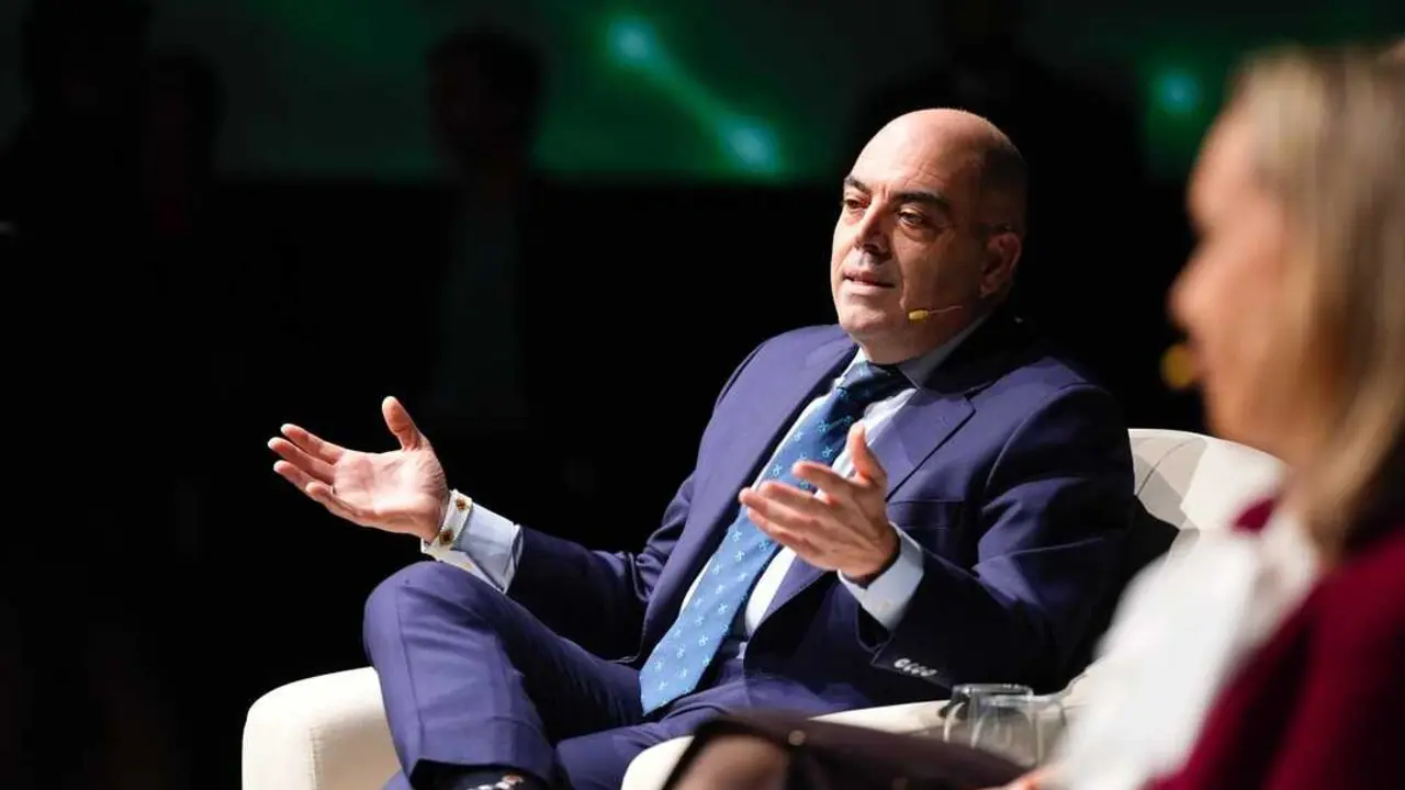 
<p>   JEREZ DE LA FRONTERA (C&Aacute;DIZ), 15 (EUROPA PRESS) </p>
<p>   La Federaci&oacute;n Nacional de Asociaciones de Empresarios y Trabajadores Aut&oacute;nomos (ATA) ha interpuesto una denuncia contra el Gobierno de Espa&ntilde;a ante la Comisi&oacute;n Europea por la falta de transposici&oacute;n y aplicaci&oacute;n de la directiva relativa al sistema com&uacute;n del impuesto sobre el valor a&ntilde;adido (IVA) en lo que respecta al r&eacute;gimen especial de exenci&oacute;n del IVA para aut&oacute;nomos y peque&ntilde;as empresas, conocido como "IVA franquiciado".</p>
<p>    En concreto, se ha presentado una denuncia por el incumplimiento de la Directiva Europea 2020/285 del Consejo, de 18 de febrero de 2020, por la que se modifican los art&iacute;culos 281 a 294 de la Directiva 2006/112/CE, "vulnerando con ello los principios de efectividad, no discriminaci&oacute;n, proporcionalidad, seguridad jur&iacute;dica, competencia leal y libertad de establecimiento del Derecho de la Uni&oacute;n Europea".</p>
<p>    As&iacute; lo ha anunciado este lunes el presidente de ATA, Lorenzo Amor, durante su participaci&oacute;n en un encuentro informativo organizado en Jerez de la Frontera (C&aacute;diz) por Europa Press Andaluc&iacute;a de la mano de la Fundaci&oacute;n Cajasol y con el patrocinio de Moeve, titulado 'Aut&oacute;nomos y emprendedores impulsan la Andaluc&iacute;a del futuro', y que va a clausurar el presidente de la Junta de Andaluc&iacute;a, Juanma Moreno.</p>
<p>   El presidente de ATA ha justificado esta denuncia al entender que el Gobierno de Espa&ntilde;a "vuelve a discriminar a los aut&oacute;nomos espa&ntilde;oles con respecto a los aut&oacute;nomos europeos", ya que "Espa&ntilde;a es el &uacute;nico pa&iacute;s de la Uni&oacute;n Europea que no ha aplicado la directiva europea del IVA franquiciado, que era de obligado cumplimiento el 1 de enero del a&ntilde;o 2025".</p>
<p>    Ha agregado que eso "significa que un aut&oacute;nomo franc&eacute;s o uno italiano, una empresa francesa o italiana, por ejemplo, que factura menos de 85.000 euros, no est&aacute; obligada a repercutir IVA", y eso ya se hace "en toda Europa", salvo en Espa&ntilde;a, que "no lo ha hecho".</p>
<p>    "Y, por eso, el viernes, denunciamos al Gobierno de Espa&ntilde;a ante la Comisi&oacute;n Europea por el incumplimiento de esta directiva, porque ya est&aacute; bien de discriminar a los aut&oacute;nomos espa&ntilde;oles con respecto a los aut&oacute;nomos europeos", ha abundado Lorenzo Amor.</p>
<p>   Desde ATA han decidido interponer esta denuncia como la organizaci&oacute;n intersectorial representativa mayoritaria "con la legitimaci&oacute;n especial otorgada para actuar en defensa de los intereses colectivos de los aut&oacute;nomos ante las administraciones p&uacute;blicas, tanto nacionales como europeas".</p>
<p>   Por ello, ATA exige "la implantaci&oacute;n en Espa&ntilde;a de un r&eacute;gimen real de simplificaci&oacute;n-exenci&oacute;n de IVA para peque&ntilde;os negocios, alineado con la UE, que reduzca cargas administrativas y facilite el cumplimiento", al tiempo que advierten de que "este incumplimiento tienen un enorme efecto sobre las actividades de los negocios y nos resta competitividad".</p>
<p>   Desde ATA han explicado que la Directiva 2006/112/CE que establece un sistema com&uacute;n del IVA fue modificada por la Directiva (UE) 2020/285 en sus art&iacute;culos 281 a 292 para modernizar y armonizar el r&eacute;gimen especial de exenci&oacute;n para peque&ntilde;as empresas, con el objetivo de simplificar sus obligaciones fiscales y reducir la carga administrativa.</p>
<p>   Esta reforma --indica la misma organizaci&oacute;n-- permite a los Estados miembros establecer un umbral de facturaci&oacute;n anual de hasta 85.000 euros, por debajo del cual los aut&oacute;nomos y pymes quedar&iacute;an exentos de repercutir, liquidar y declarar el IVA.</p>
<p>   Seg&uacute;n ATA, la Directiva fij&oacute; dos plazos que el Gobierno espa&ntilde;ol ha incumplido; en concreto, un plazo de transposici&oacute;n --los Estados miembros deb&iacute;an adoptar y publicar las disposiciones necesarias a m&aacute;s tardar el 31 de diciembre de 2024-- y otro de aplicaci&oacute;n, de forma que las nuevas normas deb&iacute;an aplicarse a partir del 1 de enero de 2025.</p>
<p>   "A fecha de hoy, el Gobierno de Espa&ntilde;a no ha adoptado ninguna medida legislativa para transponer la Directiva Europea 2020/285", ha criticado el presidente de ATA, quien ha agregado que la normativa espa&ntilde;ola, contenida en la Ley 37/1992, de 28 de diciembre, del Impuesto sobre el Valor A&ntilde;adido, carece de un r&eacute;gimen general de franquicia del IVA basado en un umbral de facturaci&oacute;n.</p>
<p>   "Los aut&oacute;nomos espa&ntilde;oles son los &uacute;nicos en la Uni&oacute;n Europea que no se pueden acoger al IVA franquiciado si facturan menos de 85.000 euros", ha puesto de relieve el presidente nacional de ATA, Lorenzo Amor, quien ha advertido de que la "falta de previsi&oacute;n legal de un umbral de exenci&oacute;n y la inexistencia de procedimientos de control y registro adaptados a la hora de aplicar de repercutir y liquidar el IVA son dos de los obst&aacute;culos principales que llevan a los aut&oacute;nomos a vivir con una inseguridad legislativa que se ha instalado en nuestro d&iacute;a a d&iacute;a".</p>
      