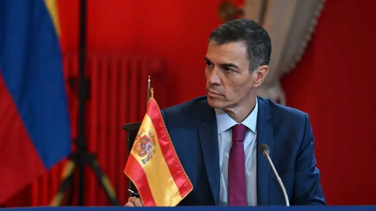 
<p>   MADRID, 15 (EUROPA PRESS)</p>
<p>   El presidente del Gobierno, Pedro S&aacute;nchez, ha felicitado al presidente electo de Chile, Jos&eacute; Antonio Kast, por su victoria en las elecciones presidenciales de este domingo en las que se ha impuesto con el 58,61 por ciento de votos, por delante del 41,39 por ciento de la exministra Jeannette Jara.</p>
<p>   "Felicito a Jos&eacute; Antonio Kast por su victoria en las elecciones y al pueblo chileno por una jornada electoral ejemplar", ha expresado este lunes el socialista en un mensaje en la red social X, que ha recogido Europa Press.</p>
<p>   S&aacute;nchez ha asegurado que "Chile es un pa&iacute;s querido por los espa&ntilde;oles", adem&aacute;s de "un socio estrat&eacute;gico para Europa" con el que Espa&ntilde;a seguir&aacute; trabajando y profundizando su relaci&oacute;n.</p>
<p>   En un comunicado del Ministerio de Exteriores, el Gobierno ha felicitado a Kast como pr&oacute;ximo presidente de Chile y ha expresado la voluntad de trabajar "de forma estrecha" con su gabinete con vistas a "seguir fortaleciendo la amistad entre nuestros pueblos y la relaci&oacute;n estrat&eacute;gica entre ambos pa&iacute;ses en beneficio de nuestros ciudadanos y de la prosperidad del espacio iberoamericano".</p>
<p>   En la misma l&iacute;nea se ha pronunciado desde Bruselas el ministro de Exteriores, Jos&eacute; Manuel Albares, quien ha felicitado al "ganador" de las presidenciales. "Desde luego el Gobierno de Espa&ntilde;a se dispone, y esa es nuestra voluntad, a trabajar lo m&aacute;s estrechamente posible, como hicimos con el gobierno anterior, con el nuevo gobierno de Chile, en beneficio de la amistad y de la hermandad" entre los dos pa&iacute;ses.</p>
<p>   El candidato conservador Jos&eacute; Antonio Kast ha ganado la segunda vuelta de las elecciones presidenciales de Chile celebradas este domingo, por lo que el miembro del Partido Republicano sustituir&aacute; a Gabriel Boric como presidente de Chile.</p>
<p>    En su primer discurso como presidente electo, Kast ha asegurado que ser&aacute; el presidente de "todos" los chilenos, se ha mostrado dispuesto a llegar a acuerdos con todas las formaciones y ha hecho reiteradas menciones a la seguridad, uno de los temas centrales en campa&ntilde;a, y al orden, del que ha dicho "no es un capricho".</p>
<p>   El sucesor de Gabriel Boric ha prometido que estos cuatro a&ntilde;os lo van a "hacer bien" y que los va a dedicar a "reconstruir" el pa&iacute;s, "respetando al que piensa distinto" en reiterados llamamientos a la unidad de los chilenos.</p>
      
