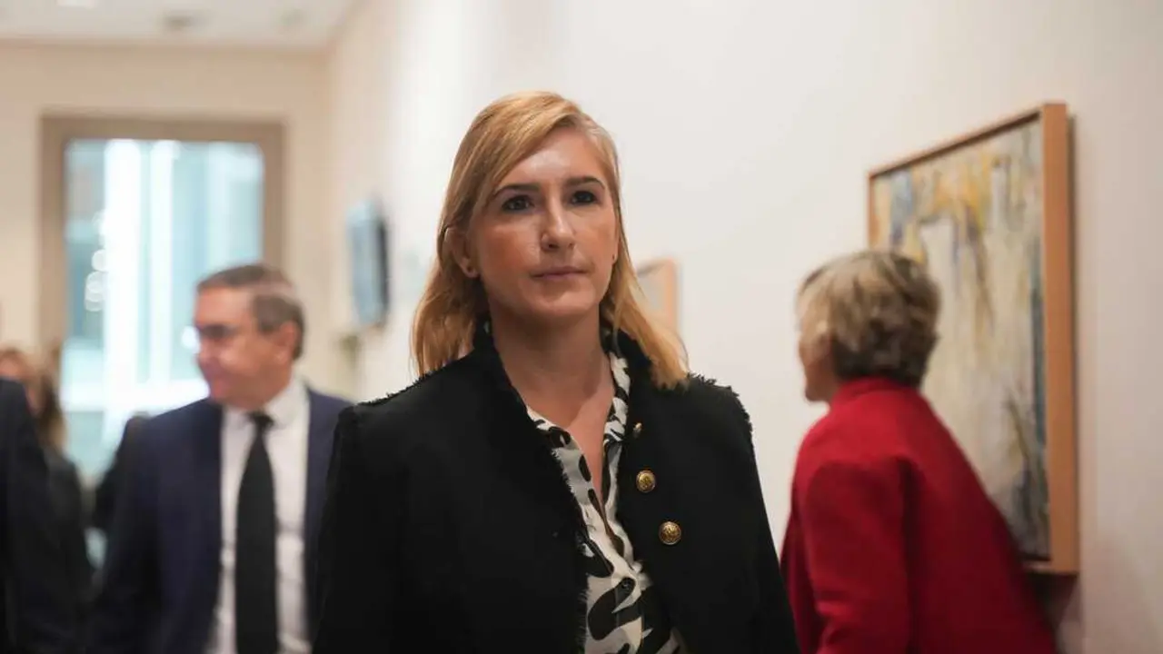 
<p>    MADRID, 15 (EUROPA PRESS)</p>
<p>   La ex consellera de Interior y Justicia de la Generalitat Valenciana, responsable de Emergencias durante la mort&iacute;fera dana de 2024, Salom&eacute; Pradas, se ha acogido este lunes a su derecho a no declarar ante la comisi&oacute;n del Congreso que investiga la gesti&oacute;n de la dana del 29 de octubre de 2024, dada su condici&oacute;n de imputada en la juzgado de Catarroja que investiga la gesti&oacute;n de la cat&aacute;strofe.</p>
<p>   Pradas, que est&aacute; imputada junto con el entonces secretario auton&oacute;mico de Emergencias, Emilio Arg&uuml;eso, ha anunciado que no va a contestar a "ninguna" de las preguntas que, a&uacute;n as&iacute;, le formular&aacute;n los representantes de los grupos parlamentarios.</p>
<p>   La exconsellera ha hecho este anuncio ante la primera pregunta que le ha dirigido la diputada de Comprom&iacute;s, &Aacute;gueda Mic&oacute;, quien quer&iacute;a saber si ten&iacute;a alguna formaci&oacute;n en emergencia cuando asumi&oacute; esa responsabilidad.</p>
<p>   Pradas ha explicado que, siguiendo el consejo de sus abogados, no iba a responder, ha reivindicado su derecho a la presunci&oacute;n de inocencia y ha mostrado su respeto por la investigaci&oacute;n que lleva a cabo la jueza Nuria Ruiz Tobarra.</p>
<p>   Tambi&eacute;n ha intentado leer unas consideraciones para que, seg&uacute;n ha dicho, las tengan en cuenta los comisionados a la hora de elaborar las conclusiones de la comisi&oacute;n, pero la presidenta de este &oacute;rgano, la socialista Carmen Mart&iacute;nez Ram&iacute;rez, le ha dicho que no pod&iacute;a dar lectura al papel que ten&iacute;a preparado porque el formato de la comisi&oacute;n es de pregunta-respuesta. Eso s&iacute;, ha recogido el texto y se ha comprometido a hacerlo llegar a los grupos parlamentarios.</p>
      