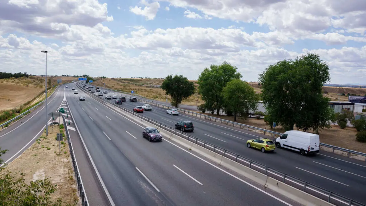 
<p>   MADRID, 15 (EUROPA PRESS)</p>
<p>   Un total de ocho personas han muerto este fin de semana en ocho siniestros mortales ocurridos en las carreteras espa&ntilde;olas. Entre las v&iacute;ctimas, se han contabilizado cuatro motoristas, un ciclista y un peat&oacute;n.</p>
<p>    Seg&uacute;n ha informado este lunes la Direcci&oacute;n General de Tr&aacute;fico (DGT), cinco de los siniestros han ocurrido en v&iacute;a convencional y tres en autopista o autov&iacute;a. Entre los siniestros ha habido cuatro salidas de la v&iacute;a, dos colisiones y un atropello a peat&oacute;n.</p>
<p>    La siniestralidad ha tenido lugar en Palma (Baleares), Herencia (Ciudad Real), Coir&oacute;s (A Coru&ntilde;a), Espeluy (Ja&eacute;n), Begonte (Lugo), Fresno de Torote (Madrid), Alcal&aacute; del R&iacute;o (Sevilla) y El Viso de San Juan (Toledo).</p>
<p>   En el acumulado anual hasta el 14 de diciembre se llevan contabilizados un total de 1.080 fallecidos, de los cuales 56 han muerto en la primera quincena de diciembre, seg&uacute;n los datos de la DGT, recogidos por Europa Press.</p>
      
