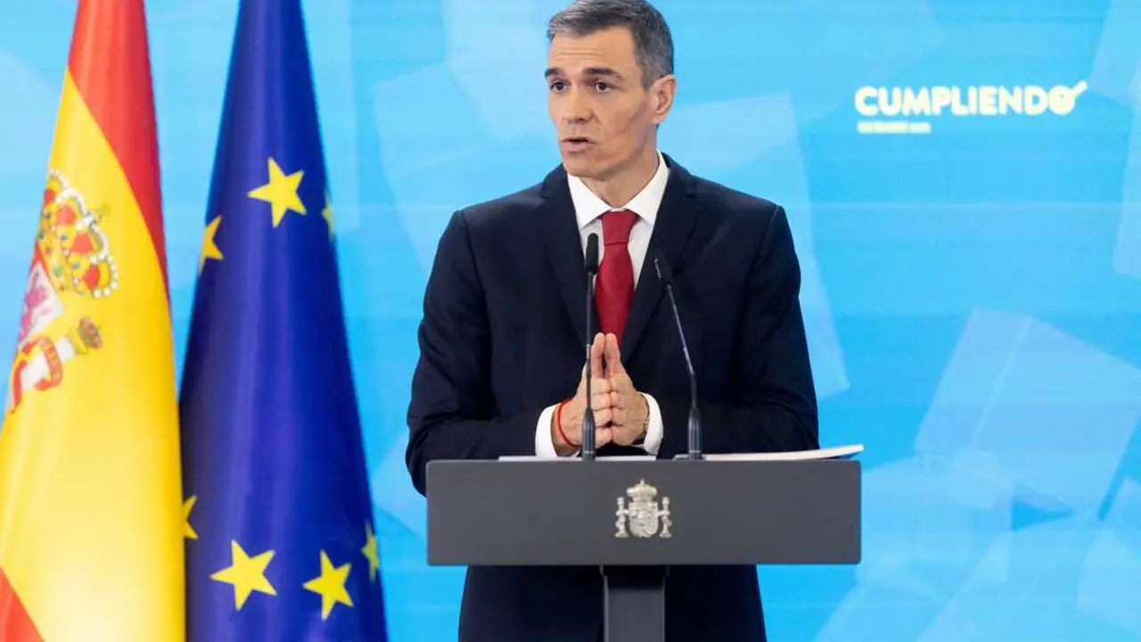 
<p>Para los j&oacute;venes el abono costar&aacute; 30 euros</p>
<p>   MADRID, 15 (EUROPA PRESS TELEVISI&Oacute;N)</p>
<p>   El presidente del Gobierno, Pedro S&aacute;nchez, ha anunciado que los descuentos en el transporte p&uacute;blico continuar&aacute;n vigentes durante el a&ntilde;o 2026, al mismo tiempo que entrar&aacute; en funcionamiento a partir de la segunda quincena de enero un nuevo billete &uacute;nico para toda Espa&ntilde;a de 60 euros al mes (30 euros para los j&oacute;venes).</p>
<p>   "Se trata de una apuesta muy rotunda por la movilidad sostenible y tambi&eacute;n por la clase media y trabajadora, porque supone un ahorro para el bolsillo de muchas familias en nuestro pa&iacute;s y, por tanto, creo que es una medida transformadora y muy relevante", ha se&ntilde;alado el presidente durante una comparecencia para hacer balance del a&ntilde;o.</p>
<p>   Este billete ya fue anunciado a principios de a&ntilde;o para entrar en vigor en 2026, pero faltaba ponerle precio y fecha definitiva. Servir&aacute; para usar los trenes de media distancia y cercan&iacute;as, as&iacute; como los autob&uacute;s estatales, pero no valdr&aacute; para la alta velocidad.</p>
<p>   ((HABR&Aacute; AMPLIACI&Oacute;N)) </p>
<p> IM&Aacute;GENES DISPONIBLES EN EUROPA PRESS TELEVISI&Oacute;N</p>
<p>URL DE DESCARGA: </p>
<p><a target="_blank" href="https://www.europapress.tv/economia/1036162/1/gobierno-extiende-descuentos-transporte-anuncia-billete-unico-60-euros-mes">https://www.europapress.tv/economia/1036162/1/gobierno-extiende-descuentos-transporte-anuncia-billete-unico-60-euros-mes</a></p>
<p>TEL&Eacute;FONO DE CONTACTO 91 345 44 06 </p>
      