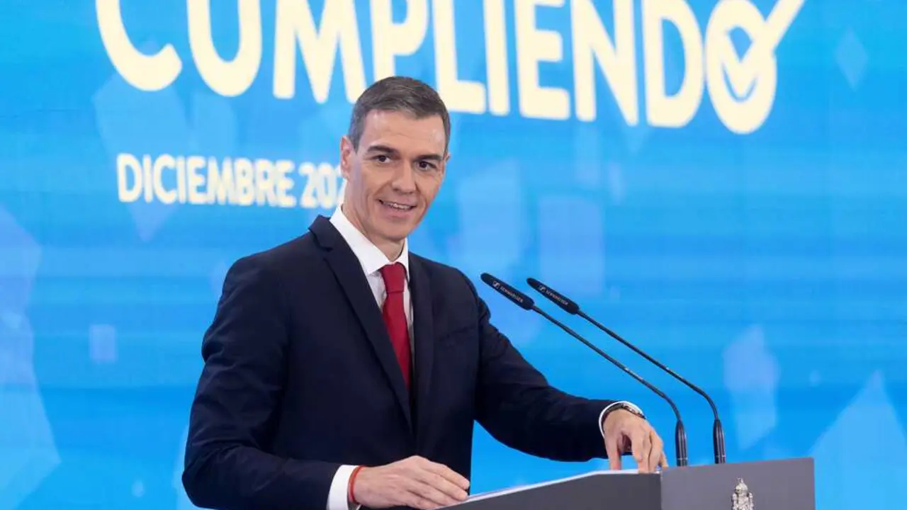 
<p>Rechaza lecciones de PP y Vox tras el caso Salazar y asegura que "el acoso y la denuncia no tienen un carn&eacute;"    </p>
<p>   MADRID, 15 (EUROPA PRESS)</p>
<p>   El presidente del Gobierno, Pedro S&aacute;nchez, ha mantenido su intenci&oacute;n de seguir gobernando y agotar la legislatura, apelando a la "responsabilidad" que tiene Espa&ntilde;a "en el momento hist&oacute;rico en el que se encuentra" Europa, y lo har&aacute; incluso si tiene que "aguantar" lo que ha definido como "campa&ntilde;as de acoso personal", "mentiras" y "fango".</p>
<p>   "Debemos proteger la democracia y el orden multilateral de los xen&oacute;fobos, de los aislacionistas y de aquellos aut&oacute;cratas que quieren precisamente debilitar o derrocar ese sistema multilateral. Y si para hacerlo tenemos, bueno, pues que aguantar campa&ntilde;as de acoso personal, mentiras, en definitiva fango, lo haremos", ha afirmado el jefe del Gobierno.</p>
<p>   As&iacute; lo ha sostenido este lunes durante una rueda de prensa desde Moncloa para hacer balance de las medidas llevadas a cabo durante los &uacute;ltimos seis meses, donde ha defendido la "contundencia" y la "transparencia" con la que ha actuado el Ejecutivo contra los casos de corrupci&oacute;n.</p>
<p>   S&aacute;nchez ha asegurado que "pese al ruido" que se vive desde que lleg&oacute; a Moncloa en 2018, el Gobierno no olvida a qui&eacute;nes sirve y qui&eacute;nes son, adem&aacute;s de recordar todo lo logrado "durante estos siete a&ntilde;os" de mandato, y el "momento hist&oacute;rico" en el que se encuentra inmerso nuestro pa&iacute;s y Europa.</p>
<p>   "S&eacute; cu&aacute;l es mi responsabilidad, sabemos cu&aacute;l es nuestra responsabilidad como Gobierno de coalici&oacute;n progresista y no vamos, no voy a eludirla", ha manifestado el l&iacute;der socialista, que ha puesto como ejemplo la necesidad de avanzar en una "econom&iacute;a m&aacute;s justa", neutralizar la emergencia clim&aacute;tica, o defender el Estado de bienestar.</p>
<p>   "Debemos tambi&eacute;n proteger la democracia y el orden multilateral de los xen&oacute;fobos, de los aislacionistas y de aquellos aut&oacute;cratas que quieren precisamente debilitar o derrocar ese sistema multilateral", ha a&ntilde;adido.</p>
<p>   Lo har&aacute;, ha explicado, porque "la raz&oacute;n no s&oacute;lo est&aacute; en el presente de nuestros conciudadanos, tambi&eacute;n est&aacute; en el pasado y en el futuro de nuestro pa&iacute;s", motivo por el que se siente cargado de "determinaci&oacute;n, de convicci&oacute;n y tambi&eacute;n de energ&iacute;a" para seguir en "esta segunda parte de la legislatura".</p>
<p>NO ACEPTAN LECCIONES TRAS EL CASO SALAZAR</p>
<p>   En otro orden de cosas, S&aacute;nchez ha rechazado lecciones del PP y Vox tras darse a conocer denuncias por acoso sexual contra el exasesor de Moncloa y exmilitante del PSOE Francisco Salazar, y ha defendido que "el acoso y la denuncia no tienen un carn&eacute;", pero que "la contundencia" contra el abuso "s&iacute; tienen unas siglas", las del PSOE.</p>
<p>   El jefe del Ejecutivo ha reivindicando que "siempre" han sido los progresistas, y en particular el PSOE, "quien ha abierto camino" en los derechos de las mujeres, como el derecho a la interrupci&oacute;n voluntaria del aborto o la ley contra la violencia de g&eacute;nero.</p>
<p>   S&aacute;nchez ha admitido que el Gobierno ha cometido "errores, como todos", pero que "todos los avances en materia de igualdad" entre hombres y mujeres "siempre se han logrado de la mano, en primer lugar, de las mujeres y bajo gobiernos progresistas".</p>
<p>   "Digo todo esto porque, evidentemente, no vamos a aceptar lecciones de quienes votan en contra de esos avances, de quienes recurren esos avances ante el Tribunal Constitucional. Y, por tanto, cero elecciones de quienes cuestionan la violencia contra las mujeres o pactan con aquellos que cuestionan la violencia contra las mujeres", ha proseguido.</p>
      