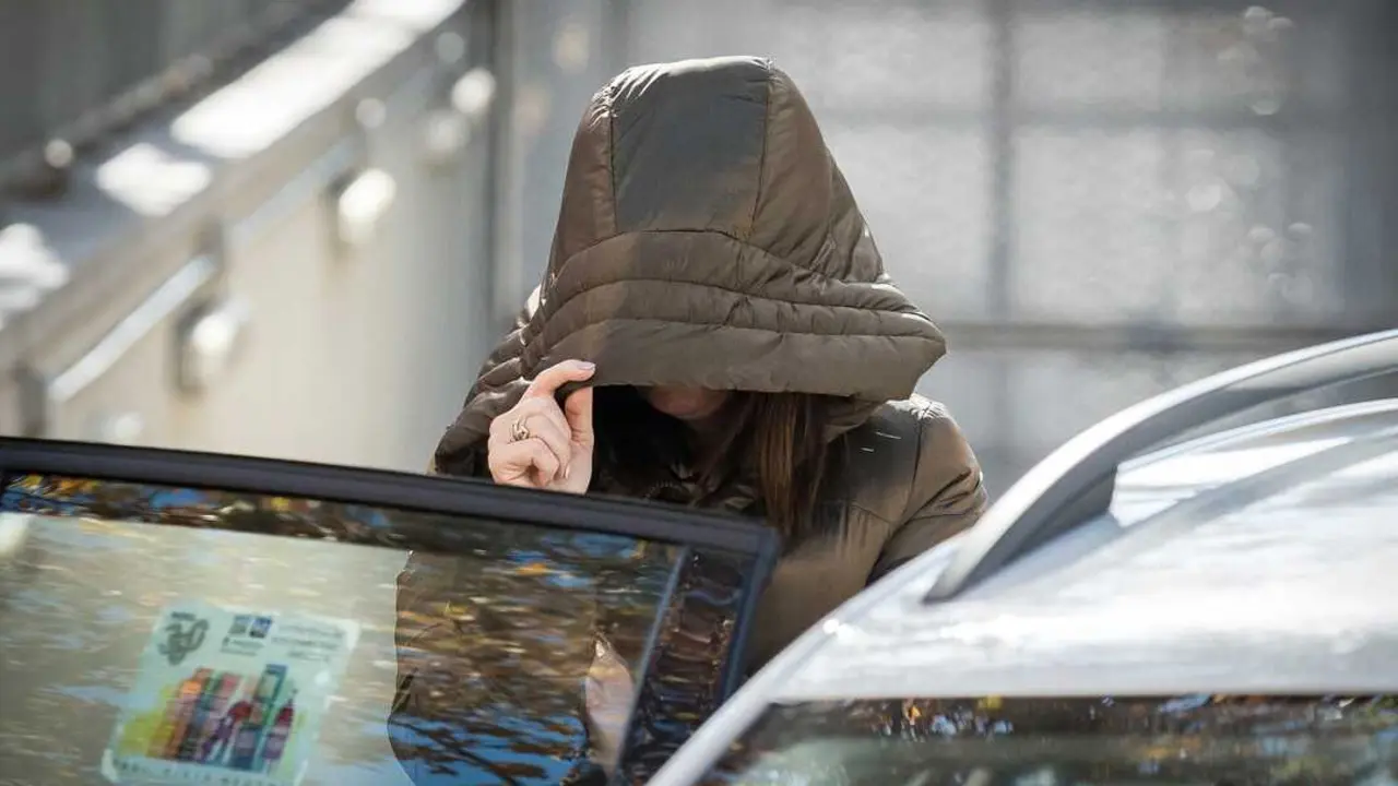 
<p> La UCO cree que los tres habr&iacute;an cobrado 700.000 euros en comisiones por cinco operaciones distintas</p>
<p>   MADRID, 15 (EUROPA PRESS)</p>
<p>   El juez de la Audiencia Nacional (AN) Santiago Pedraz se har&aacute; cargo de la investigaci&oacute;n contra la exmilitante socialista Leire D&iacute;ez, el expresidente de la Sociedad Estatal de Participaciones Industriales (SEPI) Vicente Fern&aacute;ndez y el empresario Antxon Alonso, quienes habr&iacute;an cobrado 700.000 euros en comisiones "implicando en su operativa a empresas p&uacute;blicas y entidades dependientes de la SEPI" en cinco operaciones.</p>
<p>   Fuentes jur&iacute;dicas han confirmado a Europa Press que el asunto --que sigue secreto-- ha reca&iacute;do en el titular del Juzgado Central de Instrucci&oacute;n N&uacute;mero 5 despu&eacute;s de que el asunto fuera a reparto. Fue su compa&ntilde;ero del N&uacute;mero 6, Antonio Pi&ntilde;a --que se encontraba de guardia en ese momento--, el que tom&oacute; declaraci&oacute;n a los tres investigados este s&aacute;bado y acord&oacute; dejarles en libertad.</p>
<p>   En una resoluci&oacute;n dictada por el propio Pi&ntilde;a, y a la que ha tenido acceso Europa Press, el Juzgado se&ntilde;ala, a partir de las investigaciones de la Unidad Central Operativa (UCO) de la Guardia Civil, que los tres investigados pertenecen a un grupo autodenominado "Hirurok" que "podr&iacute;a haber orientado diversos expedientes seguidos en la Administraci&oacute;n p&uacute;blica, en beneficio propio o de terceros, aprovech&aacute;ndose de su posici&oacute;n, relaciones y capacidad de influencia sobre determinadas personas vinculadas a la funci&oacute;n p&uacute;blica".</p>
<p>    Seg&uacute;n indica, para "la perfecci&oacute;n de este sistema", los tres habr&iacute;an actuado de manera coordinada con el objetiva "de obtener el m&aacute;ximo beneficio econ&oacute;mico a trav&eacute;s del cobro de comisiones" a trav&eacute;s de "contrataci&oacute;n y facturaci&oacute;n mendaz", y canalizando los fondos principalmente a trav&eacute;s de la mercantil Mediaciones Mart&iacute;nez.</p>
<p>   Los investigadores sospechan, seg&uacute;n la resoluci&oacute;n, que la actividad de los investigados se habr&iacute;a desarrollado "al menos entre 2021 y 2023"; se habr&iacute;a proyectado a "distintos puntos del territorio nacional, alcanzando varias administraciones p&uacute;blicas", y habr&iacute;an adoptado medidas de seguridad para garantizar "la m&aacute;s discreci&oacute;n y confidencialidad de sus actuaciones".</p>
<p>    Al respecto, a&ntilde;ade que se han detectado cinco operaciones en las que habr&iacute;an conseguido decisiones favorables a sus intereses desde diversas administraciones "y a trav&eacute;s de diferentes cargos p&uacute;blicos, implicando en su operativa a empresas p&uacute;blicas y entidades dependientes de la SEPI", que presidi&oacute; Fern&aacute;ndez entre junio de 2018 y octubre de 2019.</p>
<p>EL RESCATE DE TUBOS REUNIDOS</p>
<p>   La primera operaci&oacute;n que mencionan es la concesi&oacute;n de un rescate otorgado por la SEPI a la empresa Tubos Reunidos por 112,8 millones de euros.</p>
<p>   Seg&uacute;n se detalla, desde el grupo 'Hirurok' habr&iacute;an realizado acciones de "intermediaci&oacute;n" para que se otorgara esa ayuda, "percibiendo por ello un total de 114.950 euros a trav&eacute;s de facturaci&oacute;n, aparentemente mendaz, emitida por Mediaciones Mart&iacute;nez".</p>
<p>SERVINABAR SOBRE LA SEDE DE MERCASA</p>
<p>   Otra operaci&oacute;n es la adjudicaci&oacute;n de un contrato p&uacute;blico por parte de Mercasa en favor de Servinabar, la empresa propiedad de Alonso y de la que ser&iacute;a socio el exdirigente socialista Santos Cerd&aacute;n, por un importe de 18.119,75 euros y que habr&iacute;a consistido en "la pretensi&oacute;n del cambio de sede de la sociedad p&uacute;blica".</p>
<p>    "Los investigados, en connivencia con una serie de directivos de la sociedad p&uacute;blica, dise&ntilde;aron una operativa, la cual, por un lado, generaba de forma mendaz esta justificaci&oacute;n, y por otro y al mismo tiempo, propiciaba un beneficio econ&oacute;mico al grupo", a&ntilde;ade, calificando de innecesaria la adjudicaci&oacute;n.</p>
<p>   Y se&ntilde;ala que por parte de Mercasa se contrat&oacute; a Servinabar para que emitiera "un informe t&eacute;cnico de las oficinas de la sede central de Mercasa, cuantificando de manera elevada el coste de las obras de rehabilitaci&oacute;n de la sede".</p>
<p>A FAVOR DE LA CONSTRUCTORA ERIBERRI</p>
<p>   La tercera adjudicaci&oacute;n rese&ntilde;ada es una del Parque Empresarial Principado de Asturias (PEPA) en favor de la UTE Construcciones y Excavaciones Erriberri-Afesa Medio Ambiente por 2,8 millones de euros.</p>
<p>    Para los investigadores, los miembros de 'Hirurok', a trav&eacute;s del presidente de la mesa de contrataci&oacute;n, habr&iacute;an tenido la capacidad de beneficiar a la mercantil Eriberri en el proceso de adjudicaci&oacute;n y, como contraprestaci&oacute;n, la empresa habr&iacute;a canalizado fondos al grupo por un total de 400.000 euros.</p>
<p>   "Haci&eacute;ndolo en algunos casos a trav&eacute;s de operativas que ten&iacute;an la aparente finalidad de encubrir el origen de los fondos y provocar una desconexi&oacute;n entre este origen y sus destinatarios finales", agrega.</p>
<p>PAGOS DE ENUSA A UN DESPACHO DE ABOGADOS</p>
<p>   El juzgado tambi&eacute;n recoge en la resoluci&oacute;n supuestos pagos desde la empresa p&uacute;blica Enusa a favor del despacho de abogados SDP Carrillo y Montes.</p>
<p>    Seg&uacute;n explica, la operativa tuvo lugar cuando Acciona se encontraba interesada en hacerse con dos explotaciones tituladas por la empresa p&uacute;blica, concretamente una incineradora en Melilla y un centro de tratamiento de residuos en Castell&oacute;n.</p>
<p>    "Varios directivos de la mentada empresa p&uacute;blica" y el grupo de los investigados habr&iacute;an tenido "la capacidad de decidir sobre la contrataci&oacute;n por parte de Enuna del despacho de abogados, con la finalidad aparente de dar soporte jur&iacute;dico al desarrollo de la operaci&oacute;n", indica.</p>
<p>    La contrataci&oacute;n habr&iacute;a deparado sobrecostes "aparentemente cuantificados en el 50% del importe del contrato que, posteriormente, habr&iacute;an sido canalizados hasta sociedades de la &oacute;rbita de Hirurok" y "se habr&iacute;an materializado una serie de pagos por parte del referido despacho a Mediaciones Mart&iacute;nez" por 17.545 euros.</p>
<p> UNA AYUDA DE SEPIDES PARA FORESTALIA </p>
<p>   Por &uacute;ltimo, en la resoluci&oacute;n se menciona la concesi&oacute;n de un ayuda otorgada por Sepides a la sociedad Arapellet, perteneciente al grupo Forestalia, por un valor de 17,32 millones de euros.</p>
<p>    "Se habr&iacute;a pactado previamente el pago de 200.000 euros a favor del grupo 'Hirurok'" que fueron canalizados, como en otras operaciones, trav&eacute;s de la sociedad Mediaciones Mart&iacute;nez.</p>
<p>INVERSIONES INMOBILIARIAS EN MARBELLA Y JACA</p>
<p>   El juzgado sostiene que la mayor parte de esos fondos fueron canalizados para efectuar inversiones inmobiliarias en Marbella (M&aacute;laga) y Jaca (Huesca), "presumi&eacute;ndose actualmente como inversiones comunes y, por lo tanto, ligados a los tres investigados", si bien otra parte fondos fue "a los propios miembros del grupo de forma individual".</p>
<p>   A ello a&ntilde;ade que el volumen y forma de ingreso variaron seg&uacute;n la persona, asegurando que el expresidente de la SEPI se habr&iacute;a hecho con "al menos 49.350 euros, a trav&eacute;s de una serie de transferencias e ingresos en efectivo".</p>
<p>    La causa ha sido impulsada por la Fiscal&iacute;a Anticorrupci&oacute;n y en ella se investigan presuntos delitos de prevaricaci&oacute;n, malversaci&oacute;n, tr&aacute;fico de influencias y organizaci&oacute;n criminal.</p>
      