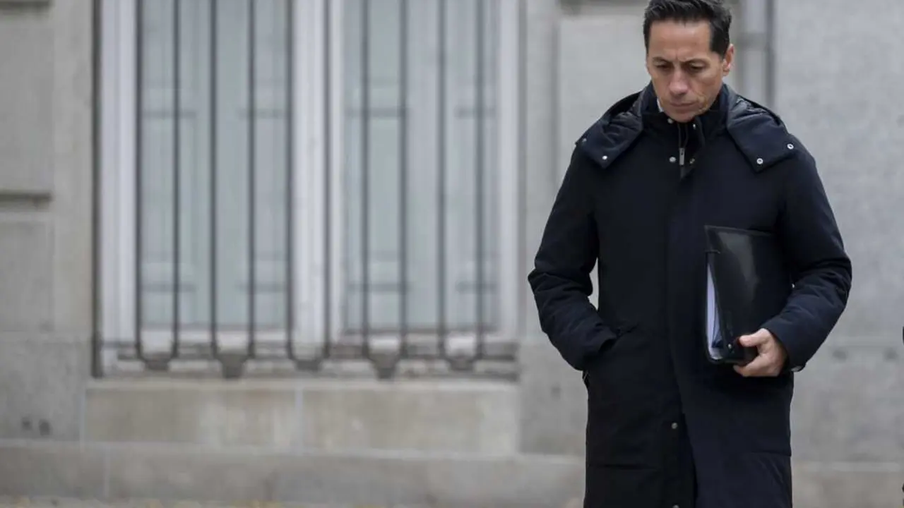 
<p> Garc&iacute;a Alconchel niega irregularidades en las gestiones que realiz&oacute; con Servinabar</p>
<p>   MADRID, 15 (EUROPA PRESS) </p>
<p>   El magistrado del Tribunal Supremo que investiga el 'caso Koldo' ha prohibido salir del pa&iacute;s a Manuel Jos&eacute; Garc&iacute;a Alconchel, quien fuera director de la zona sur de Acciona Construcci&oacute;n Espa&ntilde;a, al tiempo que le ha retirado el pasaporte y le ha impuesto la obligaci&oacute;n de comparecer cada quince d&iacute;as en sede judicial.</p>
<p>   As&iacute; consta en un auto en el que el instructor Leopoldo Puente explica que ha adoptado esta decisi&oacute;n a petici&oacute;n del jefe de la Fiscal&iacute;a Anticorrupci&oacute;n, Alejandro Luz&oacute;n. El fiscal ha reclamado estas medidas cautelares en una vista que se ha celebrado este lunes despu&eacute;s de que Garc&iacute;a Alconchel compareciera como investigado en el marco de la causa en la que se indaga en una presunta trama de ama&ntilde;os en licitaciones de obra p&uacute;blica a cambio de mordidas.</p>
<p>   Las acusaciones populares se han adherido a la petici&oacute;n de la Fiscal&iacute;a, mientras que la defensa ha mostrado su oposici&oacute;n. El magistrado ha accedido a la solicitud, despu&eacute;s de que el pasado 3 de diciembre el instructor acordara aplicar las mismas medidas a otros dos exdirectivos de la constructora: Justo Vicente Pelegrini, quien fuera director de Construcci&oacute;n de Acciona para Espa&ntilde;a, y a Tom&aacute;s Olarte, exdirector de la zona norte de la compa&ntilde;&iacute;a.</p>
<p>   El magistrado acord&oacute; la imputaci&oacute;n de los tres a ra&iacute;z de los &uacute;ltimos informes de la Unidad Central Operativa (UCO) de la Guardia Civil sobre varias obras adjudicadas a la Uni&oacute;n Temporal de Empresas (UTE) de Acciona con Servinabar, mercantil que se sit&uacute;a en el epicentro de la presunta trama integrada por el ex secretario de Organizaci&oacute;n del PSOE Santos Cerd&aacute;n, el exministro Jos&eacute; Luis &Aacute;balos y el exasesor ministerial Koldo Garc&iacute;a.</p>
<p>INDICIOS DE COHECHO E INTEGRACI&Oacute;N EN ORGANIZACI&Oacute;N CRIMINAL </p>
<p>   El instructor considera que hay suficientes indicios de que Garc&iacute;a Alconchel habr&iacute;a cometido delitos de integraci&oacute;n en organizaci&oacute;n criminal y cohecho para prohibir su salida del pa&iacute;s e imponer el resto de medidas cautelares que ha acordado.</p>
<p>   Puente sostiene que Garc&iacute;a Alconchel habr&iacute;a firmado --en nombre de Acciona Construcci&oacute;n y con "pleno conocimiento" de Pelegrini-- un memor&aacute;ndum de entendimiento en el que se fijaba que la constructora "abonar&iacute;a a Servinabar un 2% del importe total de la adjudicaci&oacute;n" de la obra p&uacute;blica correspondiente a la reforma del Puente del Centenario en Sevilla.</p>
<p>   Asimismo, destaca que el exdirectivo "habr&iacute;a procedido a contar en la ejecuci&oacute;n de la mencionada obra, con un solo trabajador de la empresa Servinabar, precisamente Antonio Mu&ntilde;oz Cano, cu&ntilde;ado de Cerd&aacute;n, desde septiembre de 2019 hasta diciembre de 2022".</p>
<p>   Y, al hilo, apunta que fue el propio Garc&iacute;a Alconchel "quien dispuso lo necesario" para el traslado del cu&ntilde;ado de Cerd&aacute;n, "habida cuenta de que &eacute;ste carec&iacute;a, incluso, de medios propios para desplazarse por s&iacute; mismo hasta el lugar de la obra".</p>
<p>   Adem&aacute;s, el magistrado recalca que "solo dos d&iacute;as antes" de que &Aacute;balos, Cerd&aacute;n y el exasesor ministerial Koldo Garc&iacute;a se desplazaran a Marruecos, Garc&iacute;a Alconchel --en nombre de Acciona-- "habr&iacute;a suscrito un contrato m&aacute;s con Servinabar" tras identificar una oportunidad de negocio para la construcci&oacute;n de un puerto en Marruecos, previsiblemente en Kenitra.</p>
<p>   "En tal sentido, las medidas cautelares de naturaleza personal que han sido interesadas aqu&iacute; por las acusaciones no es solo que resultan precisas, con el fin de asegurar, en la medida razonablemente posible, que el investigado no pudiera sustraerse a la acci&oacute;n de la justicia y que comparecer&aacute; en la causa cuando fuere llamado (...), sino que tambi&eacute;n resultan plenamente proporcionadas en tanto, solo de forma ligera e indispensable, limitan el ejercicio de su libertad ambulatoria", se&ntilde;ala el instructor.</p>
<p>DESCARGA RESPONSABILIDAD EN SU JEFE</p>
<p>   Este lunes, Garc&iacute;a Alconchel ha descargado la responsabilidad de la alianza con Servinabar, en el que fuera su jefe, Justo Vicente Pelegrini, tambi&eacute;n investigado. Adem&aacute;s, interrogado sobre la contrataci&oacute;n del cu&ntilde;ado del ex dirigente socialista como pe&oacute;n, ha contado que no ten&iacute;a ni medios para llegar a la oficina, por lo que tuvieron que llevarle. "Resulta casi c&oacute;mico", ha reaccionado el magistrado.</p>
<p>   En este sentido, ha asegurado que no fue &eacute;l quien decidi&oacute; trabajar con Servinabar, sino Pelegrini, seg&uacute;n las fuentes consultadas. De acuerdo con la UCO, &eacute;ste firm&oacute; el acuerdo marco de 2015 y los exdirectores de la zona sur y norte fueron suscribiendo los sucesivos Memor&aacute;ndum de Entendimiento (MoE) ante cada proyecto.</p>
<p>   Garc&iacute;a Alconchel ha relatado que cuando empez&oacute; a trabajar en los proyectos, en 2018, Servinabar ya hab&iacute;a pasado todos los "filtros" y ten&iacute;a alianzas con la constructora. Y ha precisado que fue su superior, Pelegrini, quien le coment&oacute; la colaboraci&oacute;n con la empresa que la UCO vincula a Cerd&aacute;n.</p>
<p>   En el contexto de las obras adjudicadas en Sevilla, tambi&eacute;n se le ha preguntado por la contrataci&oacute;n del cu&ntilde;ado de Cerd&aacute;n como pe&oacute;n. La UCO detalla que estuvo contratado por Servinabar entre septiembre de 2019 y diciembre de 2022, por lo que recibi&oacute; 53.130,30 euros.</p>
<p>   Seg&uacute;n ha expuesto el propio Garc&iacute;a Alconchel, el cu&ntilde;ado de Cerd&aacute;n fue contratado por Servinabar para la obra del Puente Centenario de Sevilla, pero en la obra del acceso al puerto de la capital andaluza hizo labores de supervisor de seguridad, para lo que ha afirmado que se le dio formaci&oacute;n.</p>
<p>   Al magistrado le ha extra&ntilde;ado que una persona contratada como pe&oacute;n en una obra acabara de supervisor de seguridad en otra, a lo que Garc&iacute;a Alconchel ha replicado que esas labores se suelen subcontratar y, en este caso, la constructora no ten&iacute;a personal propio que lo hiciera.</p>
<p>   Acciona Construcci&oacute;n ha negado el pago de comisiones a ninguna de las personas se&ntilde;aladas en la causa judicial, indicando que se reserva el derecho a ejercer las acciones legales oportunas si de las investigaciones se desprendiera alg&uacute;n perjuicio directo para la compa&ntilde;&iacute;a como consecuencia de la actuaci&oacute;n de los investigados o de cualquier otro.</p>
      