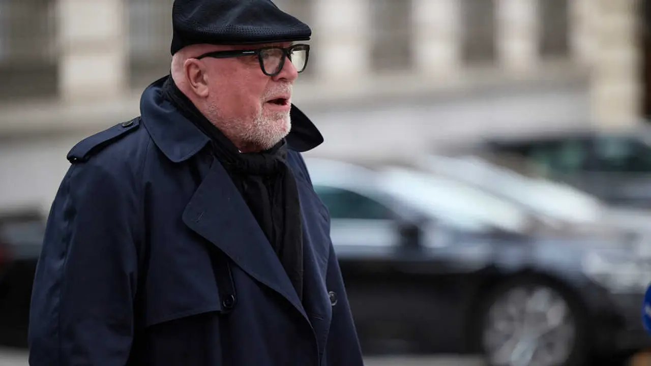 
<p> Anticorrupci&oacute;n pide 12 a&ntilde;os de prisi&oacute;n para el comisario jubilado y 4 a&ntilde;os y medio para su socio </p>
<p> MADRID, 15 (EUROPA PRESS)</p>
<p>   Un agente de la Polic&iacute;a Nacional ha declarado en el juicio que se celebra en la Audiencia Nacional contra el comisario jubilado Jos&eacute; Manuel Villarejo por el 'Proyecto Grass', que &eacute;ste y su socio, Rafael Redondo, buscaron "desactivar" a los empresarios Luis P&eacute;rez Gil y Joaqu&iacute;n Molpeceres por medio de encontrarles "marrones", tales como cuentas bancarias en el extranjero o "posibles sobornos en el Puerto de Denia".</p>
<p>   As&iacute; ha testificado este lunes el agente, a quien la Fiscal&iacute;a ha identificado como el "investigador principal a nivel policial" del 'Proyecto Grass', por el que est&aacute;n siendo juzgados Villarejo, Redondo y el empresario Antonio Erico Ch&aacute;varri, por un presunto espionaje empresarial.</p>
<p>   Ch&aacute;varri, cuya mercantil Acisclo Gesti&oacute;n de Patrimonios entr&oacute; en concurso en 2012, habr&iacute;a contratado ese a&ntilde;o al comisario jubilado y a su socio presuntamente por m&aacute;s de 400.000 euros para buscar actuaciones il&iacute;citas llevadas a cabo por P&eacute;rez Gil, que interven&iacute;a como administrador en el procedimiento del concurso y por Molpeceres, principal acreedor.</p>
<p>   Preguntado por la Fiscal&iacute;a sobre c&oacute;mo pretend&iacute;an "desactivar" a los empresarios, el agente ha respondido que, en los informes de CENYT --la sociedad de Villarejo-- aparece que P&eacute;rez Gil "estar&iacute;a recibiendo dinero en efectivo" de otros concursados que, posteriormente "ingresar&iacute;a en cuentas opacas" de Andorra o en Liechtenstein a trav&eacute;s de una red de fundaciones.</p>
<p>   Adem&aacute;s, el polic&iacute;a ha relatado que en esos informes tambi&eacute;n hay informaci&oacute;n sobre presuntos "pagos a jueces de lo mercantil" para obtener m&aacute;s concursos.</p>
<p>   Respecto a Molpeceres, "se habla de posibles sobornos en el puerto de Denia" y "de entregas de maletines" en Madrid, ha precisado.</p>
<p>LAS PRUEBAS "CASABAN TOTALMENTE"</p>
<p>   El agente ha explicado que las fuentes de prueba en las que se bas&oacute; su investigaci&oacute;n fueron tres: la documentaci&oacute;n y los informes de CENYT; unos audios con las reuniones entre el excomisario, su socio y Ech&aacute;varri y las notas manuscritas de Villarejo.</p>
<p>    Dichas pruebas, seg&uacute;n el agente, "casaban totalmente", en el sentido de que los informes "cuadran en sus fechas con lo que se dice en los archivos de audio y con lo que se contienen las anotaciones manuscritas".</p>
<p>   La defensa de Ech&aacute;varri, ejercida por el abogado Mauro Jord&aacute;n, ha preguntado si la Polic&iacute;a investig&oacute; sobre los movimientos en esas cuentas, a lo que el agente ha respondido que no, pues el empresario no era "objeto de la investigaci&oacute;n". Tras esto, Jord&aacute;n ha inferido que la informaci&oacute;n sobre las cuentas en el extranjero "era algo que se inventaba Villarejo".</p>
<p>   "Yo no s&eacute; si es cierto o no es cierto, entre otras cosas porque eso requerir&iacute;a de una investigaci&oacute;n y, seguramente, de una orden europea de diligencias en el marco de una investigaci&oacute;n que por la Unidad de Asuntos Internos no se ha hecho", ha declarado el polic&iacute;a.</p>
<p>     En su escrito de acusaci&oacute;n, al que ha tenido acceso Europa Press, la Fiscal&iacute;a Anticorrupci&oacute;n pide 12 a&ntilde;os de c&aacute;rcel para Villarejo por presuntos delitos de cohecho pasivo, descubrimiento y revelaci&oacute;n de secretos y falsedad en documento mercantil.</p>
<p>   El Ministerio P&uacute;blico tambi&eacute;n dirige su acusaci&oacute;n contra Redondo, para quien solicita 4 a&ntilde;os y 6 meses de prisi&oacute;n por cohecho pasivo y falsedad en documento mercantil. Ch&aacute;varri, por su parte, se enfrenta a 7 a&ntilde;os de c&aacute;rcel por los mismos delitos.</p>
<p>M&Aacute;S DE 400.000 EUROS POR LA INVESTIGACI&Oacute;N</p>
<p>   En su escrito, la Fiscal&iacute;a se&ntilde;ala que Ch&aacute;varri "abon&oacute; entre 2012 y 2014 a CENYT y a Stuart &amp; Mckenzie, integradas ambas en Grupo CENYT, cuyo titular real era Villarejo, la cantidad total de 411.400 euros".</p>
<p>   El agente ha desglosado esa cantidad y ha detallado que pagaron "90.000 euros de provisi&oacute;n de fondos que se abonan en 2012, 45 m&aacute;s IVA y 45 m&aacute;s IVA", en noviembre de ese a&ntilde;o, y 250.000 euros condicionados "al &eacute;xito" del trabajo, percibidos entre abril de 2013 y enero de 2014 en siete pagos.</p>
<p>   Villarejo, comisario de la Polic&iacute;a Nacional en el momento de asumir ese encargo, se present&oacute; a Ch&aacute;varri como "maderos del sector privado", tal y como ha declarado el uniformado que consta en uno de los audios incautados.</p>
<p>   En concreto, seg&uacute;n el polic&iacute;a, el excomisario pormenoriz&oacute; la actividad de CENYT explicando que all&iacute; trabajaban "antiguos funcionarios de polic&iacute;a" que hac&iacute;an "an&aacute;lisis de informaci&oacute;n".</p>
<p>   En esta primera sesi&oacute;n ha declarado este agente, que ha respondido a todas las partes, y otros tres polic&iacute;as, que tambi&eacute;n participaron en la investigaci&oacute;n y han ratificado sus actuaciones.</p>
<p>   Adem&aacute;s, las defensas de los acusados han presentado sus cuestiones previas. El abogado de Villarejo ha alegado una vulneraci&oacute;n del derecho a la defensa por la "inadmisi&oacute;n completa de la prueba" por parte del tribunal.</p>
<p>   El juicio continuar&aacute; este martes a las 11 de la ma&ntilde;ana en la Audiencia Nacional con la declaraci&oacute;n de m&aacute;s testigos.</p>
<p>"TODO TIPO DE INFORMACI&Oacute;N PERSONAL" </p>
<p>   Seg&uacute;n el escrito de la Fiscal&iacute;a, Villarejo actu&oacute; "ante las sospechas de Ch&aacute;varri de que ambos pudieran actuar de com&uacute;n acuerdo para perjudicar sus intereses en dicho procedimiento".</p>
<p>   "Asimismo, el objeto del encargo realizado por Ch&aacute;varri y aceptado por Villarejo vino referido a la obtenci&oacute;n de todo tipo de informaci&oacute;n personal, incluida la relativa a eventuales actuaciones irregulares en que ambos pudieran haber intervenido y ajenas al procedimiento concursal, sobre Molpeceres y P&eacute;rez que pudiera ser utilizada por el propio Ch&aacute;varri Aricha para mejorar su posici&oacute;n en el procedimiento concursal que afectaba a su sociedad Acisclo Gesti&oacute;n de Patrimonios", relata el escrito.</p>
<p>   En el curso de la ejecuci&oacute;n de ese encargo, apunta Anticorrupci&oacute;n, Villarejo y Redondo se hicieron con los tr&aacute;ficos de llamadas entrantes y salientes de P&eacute;rez correspondientes a los d&iacute;as 15 de septiembre de 2012 a 13 de octubre de 2012. "Dichos tr&aacute;ficos de llamadas, a su vez, fueron facilitados por Villarejo P&eacute;rez y Redondo a Ch&aacute;varri", anuda la Fiscal&iacute;a.</p>
<p>   "A cuenta de los servicios prestados por la ejecuci&oacute;n del 'proyecto Grass', Villarejo y Redondo, por un lado, y Ch&aacute;varri, por otro, manipularon los conceptos de las facturas, haciendo constar que los servicios prestados respond&iacute;an a servicios de auditor&iacute;a de seguridad de sistemas de informaci&oacute;n, identificaci&oacute;n y propuesta de soluci&oacute;n de 3 vulnerabilidades y a una colaboraci&oacute;n profesional, ocultando, con ello, que se trataba de servicios de investigaci&oacute;n prestados por un funcionario p&uacute;blico en servicio activo", apostilla el escrito.</p>
      