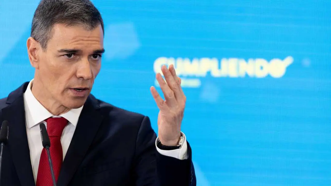 
<p> Aleja una crisis de Gobierno y asegura estar "orgulloso" del trabajo de todos los ministros</p>
<p>   MADRID, 15 (EUROPA PRESS)</p>
<p>   El presidente del Gobierno, Pedro S&aacute;nchez, ha explicado que en el pasado pidi&oacute; la dimisi&oacute;n de su antecesor Mariano Rajoy ante un caso "flagrante" de financiaci&oacute;n irregular en el Partido Popular y considera que en este momento la situaci&oacute;n es diferente porque las cuentas del PSOE son "limpias".</p>
<p>   Por otro lado, ha alejado la posibilidad de acometer una crisis de Gobierno profunda, tal como le ha pedido el socio de Gobierno, Sumar, asegurando que est&aacute; muy "orgulloso" del trabajo de todos sus ministros.</p>
<p>   En la rueda de prensa de balance del curso pol&iacute;tico que se ha celebrado este lunes en La Moncloa, S&aacute;nchez ha asegurado "no hay caso de financiaci&oacute;n irregular en el PSOE". "No lo hay", ha enfatizado al ser preguntado por si se ha planteado dimitir, toda vez que &eacute;l pidi&oacute; a Rajoy que dejase el cargo por la responsabilidad 'in vigilando' ante casos de corrupci&oacute;n de colaboradores cercanos.</p>
<p>   Pese a la implicaci&oacute;n en casos de presunta corrupci&oacute;n y acoso de varias personas de su c&iacute;rculo de confianza, el presidente se queda con que no hay un caso de financiaci&oacute;n ilegal y la cuentas socialistas son p&uacute;blicas y est&aacute;n auditadas. "En las pr&oacute;ximas semanas quedar&aacute; bastante clara la pulcritud de las cuentas del PSOE", ha asegurado.</p>
<p>   Sostiene adem&aacute;s que han actuado "con contundencia" y han apartado de inmediato a las personas se&ntilde;aladas, est&aacute;n colaborando con la Justicia y act&uacute;an "sin connivencia" con los involucrados. "Otros no lo hicieron", ha apostillado continuando los ataques al PP.</p>
<p>   Por otro lado, despu&eacute;s de que la vicepresidenta segunda, Yolanda D&iacute;az, reclamase a S&aacute;nchez hacer cambios en el Gobierno ante la situaci&oacute;n actual, este ha dejado claro que se siente orgulloso y agradecido a todos los miembros del Consejo de Ministros por su trabajo. "Uno de los mejores gobiernos que ha tenido Espa&ntilde;a", ha indicado.</p>
<p>(SEGUIR&Aacute; AMPLIACI&Oacute;N) </p>
      