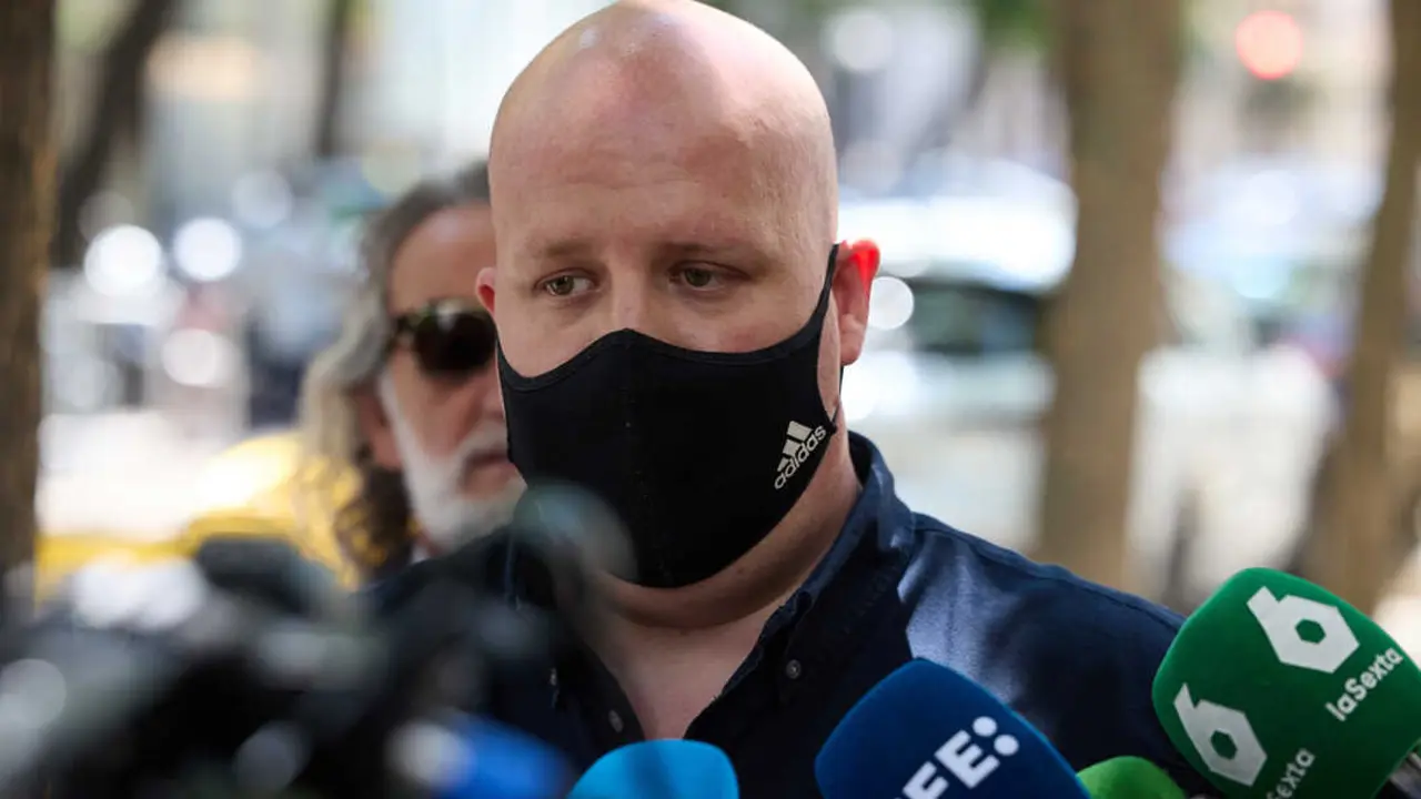 
<p> Procesa a otras 9 personas y les pide una fianza solidaria de m&aacute;s de 247 millones de euros </p>
<p>   MADRID, 15 (EUROPA PRESS)</p>
<p>   El juez de la Audiencia Nacional (AN) Jos&eacute; Luis Calama ha procesado al empresario que dio 100.000 euros al eurodiputado Luis 'Alvise' P&eacute;rez, &Aacute;lvaro Romillo, como presunto cabecilla del entramado que ide&oacute; la supuesta estafa piramidal cometida a trav&eacute;s de la plataforma de inversi&oacute;n en criptomonedas Madeira Invest Club (MIC).</p>
<p>    En un auto, recogido por Europa Press, el titular del Juzgado Central de Instrucci&oacute;n N&uacute;mero 4 acuerda el procesamiento de Romillo --en prisi&oacute;n provisional por esta causa-- y de otras nueve personas por estafar presuntamente m&aacute;s de 185 millones de euros a 3.062 inversores entre enero de 2023 y septiembre de 2024, imponiendo a todos ellos una fianza solidaria por una cantidad superior a los 247 millones de euros.</p>
<p>   El magistrado, que aprecia la comisi&oacute;n de delitos masa de estafa y organizaci&oacute;n criminal, ha abierto adem&aacute;s una pieza separada por un delito de blanqueo de capitales. Seg&uacute;n el juez, Romillo, alias 'Cryptospain', "movido por un &aacute;nimo de lucro il&iacute;cito, ide&oacute; y puso en marcha una organizaci&oacute;n criminal estructurada y jerarquizada, de la que asumi&oacute; la direcci&oacute;n y liderazgo".</p>
<p>    Dicha organizaci&oacute;n estaba integrada por el propio Romillo y por el resto de investigados que, "bajo las instrucciones de su l&iacute;der, desempe&ntilde;aban funciones espec&iacute;ficas encaminadas a la captaci&oacute;n de v&iacute;ctimas, la gesti&oacute;n de la plataforma digital utilizada como instrumento del fraude y la ocultaci&oacute;n de los beneficios obtenidos".</p>
<p> (HABR&Aacute; AMPLIACI&Oacute;N)</p>
      