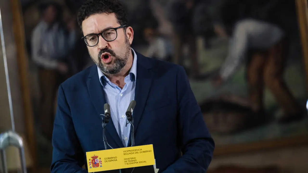 
<p>"Que la patronal no est&eacute; no le resta importancia", asegura P&eacute;rez Rey</p>
<p>   MADRID, 15 (EUROPA PRESS)</p>
<p>   El secretario de Estado de Trabajo, Joaqu&iacute;n P&eacute;rez Rey, ha alcanzado un acuerdo con CCOO y UGT para empezar la tramitaci&oacute;n del incremento de los d&iacute;as del permiso por fallecimiento de un familiar y para un nuevo permiso para cuidados paliativos, que no contar&aacute; con el apoyo de la patronal despu&eacute;s de que el Ministerio decidiera a principios del mes cerrar la negociaci&oacute;n tripartita por el bloqueo de la CEOE y Cepyme en la mesa.</p>
<p>   Tras la reuni&oacute;n convocada este lunes por el Ministerio de Trabajo, el 'n&uacute;mero dos' de Trabajo ha agradecido a los sindicatos haber estado "a la altura de las circunstancias" para incrementar hasta 10 d&iacute;as el permiso por fallecimiento de un familiar y 15 d&iacute;as para el nuevo permiso de cuidados paliativos de un familiar.</p>
<p>   "Es una pena, y lo vuelvo a decir, que la patronal espa&ntilde;ola no est&eacute; en este acuerdo. Es incomprensible. Tendr&aacute;n que decir a los empresarios y a las personas trabajadoras de este pa&iacute;s por qu&eacute; se han auto excluido de una regulaci&oacute;n que pone a nuestro pa&iacute;s en la modernidad de lo que hacen el resto de pa&iacute;ses de Europa y c&oacute;mo se puede mostrar un grado de insensibilidad", ha expuesto P&eacute;rez Rey.</p>
<p>   Para el 'n&uacute;mero dos' de Trabajo, este acuerdo deber&iacute;a haber sido de   "todos", pero la patronal no ha querido estar por "c&aacute;lculos que no se entienden cu&aacute;les son, pero que no tienen que ver con la productividad, no tienen que ver con el absentismo o no tienen que ver con la cultura del esfuerzo".</p>
<p>   A pesar de ello, ha asegurado que este no es un acuerdo "menos importante y decisivo". "Que la patronal no est&eacute; no le resta importancia", ha aseverado.</p>
<p>    En este sentido, el secretario de Estado ha pedido a la patronal espa&ntilde;ola que, en lugar de perseguir trabajadores enfermos, se dedique a mejorar el bienestar de las empresas y de los trabajadores del pa&iacute;s.</p>
<p>   "No hay que perseguir a aquel que enferma, lo que hay que evitar es que los trabajadores y las trabajadoras enfermen. &iquest;Y sabe c&oacute;mo enferman los trabajadores? Precisamente cuando tienen que volver a su puesto de trabajo a los dos d&iacute;as de que les fallezca un hijo", ha a&ntilde;adido.</p>
<p>   El Ministerio de Trabajo quiere ampliar hasta 10 d&iacute;as el permiso por fallecimiento del c&oacute;nyuge, pareja de hecho o parientes hasta el segundo grado de consanguinidad y que se pueda disfrutar hasta que hayan transcurrido cuatro semanas del fallecimiento en d&iacute;as continuados o discontinuos, mientras que plantea dar hasta 15 d&iacute;as para el nuevo permiso de cuidados paliativos del c&oacute;nyuge, pareja de hecho o parientes tambi&eacute;n hasta el segundo grado por consanguinidad.</p>
<p>   Adem&aacute;s, el Real Decreto que Trabajo quiere impulsar es la incorporaci&oacute;n de un permiso de un d&iacute;a para acompa&ntilde;ar a una persona cuando vaya a recibir la eutanasia y al que tendr&aacute; derecho cualquier trabajador que haya sido designado por &eacute;sta para acompa&ntilde;arla, independientemente de si hay o no parentesco.</p>
<p> TRABAJO SE PONDR&Aacute; A TRABAJAR "YA" PARA GARANTIZAR EL APOYO PARLAMENTARIO</p>
<p>   Adem&aacute;s, P&eacute;rez Rey ha asegurado que se pondr&aacute;n a trabajar "desde este mismo instante" para garantizar el apoyo a esta norma de las formaciones pol&iacute;ticas y ha trasladado su convencimiento en que esta norma tendr&aacute; el respaldo de los grupos parlamentarios.</p>
<p>    "Me consta que esta es una necesidad sentida por el conjunto de la poblaci&oacute;n espa&ntilde;ola, es decir, sufrir por la muerte de un hijo o de una hija. Estar afligido por la muerte de un familiar no es una cuesti&oacute;n ni de derechas ni de izquierdas, es una cuesti&oacute;n que sienten todos y todas, de la clase social que sean, y se encuentren en el lugar donde se encuentren", ha expuesto.</p>
<p>(((HABR&Aacute; AMPLIACI&Oacute;N)))</p>
<p>    </p>
<p>    </p>
      