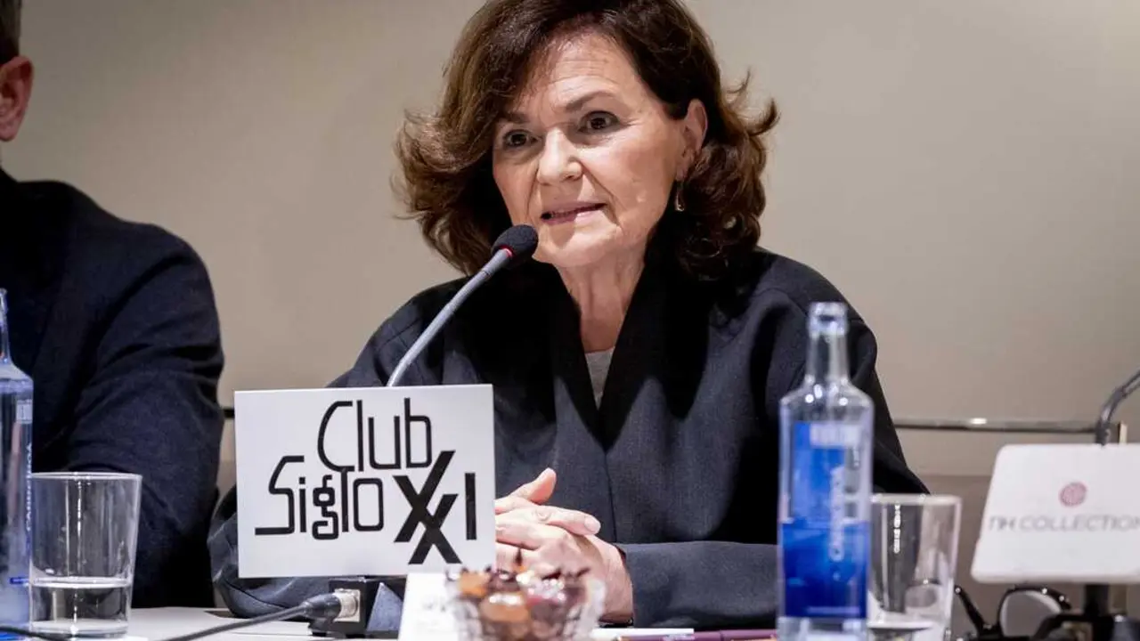 
<p>   MADRID, 15 (EUROPA PRESS)</p>
<p>   La presidenta del Consejo de Estado, Carmen Calvo, ha reclamado este lunes que la democracia "tiene que seguir profundizando y protegiendo a las mujeres", a la vez que ha defendido al PSOE como el "gran instrumento" del movimiento feminista.</p>
<p>   As&iacute; se ha pronunciado Calvo en declaraciones a los medios a su llegada al coloquio 'Club Siglo XXI', donde ha reiterado que sin los esca&ntilde;os o gobiernos del PSOE "los logros del movimiento feminista no existir&iacute;an". "Y desde ah&iacute; siempre hemos dicho que esta violencia exist&iacute;a, el acoso, todas las formas de violencia. Otros partidos lo han negado", ha apuntado.</p>
<p>   Para la tambi&eacute;n exvicepresidenta del Gobierno, la democracia "tiene que seguir profundizando y protegiendo a las mujeres, y esto tiene que continuar". "Y para el feminismo, el PSOE ha sido el gran instrumento de trabajo, as&iacute; que eso tiene que seguir siendo as&iacute;", ha a&ntilde;adido.</p>
<p>   Dicho esto, Calvo ha afirmado que los "casos concretos" de acoso que han afectado especialmente al PSOE deber&iacute;an de significar tambi&eacute;n "un mensaje para todo el mundo" y "todas las organizaciones".</p>
<p>   Por ello, Calvo ha insistido en que las denuncias de acoso en el PSOE son "una oportunidad" para que muchas mujeres "salgan sin miedo a denunciar" y "no consientan que esto les ocurra". "La justicia act&uacute;a", ha remachado.</p>
<p>   En el coloquio, la presidenta del Consejo de Estado ha se&ntilde;alado que es hora de poner "pie en pared" ante una situaci&oacute;n de acosos que es "frecuent&iacute;sima", si bien ha destacado que "hemos avanzado much&iacute;simo en responsabilidad, en respuesta, en sensibilidad". "Y yo creo que adem&aacute;s esto tiene que servir para que ninguna mujer se calle", ha abundado.</p>
      