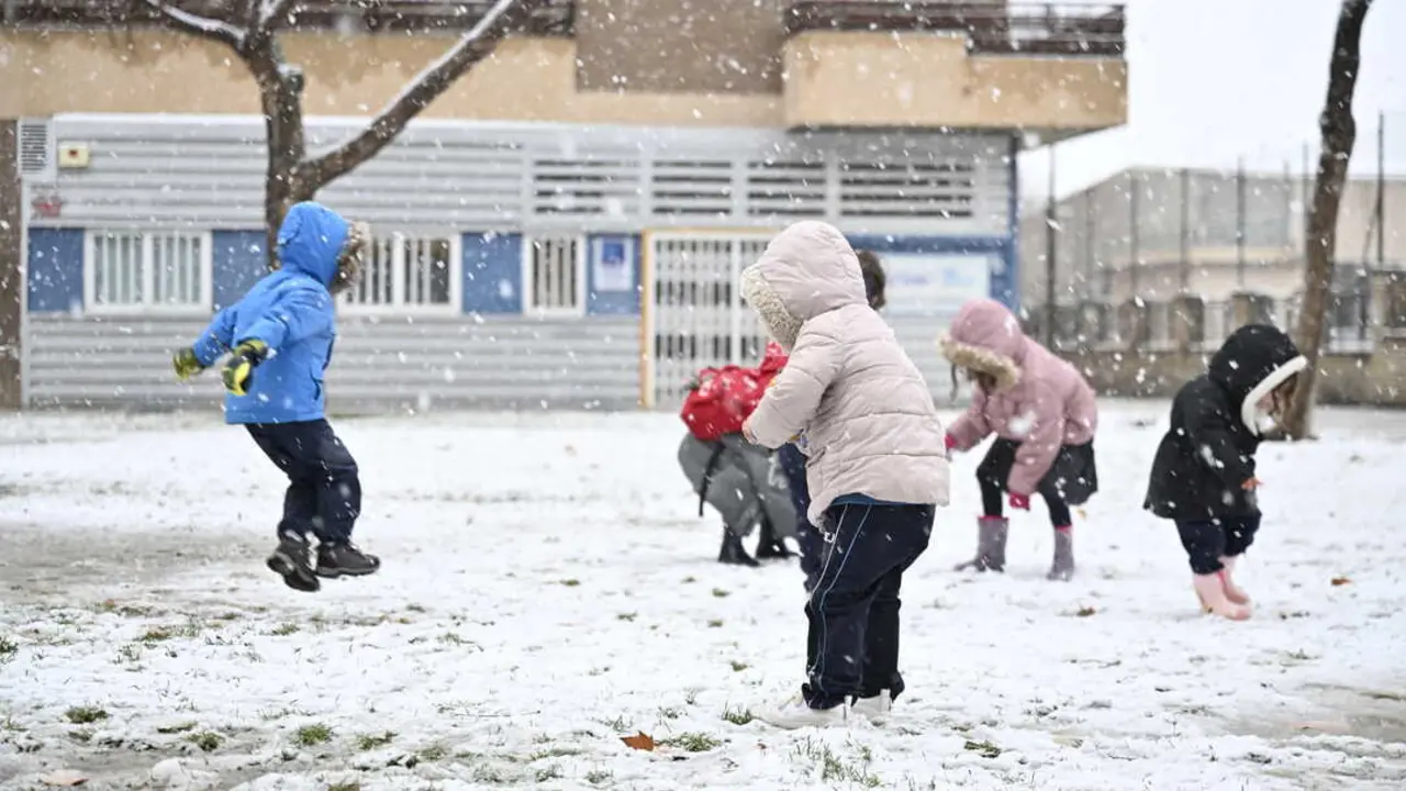      MADRID, 16 (EUROPA PRESS)   Precipitaciones, tormentas, olas y nieve activan este martes los avisos en una docena de provincias, en una jornada lluviosa en la fachada oriental peninsular y Asturias, as&iacute; como a primeras horas en el norte de Galicia, C&aacute;diz, Ceuta, Albor&aacute;n y zonas del Pirineo, con probables acumulaciones significativas de nieve en cotas altas del Sistema Central, seg&uacute;n la predicci&oacute;n de la Agencia Estatal de Meteorolog&iacute;a (AEMET).   En concreto, la lluvia activar&aacute; los avisos en Principado de Asturias (Litoral occidental asturiano, Litoral oriental asturiano, Suroccidental asturiana, Central y Valles Mineros y Cordillera y Picos de Europa), Barcelona, Tarragona, A Coru&ntilde;a, Lugo, Pontevedra, Murcia (Campo de Cartagena y Mazarr&oacute;n), Alicante, Castell&oacute;n y Valencia.   Los mayores acumulados de lluvia se dar&aacute;n en Castell&oacute;n (litoral norte y litoral sur) y Tarragona (litoral sur y prelitoral sur), con m&aacute;s de 80 litros por metro cuadrado (l/m2).   En cuanto a los avisos por tormentas, se dar&aacute;n en Barcelona, Tarragona, Murcia (Campo de Cartagena y Mazarr&oacute;n), Alicante, Castell&oacute;n y Valencia.   Respecto a las provincias con avisos por oleaje ser&aacute;n A Coru&ntilde;a, Pontevedra, Lanzarote y Fuerteventura, mientras que el aviso por nieve estar&aacute; en &Aacute;vila (Sistema central), con acumulados de nieve en 24 horas de hasta 5 cent&iacute;metros, que se esperan por encima de los 1400 metros.   La AEMET prev&eacute; para este martes que un frente atl&aacute;ntico junto a la formaci&oacute;n de un sistema de bajas presiones al sureste de la Pen&iacute;nsula dejar&aacute;n cielos nubosos o cubiertos con precipitaciones generalizadas en la Pen&iacute;nsula y Baleares, que tender&aacute;n a menos de oeste a este.   Estas precipitaciones se prev&eacute;n fuertes y/o persistentes en la fachada oriental peninsular y Asturias, as&iacute; como a primeras horas en el norte de Galicia, C&aacute;diz, Ceuta, Albor&aacute;n y zonas del Pirineo y tambi&eacute;n pueden darse chubascos localmente fuertes en zonas aleda&ntilde;as del Cant&aacute;brico e islas Pitiusas, o ser persistentes en el Sistema Central.   La AEMET ha indicado que, con incertidumbre, los mayores acumulados se prev&eacute;n en el entorno de Castell&oacute;n y sur de Tarragona y se espera que vengan acompa&ntilde;ados de tormenta y probable granizo ocasional en regiones del Mediterr&aacute;neo y en el Estrecho.   Asimismo, la cota de nieve ser&aacute; de 1.500-1.800 metros y bajar&aacute; a los 1.300-1.600 metros en los del cuadrante noroeste, con probables acumulados significativos en el Sistema Central.   Adem&aacute;s, la cola del frente tambi&eacute;n llegar&aacute; a Canarias, con cielos nubosos y precipitaciones d&eacute;biles en los nortes de las islas. Tambi&eacute;n se esperan bancos de niebla en entornos de monta&ntilde;a e interiores del tercio este peninsular.   En cuanto a las temperaturas m&aacute;ximas, salvo algunos aumentos en el entorno pirenaico, Ampurd&aacute;n, sur de Galicia y noroeste de Castilla y Le&oacute;n, estas descender&aacute;n en la Pen&iacute;nsula y Baleares, con pocos cambios en Canarias.   Respecto a las m&iacute;nimas, estar&aacute;n en aumento en la meseta norte y nordeste de la meseta sur y se esperan descensos en Andaluc&iacute;a y Mediterr&aacute;neo, con pocos cambios en el resto. Asimismo, se esperan heladas d&eacute;biles en entornos de monta&ntilde;a.   Tambi&eacute;n soplar&aacute; poniente con intervalos fuertes en el Estrecho y Albor&aacute;n, as&iacute; como con viento moderado del norte en Galicia con intervalos fuertes en litorales, del sur y oeste rolando a norte y oeste en el Cant&aacute;brico y del suroeste en Baleares y litorales del sureste peninsular.   En el resto soplar&aacute; viento flojo de componente sur y este, rolando a norte y oeste en la mitad occidental peninsular y arreciando el este en el Levante. En Canarias soplar&aacute; viento moderado del norte, arreciando a fuerte con probables rachas muy fuertes.        