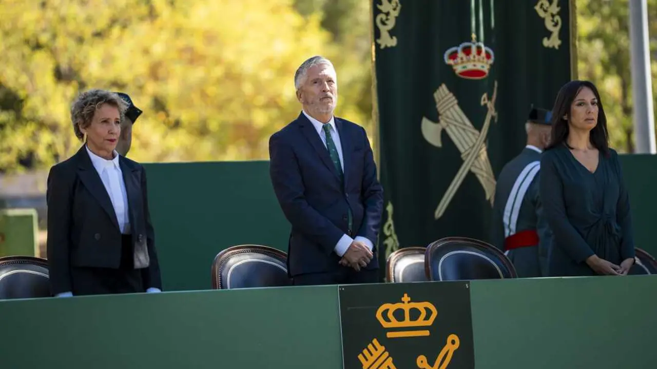 
<p>   MADRID, 16 (EUROPA PRESS)</p>
<p>   El Ministerio del Interior ha elegido al coronel Pedro Merino Castro para ocupar la jefatura de la Unidad Central Operativa (UCO) de la Guardia Civil en sustituci&oacute;n de Rafael Yuste, que recientemente fue ascendido al empleo de general, seg&uacute;n han informado a Europa Press fuentes del instituto armado.</p>
<p>   Pedro Merino Castro pas&oacute; con anterioridad por la UCO y la unidad t&eacute;cnica de la Polic&iacute;a Judicial de la Guardia Civil, adem&aacute;s de ser vocal asesor en el Departamento de Seguridad Nacional del Gobierno.</p>
<p>    Tambi&eacute;n fue asignado a la Casa Real y ocup&oacute; la jefatura de la Comandancia de Salamanca, entre otros empleos como jefe de la Secci&oacute;n de Planes y Estudios en el Estado Mayor.</p>
<p>    Las citadas fuentes del Instituto Armado han destacado del coronel Pedro Merino Castro su amplia formaci&oacute;n y la variedad de destinos dentro de la Guardia Civil, "con especial experiencia en Polic&iacute;a Judicial".</p>
<p> SU ANTECESOR, AL FRENTE DE LA JEFATURA DE SERVICIOS T&Eacute;CNICOS</p>
<p>   El relevo en la UCO se produce por el ascenso a general de Brigada de Rafael Yuste, que ha sido destinado al Mando de la Jefatura de Servicios T&eacute;cnicos.</p>
<p>    La UCO es la unidad encargada de investigar casos de corrupci&oacute;n como el 'caso Koldo', as&iacute; como los que afectan a la mujer y al hermano del presidente del Gobierno, Pedro S&aacute;nchez, todos ellos bajo la direcci&oacute;n del teniente coronel Antonio Balas como responsable de Delitos Econ&oacute;micos.</p>
<p>     Tambi&eacute;n se ha encargado, entre otras causas, de las recientes diligencias por la que ha sido detenida la exmilitante del PSOE Leire D&iacute;ez por presuntos ama&ntilde;os en contratos p&uacute;blicos --junto al expresidente de la SEPI Vicente Fern&aacute;ndez y Antxon Alonso, socio del exsecretario de Organizaci&oacute;n del PSOE Santos Cerd&aacute;n en Servinabar-- o de la investigaci&oacute;n que concluy&oacute; en la condena del fiscal general del Estado, &Aacute;lvaro Garc&iacute;a Ortiz.</p>
<p>    </p>
      