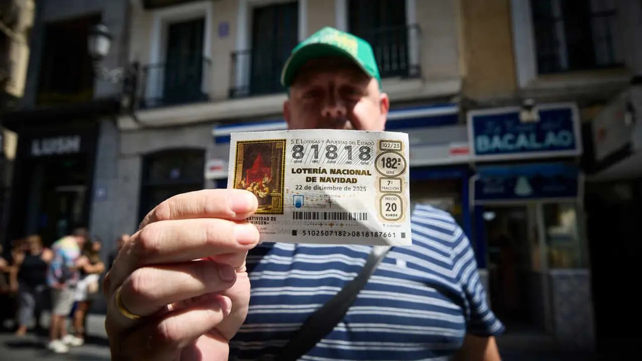 
<p>   MADRID, 16 (EUROPA PRESS)</p>
<p>   Un total de 27 millones de personas juegan al sorteo extraordinario de la loter&iacute;a de Navidad que se celebra el 22 de diciembre, alcanzando m&aacute;ximos hist&oacute;ricos de ventas en el &uacute;ltimo a&ntilde;o con 3.505 millones de euros, seg&uacute;n una investigaci&oacute;n del Consejo Empresarial del Juego (CeJuego).</p>
<p>   La patronal del juego privado ha presentado este martes en Madrid sus estudios anuales 'Juego y Sociedad' y el 'Anuario del Juego en Espa&ntilde;a 2025', que muestran los h&aacute;bitos de la poblaci&oacute;n espa&ntilde;ola con respecto al juego presencial durante el a&ntilde;o 2024.</p>
<p>    El estudio, elaborado por el doctor en Sociolog&iacute;a Jos&eacute; Antonio G&oacute;mez Y&aacute;&ntilde;ez, muestra que el 85 por ciento de la poblaci&oacute;n espa&ntilde;ola entre 18 y 75 a&ntilde;os juega a loter&iacute;as, rascas, casinos, bingos, apuestas deportivas, entre otros.</p>
<p>    En relaci&oacute;n con el perfil del jugador, la investigaci&oacute;n se&ntilde;ala que el m&aacute;s habitual es el de un hombre, con estabilidad econ&oacute;mica. "Juegan menos los hogares con dificultades econ&oacute;micas", indican los autores del estudio, que agregan que el grupo de edad con menor tasa de juego es el de los j&oacute;venes de entre 18 y 25 a&ntilde;os.</p>
<p>   Los principales resultados del Anuario del Juego revelan que de los 31 millones de personas que jugaron en 2024, pr&aacute;cticamente la totalidad participaron en juegos de Loter&iacute;as y Apuestas del Estado (LAE) y 11,9 millones de personas lo hicieron a los productos de la ONCE.</p>
<p>   Respecto a los juegos de los operadores privados (casinos, bingos, apuestas deportivas, m&aacute;quinas tipo B), el estudio apunta que en 2024 participaron en ellos 6,6 millones de personas en la modalidad presencial y otros 2 millones en la 'online'.</p>
<p>   En este sentido, el informe detallada que no existen grandes diferencias entre las distintas modalidades de juego privado (casino, bingos, apuestas deportivas, m&aacute;quinas tipo B), situ&aacute;ndose en el entorno de los 2 millones de personas por cada juego.</p>
<p>    En cuanto a los productos de la ONCE, los cupones siguen siendo los m&aacute;s jugados, aunque las loter&iacute;as instant&aacute;neas, los rascas, han aumentado cuota de mercado, creciendo un 83% en los &uacute;ltimos cinco a&ntilde;os. Es, seg&uacute;n la investigaci&oacute;n, la modalidad de juego m&aacute;s habitual entre los j&oacute;venes de 18 a 25 a&ntilde;os.</p>
<p>JUEGO PROBLEM&Aacute;TICO EN ESPA&Ntilde;A</p>
<p>   Durante la presentaci&oacute;n de las investigaciones, tambi&eacute;n se ha abordado el fen&oacute;meno del juego problem&aacute;tico y se ha destacado que "Espa&ntilde;a presenta una de las tasas m&aacute;s bajas del mundo, con apenas un 0,2% de la poblaci&oacute;n afectada por este trastorno".</p>
<p>    Seg&uacute;n los autores del estudio, casi seis de cada diez jugadores asimilan las p&eacute;rdidas al coste por el entretenimiento, no intentando ganar lo que ha perdido ni buscando enriquecerse.</p>
<p>   Finalmente, el juego privado genera 49.836 empleos, aporta 1.857 millones de euros en impuestos y tasas, y supone el 0,42% del Producto Interior Bruto (PIB) del pa&iacute;s.</p>
      