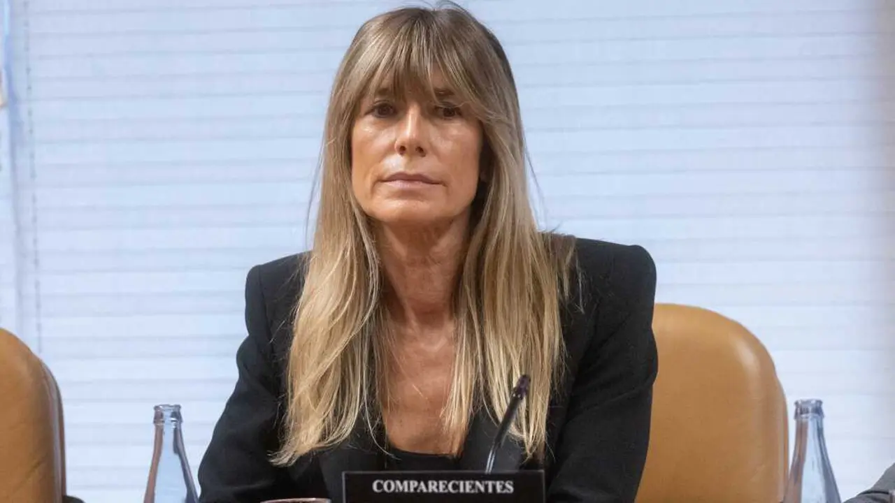 
<p>Un particular asegura que la mujer del presidente tendr&iacute;a fondos ocultos relacionados con el rescate</p>
<p>   MADRID, 16 (EUROPA PRESS)</p>
<p>   El juez Juan Carlos Peinado ha pedido a la Unidad Central Operativa (UCO) de la Guardia Civil que le informe de si han aparecido "nuevos" indicios sobre el rescate de Air Europa para investigarlos dentro de la causa que dirige contra la esposa del presidente del Gobierno, Bego&ntilde;a G&oacute;mez, a resultas de una nueva denuncia que ha formulado un particular.</p>
<p>   As&iacute; consta en una providencia, a la que ha tenido acceso Europa Press, en la que el titular del Juzgado de Instrucci&oacute;n N&uacute;mero 41 de Madrid explica que act&uacute;a a ra&iacute;z de una denuncia que ha presentado contra G&oacute;mez un particular que pide personarse en el procedimiento como acusaci&oacute;n popular.</p>
<p>   En dicho escrito, al que tambi&eacute;n ha tenido acceso esta agencia de noticias, el particular asegura que existe informaci&oacute;n "sobre presuntas cuentas y dep&oacute;sitos bancarios" de Bego&ntilde;a G&oacute;mez "que pudieran guardar relaci&oacute;n con su posible intervenci&oacute;n en el rescate de Air Europa".</p>
<p>   En este sentido, plantea a Peinado que hay "indicios suficientes para proceder a llevar a cabo una m&iacute;nima labor de investigaci&oacute;n de inteligencia financiera sobre la presunta existencia y titularidad de las cuentas y dep&oacute;sitos bancarios" a nombre de G&oacute;mez en Rep&uacute;blica Dominicana que "pudieran ser el lucro o beneficio, contraprestaci&oacute;n o comisi&oacute;n por su intervenci&oacute;n en la consecuci&oacute;n del rescate de Air Europa".</p>
<p>   De igual forma, apunta que existir&iacute;an "indicios y argumentos suficientes para poder llegar a una conclusi&oacute;n aprior&iacute;stica" de que las operaciones referidas pudieran "conllevar riesgo de blanqueo de capitales, por lo que resultar&iacute;a procedente y necesario que se llevase a cabo una investigaci&oacute;n judicial m&aacute;s profunda".</p>
<p>   El denunciante sostiene que hay "indicios incriminatorios en los informes de la UCO y las investigaciones llevadas a cabo en otras instancias judiciales referidas al rescate de Air Europa y la supuesta intervenci&oacute;n de G&oacute;mez en el mismo son m&uacute;ltiples y podr&iacute;an calificarse --desde el punto de vista de un observador razonable-- de abrumadoras (...) e ignorarlas ser&iacute;a hacer un ejercicio de ceguera voluntaria (...) que podr&iacute;a dar lugar a indiscutibles lagunas de impunidad".</p>
<p>ENV&Iacute;A A LA UCO LA DENUNCIA</p>
<p>   En esta misma l&iacute;nea, defiende que la investigaci&oacute;n sobre la actuaci&oacute;n de G&oacute;mez en el rescate de Air Europa "no puede considerarse como prospectiva" y recuerda que la Audiencia Provincial de Madrid "no descartaba la posibilidad de llevar a cabo la investigaci&oacute;n en el momento que aparecieran 'nuevos datos".</p>
<p>   As&iacute; las cosas, el juez env&iacute;a a la UCO el escrito, de 52 folios, que present&oacute; el particular y le pide que aclare en un informe si han aparecido "nuevos" indicios sobre el rescate de Air Europa durante la pandemia.</p>
<p>   La decisi&oacute;n de Peinado tiene lugar despu&eacute;s de que el pasado noviembre la Audiencia Provincial de Madrid frenara por cuarta vez su intento de investigar a la esposa del presidente del Gobierno por la ayuda concedida a la aerol&iacute;nea de Globalia.</p>
<p>   El &oacute;rgano dio la raz&oacute;n a la defensa de G&oacute;mez y a la Fiscal&iacute;a al considerar que la petici&oacute;n del instructor no ten&iacute;a fundamentaci&oacute;n y se refer&iacute;a a noticias period&iacute;sticas que no se investigan en la causa.</p>
<p>   De esta forma, la investigaci&oacute;n que dirige Peinado contra G&oacute;mez de momento se centra en presuntos delitos de tr&aacute;fico de influencias, corrupci&oacute;n en los negocios, apropiaci&oacute;n indebida de marca, intrusismo y malversaci&oacute;n; todo ello, enmarcado en las labores de la esposa del presidente respecto a la c&aacute;tedra que codirig&iacute;a en la Universidad Complutense de Madrid (UCM) y las labores desarrolladas por Cristina &Aacute;lvarez, su asesora en Moncloa.</p>
      