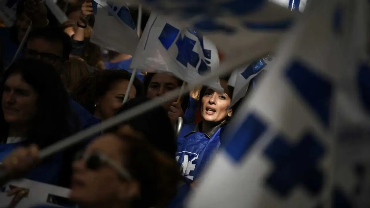 Archivo - Imagen de archivo de t&eacute;cnicos sanitarios durante una manifestaci&oacute;n.