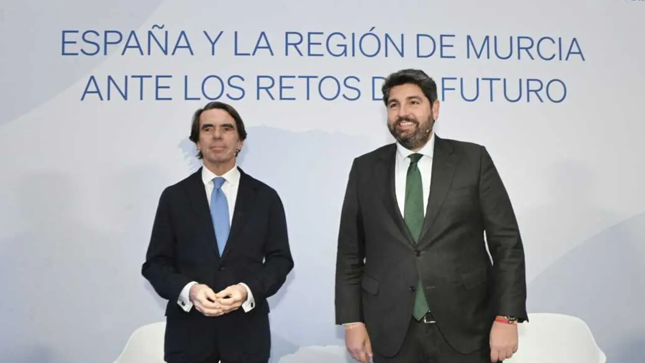 El expresidente del Gobierno, Jos&eacute; Mar&iacute;a Aznar, y el presidente del Partido Popular en la Regi&oacute;n de Murcia, Fernando L&oacute;pez Miras