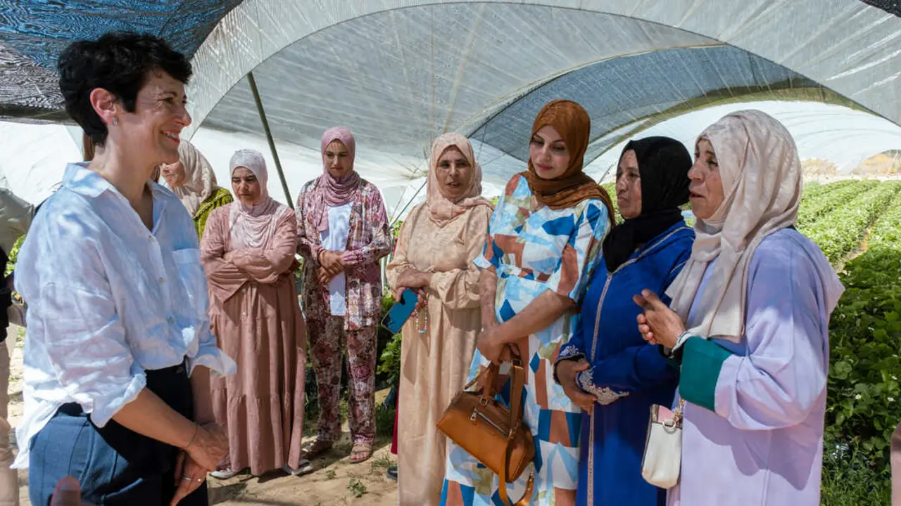 Archivo - La ministra de Inclusi&oacute;n, Seguridad Social y Migraciones, Elma Saiz, con temporas marroqu&iacute;es en Huelva que participan en el programa Waffira.