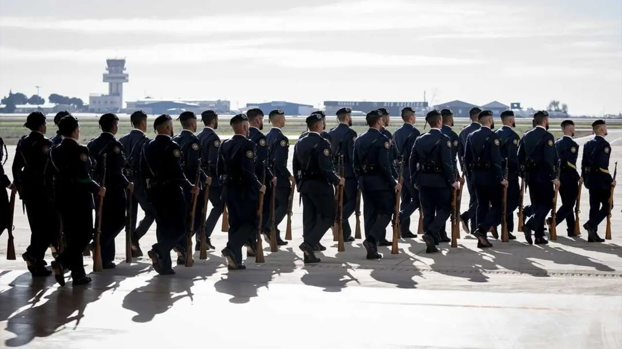 Archivo - Militares espa&ntilde;oles durante los actos de conmemoraci&oacute;n del XXV aniversario del empleo de cabo mayor, en la Base A&eacute;rea de Cuatro Vientos, a 5 de diciembre de 2024, en Madrid (Espa&ntilde;a).    A. P&eacute;rez Meca / Europa Press 05/12/2024