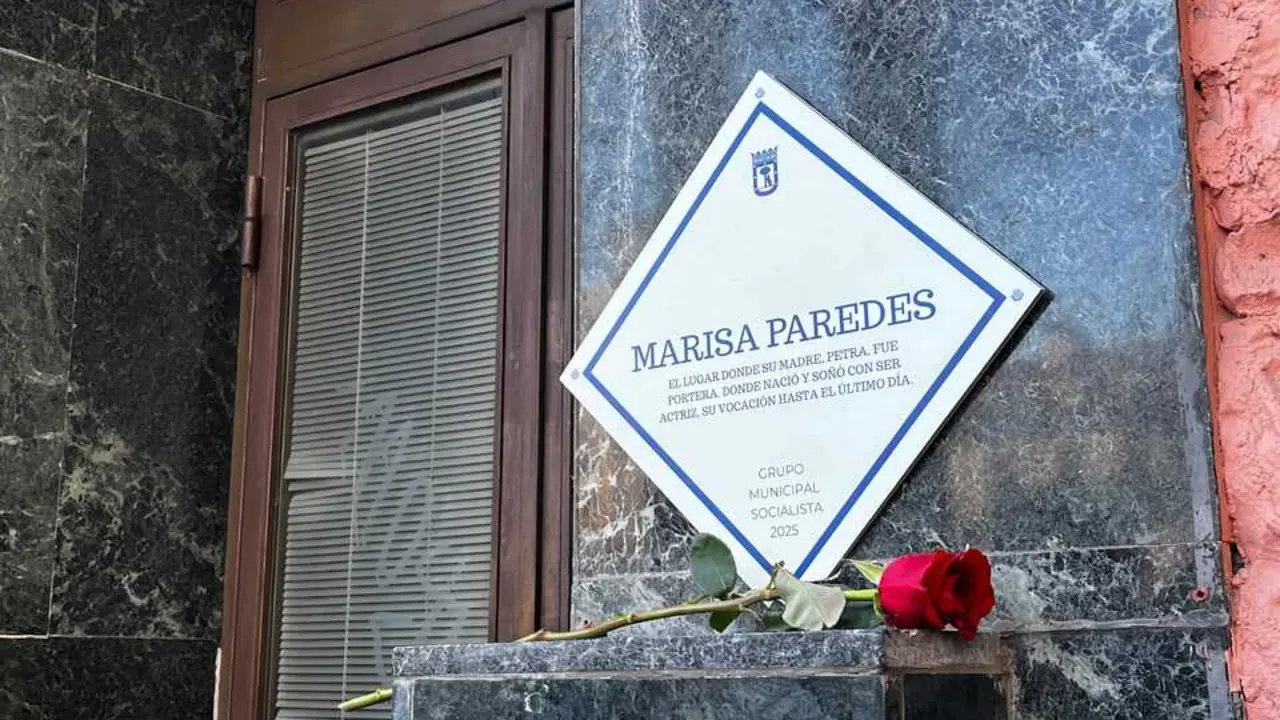 Placa simb&oacute;lica en homenaje a la actriz Marisa Paredes cuando se cumple un a&ntilde;o de su fallecimiento