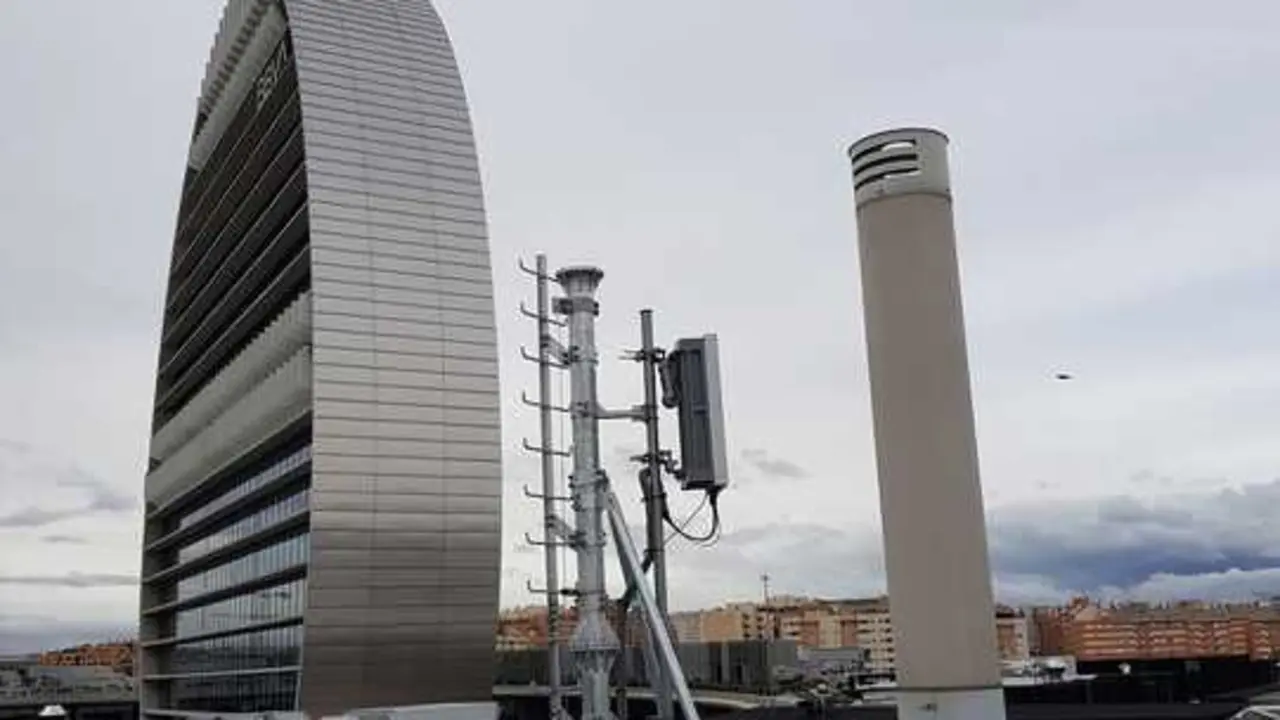 Archivo - Antena para cobertura 5G instalada en Ciudad BBVA por Telef&oacute;nica