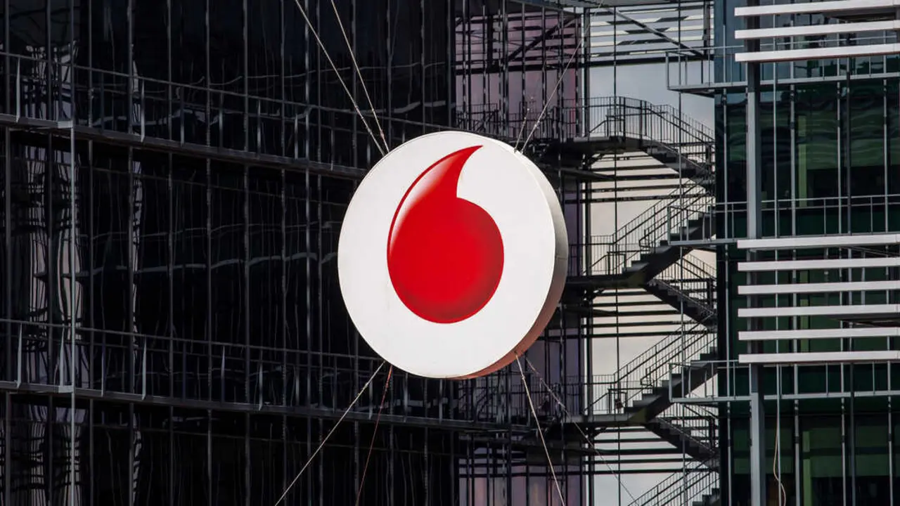 Archivo - Logo de la sede de Vodafone en Madrid el d&iacute;a en el que la compa&ntilde;&iacute;a de telefon&iacute;a ha anunciado un ERE para 515 empleados, a 15 de septiembre de 2021, en Madrid (Espa&ntilde;a).