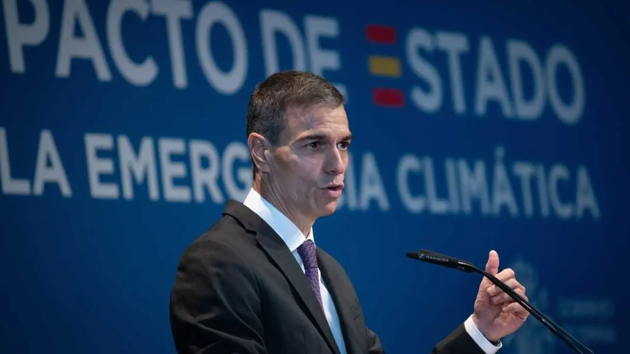 El presidente del Gobierno, Pedro S&aacute;nchez, clausura el acto de 'Avanzando en el Pacto de Estado frente a la Emergencia Clim&aacute;tica' en el C&iacute;rculo de Bellas Artes, a 17 de diciembre de 2025, en Madrid (Espa&ntilde;a).