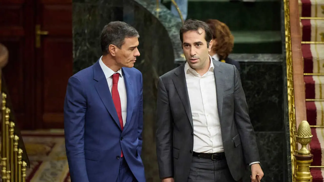 Archivo - El presidente del Gobierno, Pedro S&aacute;nchez, y el ministro de Econom&iacute;a, Comercio y Empresa, Carlos Cuerpo.