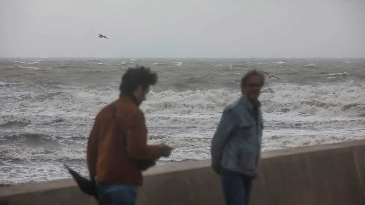ROBER SOLSONA&hellip;.20220325&hellip;VALENCIA&hellip;..LLUVIA Y FUERTE VIENTO EN LA PLAYA DE LA MALVARROSA.