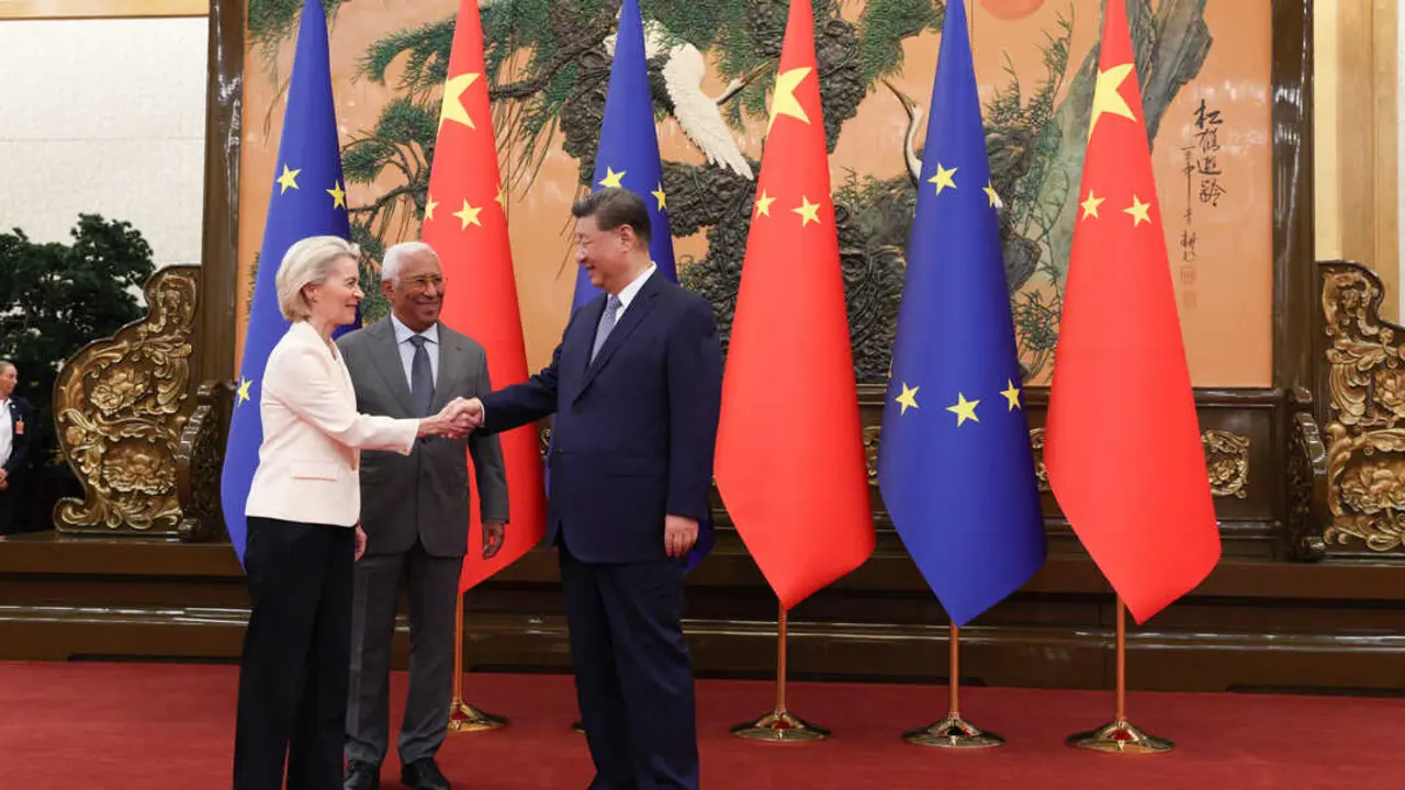 Archivo - La presidenta de la Comisi&oacute;n Europea, Ursula von der Leyen, y el presidente del Consejo Europeo, Antonio Costa, se re&uacute;nen con el presidente de China, Xi Jinping, en el marco de la cumbre UE-China.