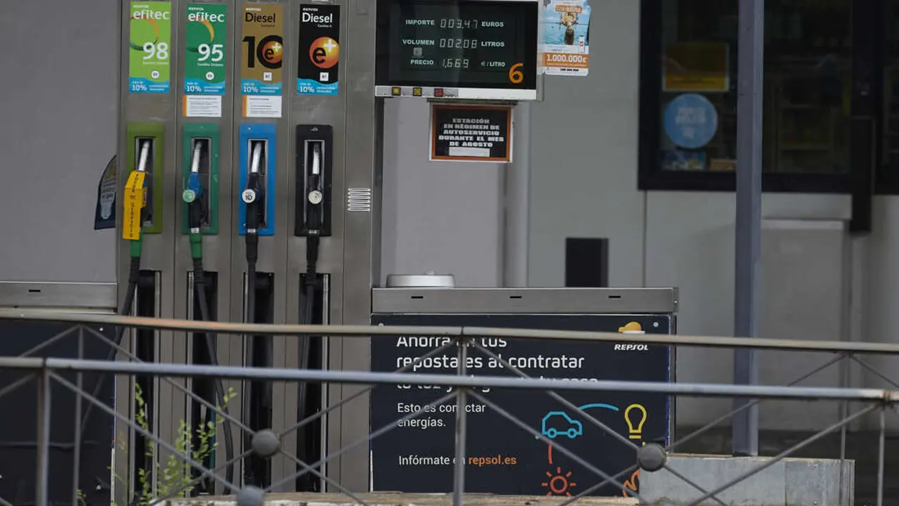 Archivo - Surtidores en una gasolinera