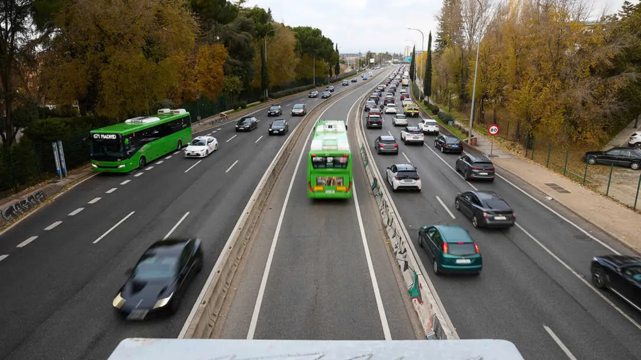 Tr&aacute;fico durante la operaci&oacute;n salida por el puente de la Constituci&oacute;n en la carretera A6, a 5 de diciembre de 2025, en Madrid (Espa&ntilde;a). La Direcci&oacute;n General de Tr&aacute;fico (DGT) pone en marcha este viernes, 5 de diciembre, a partir de las 15.00 horas, hasta la