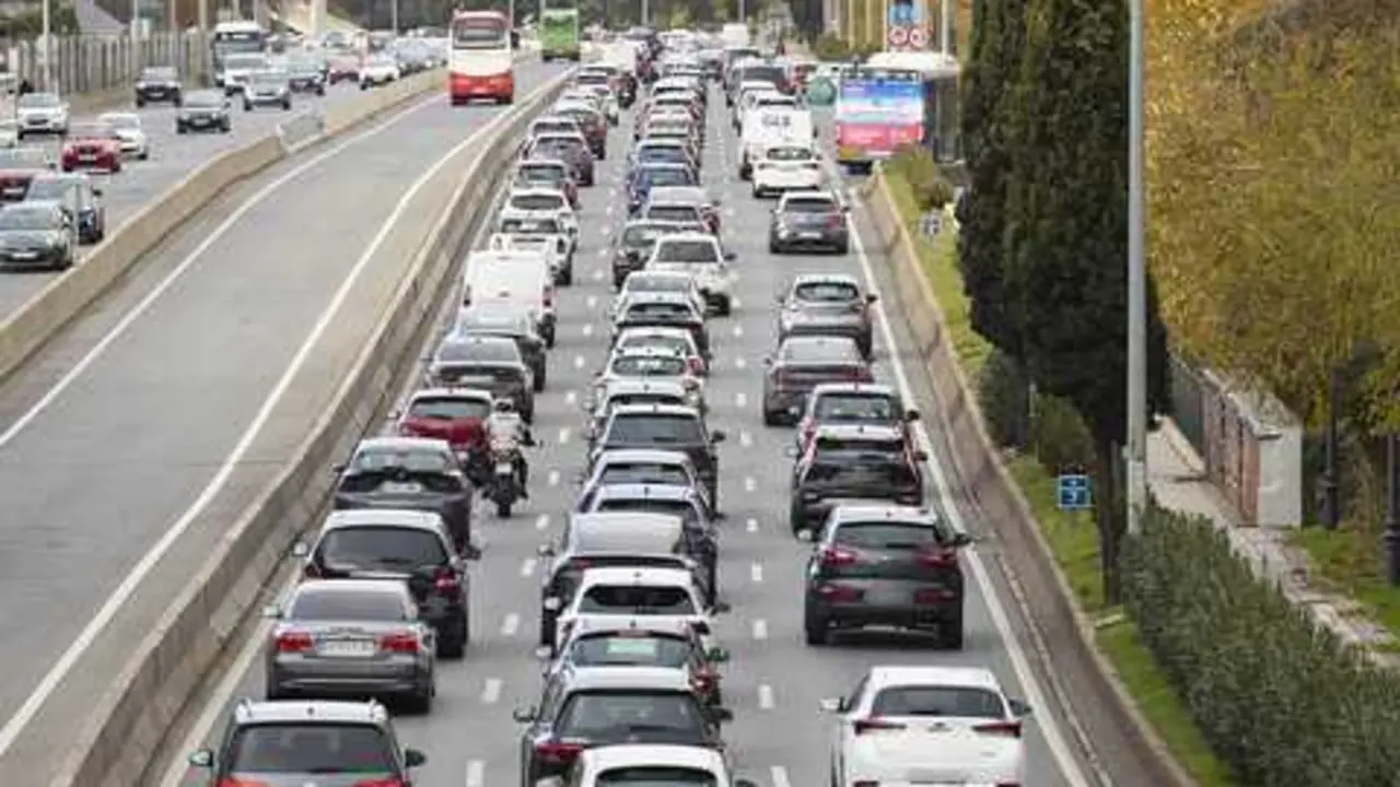 Tr&aacute;fico de salida en la A6 de Madrid. 